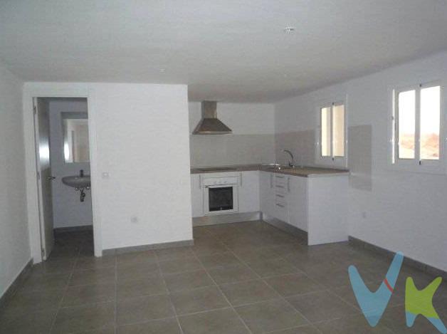 ¡Inversión Segura y Atractiva! Planta baja reformada y alquilado en Vilanova - Zona Tacó. Excelente oportunidad para inversores y también para particulares con visión de futuro. Descubre este coqueto piso totalmente reformado en la zona del Tacó, Vilanova i la Geltrú, un área en plena expansión. ¡Lo mejor es que ya está alquilado a un inquilino solvente! Esto significa ingresos garantizados desde el día uno, sin preocupaciones ni tiempos de espera. La vivienda, lista para entrar, cuenta con un moderno diseño de cocina americana, 1 dormitorio, 1 habitación y un baño completo con ducha. Dispone de galería. Con acabados de calidad (carpintería interior de haya, exterior de aluminio). Ubicado en planta baja en un edificio de pocos vecinos, te ofrece la tranquilidad deseada. Una zona con todos los servicios y una proyección inmejorable. Vilanova i la Geltrú es una encantadora ciudad costera a solo 30 min de Barcelona y 20 min del aeropuerto, con playas, puerto y una Rambla muy animada. Perfectamente comunicada. Una inversión inteligente que te proporciona rentabilidad inmediata en una ubicación estratégica. (El precio no incluye impuestos (ITP, IVA y AJD), ni los gastos de notario ni los de registro.)
