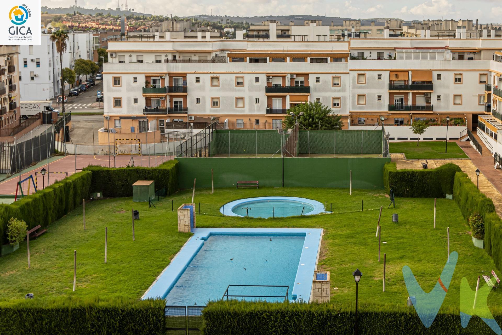 IDEAL PISO EN URBANIZACIÓN PRIVADA CON PISCINAS, ZONAS DEPORTIVAS Y PARQUE INFANTIL EN PUERTAS DEL SUR. La vivienda dispone de 3 dormitorios, que garantizan el confort familiar y 2 baños funcionales para mayor comodidad, uno exterior con bañera y otro interior con placa de ducha. Armario empotrado en dormitorio. Equipado con aire acondicionado tanto en el salón como en el dormitorio principal. Cocina independiente amueblada con algunos electrodomésticos. La urbanización ofrece diversas comodidades como piscinas para adultos e infantiles ideales para disfrutar del verano; además encontrarás zonas deportivas incluyendo pista de fútbol y pistas de pádel perfectas para mantenerte activo sin salir del complejo residencial. Para los más pequeños hay columpios y áreas ajardinadas donde pueden jugar al aire libre bajo supervisión segura. Este inmueble incluye también plaza GARAJE amplia así como TRASTERO, aportando espacio adicional tan necesario hoy día. Edificio con ascensor. Todo ello rodeado por servicios esenciales y fácil salida a todas direcciones. ¡LLAMANOS YA! . Informamos a nuestros clientes de que los gastos de notaría, registro, gestoría, impuestos y los honorarios de la agencia no están incluidos en el precio. A su vez, disponemos del documento informativo abreviado de la propiedad (según decreto 218/2005, del 11 de octubre) y de seguro de caución, para la protección del dinero entregado como señal para la reserva de una vivienda. Por mandato expreso del propietario, comercializamos este inmueble en exclusiva, lo que le garantiza el acceso a toda la información, a un servicio de calidad, un trato fácil, sencillo y sin interferencias de terceros. Por este motivo, se ruega no molestar al propietario, a los ocupantes de la propiedad o a los vecinos. Muchas gracias por su comprensión. 