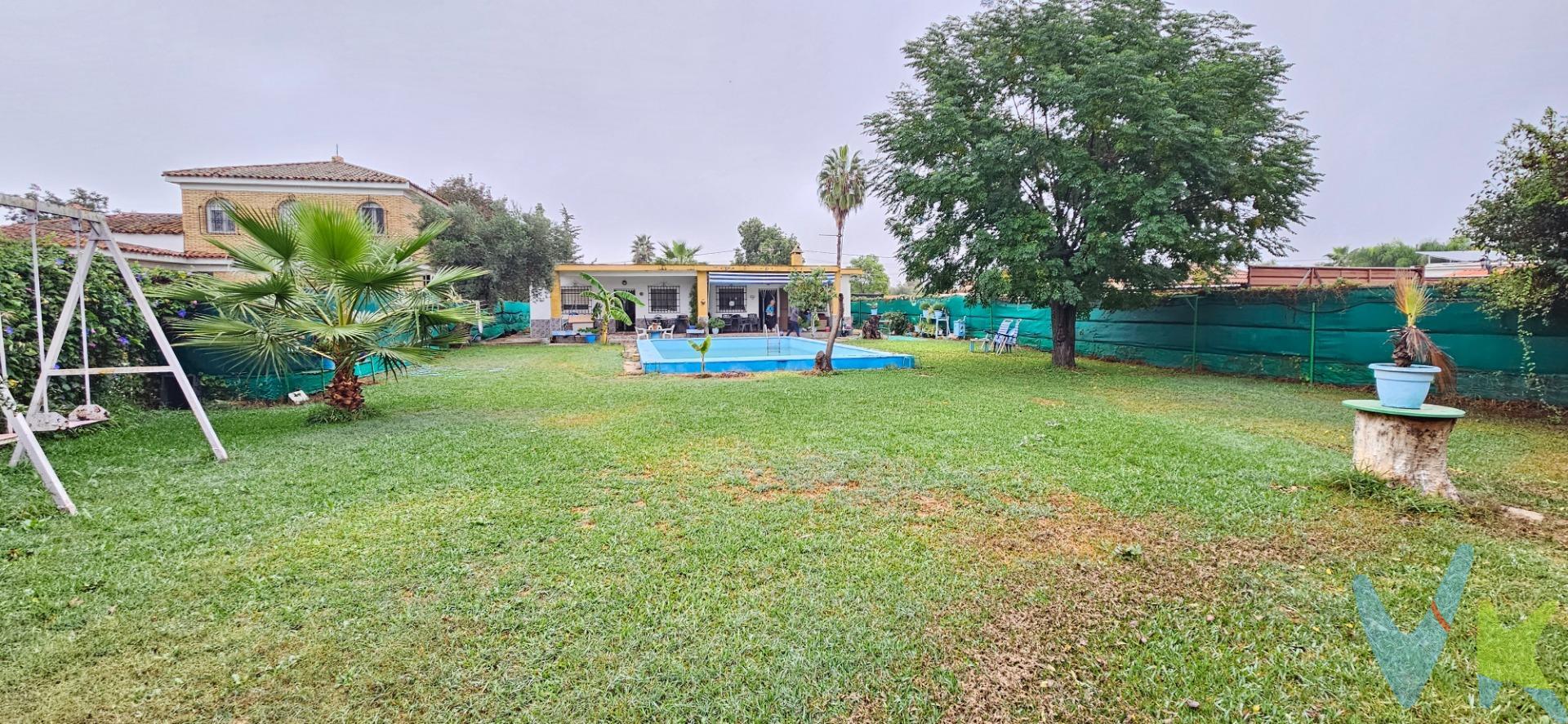 **Finca Rústica en Venta en Urbanización La Hermandad**. ** NO HIPOTECABLE **. Descubre esta impresionante finca rústica de 1.326 m², ubicada en la codiciada urbanización La Hermandad. Esta propiedad cuenta con DOS VIVIENDAS pareadas, cada una de ellas diseñada para ofrecer comodidad y funcionalidad, cada una cuenta con 3 habitaciones, un acogedor salón, baño y cocina, cada hogar es perfecto para disfrutar de la tranquilidad del entorno rural. El amplio jardín es un verdadero oasis, donde se encuentra una PISCINA de 57 m², ideal para refrescarse en los días calurosos. Además, al fondo de la finca, se sitúa una Nave de 77 m² que ofrece múltiples posibilidades: desde un espacio de almacenamiento hasta un taller o una zona de ocio. La finca tiene un gran potencial para diversas opciones de uso del terreno, ya que la edificación no corre el riesgo de derribo debido a su antigüedad. La ubicación es inmejorable, con fácil acceso a la AP4 y a pocos minutos del centro logístico de Amazon, lo que la convierte en una opción atractiva tanto para vivir como para invertir. Hacen un total de 333 m² construidos, la propiedad  completa cuenta con 6 dormitorios, 2 baños, 2 cocinas y 2 salones, uno de ellos con Chimenea. Aunque es de segunda mano y NECESITA REFORMAS, su estructura sólida y sus características hacen que sea una excelente oportunidad para personalizarla a tu gusto. . Una de las viviendas dispone de Chimenea. No dejes pasar la oportunidad de adquirir esta finca rústica que combina la paz del campo con la cercanía a servicios esenciales. ¡Ven a visitarla y enamórate de su encanto!. La Urbanización cuenta con Local para celebraciones para los residentes, restaurante, instalaciones deportivas, supermercados, polvero, semillería y cuenta con servicios de autobus 132B y bus escolar. . Por mandato expreso del propietario, comercializamos este inmueble en exclusiva, lo que le garantiza el acceso a toda la información, a un servicio de calidad, un trato fácil, sencillo y sin interferencias de terceros. Por este motivo, se ruega no molestar al propietario, a los ocupantes de la propiedad o a los vecinos. Muchas gracias por su comprensión. . Impuestos y gastos inherentes a la compra NO INCLUIDOS EN EL PRECIO, como Impuesto de Transmisión Patrimonial, notaría, registro, honorarios profesionales de agencia y posibles gastos financieros, en su caso. D. I. A. (Documento de Información abreviado) a disposición del consumidor que lo solicite, en base a lo dispuesto en el Decreto 218/05 de 11 de Octubre que regula el Reglamento de Información al Consumidor en la compra-venta y arrendamiento de vivienda en Andalucía. 