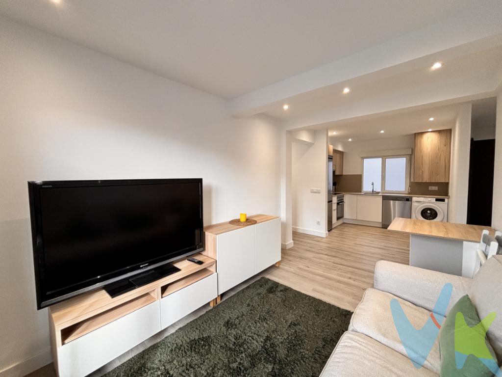  ¡Oportunidad única en la zona de Laviada, Gijón! Presentamos este acogedor piso en venta, un hogar perfecto que espera por nuevos propietarios. Situado en una planta octava, esta propiedad resulta ideal tanto para quienes buscan primera vivienda como para aquellos que desean invertir en una zona con gran demanda.El piso, con 67.69 metros cuadrados construidos  ofrece un espacio funcional y bien distribuido, totalmente reformado para maximizar el confort. Al ingresar, te recibirán cálidos espacios llenos de luz natural que fluyen a través de sus ventanas, creando un ambiente agradable y acogedor. La vivienda consta de dos habitaciones, salón con cocina americana con dos ventanas (se puede independizar) y dos baños, además de un recibidor-vestidor con ventana.La distribución del hogar ha sido cuidadosamente planificada para asegurar un flujo de vida sin interrupciones donde la sala de estar, un refugio tranquilo, invita a disfrutar tanto de momentos de ocio como de encuentros con familia y amigos. Su conexión con el resto de las áreas de la vivienda es fluida y armoniosa.Vivir en esta propiedad también significa disfrutar de una serie de beneficios significativos gracias a su ubicación. Esta zona de Gijón es famosa por su estratégica posición y excelente conectividad. El acceso a servicios de transporte público es sencillo y rápido, con trenes y autobuses disponibles a corta distancia,esto facilita moverse por la ciudad o trasladarse a localidades cercanas, optimizando tiempo y comodidad.El edificio dispone de ascensor, una característica destacada que asegura accesibilidad y comodidad diaria, especialmente al estar en una planta alta. No dejes pasar la oportunidad de visitar este hermoso piso con todas las cualidades para convertirse en tu próximo hogar o inversión, este inmueble promete satisfacer todas tus expectativas. La experiencia de vivir aquí es algo verdaderamente especial, una mezcla perfecta de comodidad, conveniencia y calidez. Te invitamos cordialmente a concertar una visita y descubrir en persona todo lo que este excepcional piso puede ofrecerte. ¡Esperamos darte la bienvenida pronto!Confía en Profesionales acreditados. Disponemos de las certificaciones CRS y Realtor y todos nuestros agentes tienen la titulación AIR (Agentes inmobiliarios Registrados). Tenemos más de 30 años de experiencia en el sector.Todas las cantidades recogidas como depósito están garantizadas mediante seguro de caución.Consulta nuestras reseñas en Google y descubre por qué tantos clientes confían en nosotros.El precio no incluye el Impuesto de Transmisiones Patrimoniales ni los gastos de Notaría y Registro. 