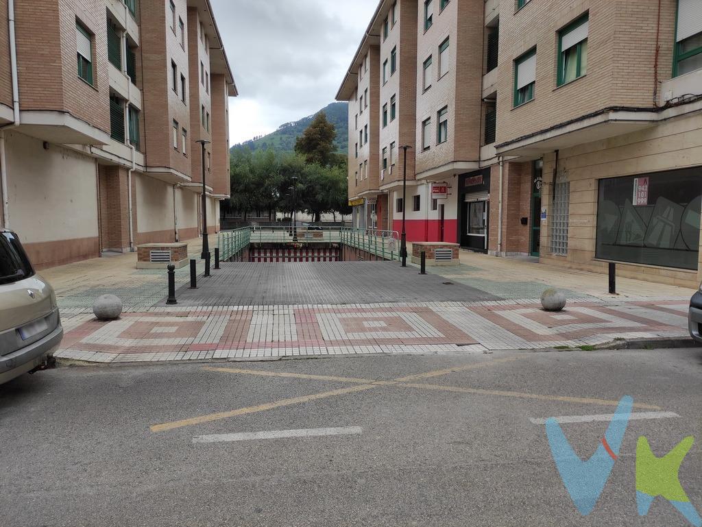 Plaza de garaje en parquing sótano comunitario de La Condesa. Está cerrada con portón ple-leva. Es amplia, para un coche grande. Interesante también como almacén por su buena accesibilidad. Gastos de la transacción: . Compra gravada con impuestos de transmisiones patrimoniales 10%). Coste de escritura e inscripción en el Registro de la Propiedad por cuenta de comprador. Sin gastos de gestión inmobiliaria. 