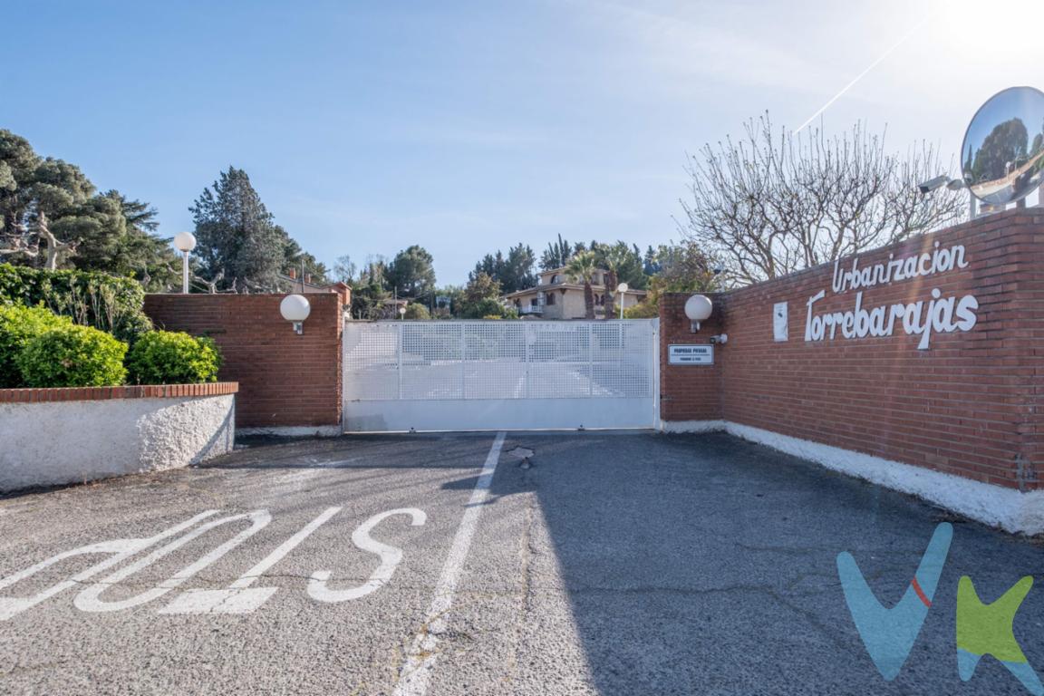 Urb. Torre Barajas. Privacidad, estatus y calidad de vida en una de las ubicaciones más cotizadas de Zaragoza. Presentamos una oportunidad única para adquirir una de las mejores parcelas disponibles en la prestigiosa Urbanización Torre Barajas. Este terreno de casi 2000 m² destaca no solo por su generosa superficie, sino por sus condiciones excepcionales que facilitan una edificación inmediata y de alto nivel. Características Principales del Terreno:. •	Superficie: 1868 m² de suelo urbano consolidado. •	Estado: Parcela totalmente vacía y vallada, lista para entrar a construir. •	Topografía: Terreno con mínimo desnivel, lo que supone un ahorro significativo en movimientos de tierras y muros de contención, permitiendo diseños arquitectónicos limpios y funcionales (ideal para viviendas en una sola planta). •	Privacidad Garantizada: La normativa de la zona (mínimo 1.000 m² por parcela) asegura un entorno de baja densidad, rodeado de grandes fincas y vecinos de alto nivel. Vida de Club y Exclusividad:. Vivir en Torre Barajas es mucho más que tener una casa independiente. Es disfrutar de los servicios de una comunidad selecta y segura:. •	Club Social privado para eventos y reuniones. •	Espectacular piscina comunitaria y amplias zonas verdes. •	Pista de tenis y zonas de juegos infantiles para el disfrute de toda la familia.       Autobús en la puerta de la urbanización.       Colegio Teresianas del Pilar, Condes de Aragón y Antonio Machado a pocos minutos. Ubicación Estratégica:. A un paso del centro de Zaragoza, con excelentes conexiones de salida y entrada a la ciudad, combinando la tranquilidad de una urbanización cerrada con la cercanía a los mejores colegios y servicios de la zona de Miralbueno y Vía Hispanidad. Un valor de mercado altamente competitivo para un suelo finalista, limpio y sin costes ocultos de acondicionamiento. No pierda la oportunidad de construir la vivienda que siempre imaginó en un entorno donde la seguridad y el bienestar son la prioridad. Contáctenos hoy mismo para una visita personalizada sobre el terreno. ________________________________________. 