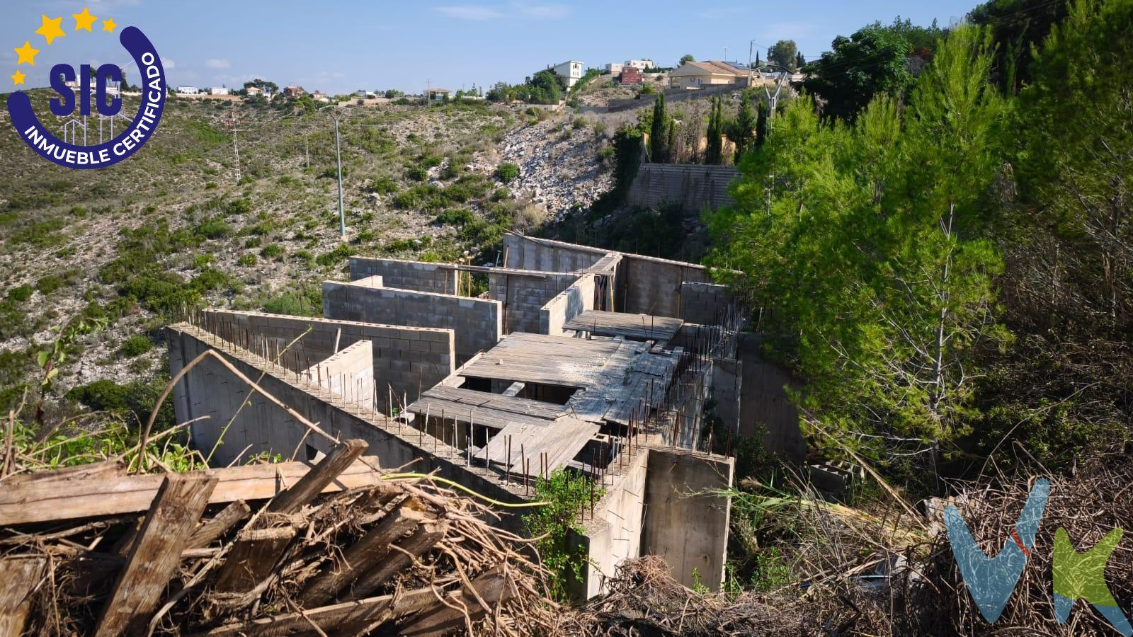 Se vende magnífico terreno urbano de 1.146 m² ubicado en la exclusiva urbanización Calicanto, una de las zonas más tranquilas y demandadas por su entorno natural y su excelente comunicación con Valencia. La parcela cuenta con calificación urbana, ideal para la construcción de una vivienda unifamiliar con jardín, piscina y amplias zonas al aire libre. Su orientación privilegiada y las vistas despejadas ofrecen un entorno perfecto para disfrutar de la naturaleza sin renunciar a la comodidad y cercanía a todos los servicios.El terreno dispone de acceso asfaltado, suministros cercanos (agua, luz y alcantarillado) y se encuentra en una zona consolidada con viviendas habitadas todo el año. Una excelente oportunidad para construir la casa de tus sueños en un entorno exclusivo y rodeado de tranquilidad. Para más información no dudes en llamarnos o venir a vernos. . INFORMACIÓN LEGAL AL CONSUMIDOR:. El precio indicado no incluye impuestos ni gastos derivados de la compraventa. Gastos a cargo del comprador:. • Impuesto de Transmisiones Patrimoniales (ITP): En segundas transmisiones, el tipo general vigente en la Comunitat Valenciana es del 10% sobre la base imponible, que será el mayor valor entre el precio de compraventa, el valor declarado o el valor de referencia catastral, pudiendo aplicarse tipos reducidos según las circunstancias del comprador. • Honorarios de intermediación inmobiliaria: 4% del precio final de venta + IVA (21%), a cargo del comprador. No incluidos en el precio de venta. • Notaría y Registro de la Propiedad: Los aranceles son oficiales y variables en función del precio y características de la operación. A título orientativo, entre 600 € y 1.000 €. Los gastos se distribuirán conforme a la normativa vigente, salvo pacto en contrario. Las condiciones pueden variar en función de las circunstancias personales y del régimen fiscal aplicable. Otros gastos:. • Gastos de financiación: Tasación, comisiones y condiciones bancarias según la entidad elegida por el comprador. • Gestoría: Servicio opcional, con costes variables en función del proveedor. • Podrán existir otros gastos inherentes a la formalización de la compraventa que correspondan al comprador según normativa vigente. El vendedor asumirá los gastos que legalmente le correspondan, salvo pacto en contrario. El inmueble no se encuentra sujeto, a fecha de publicación, a limitaciones de precio derivadas de normativa de zonas de mercado residencial tensionado. Se facilitará al cliente información detallada y personalizada de todos los costes asociados a la operación, así como la documentación relativa al inmueble, disponible en la sede física de la agencia - Av. Blasco Ibáñez 5 Bajo, 46970, Alaquàs (Valencia) y/o en el medio electrónico habilitado – www.inmueblesvalencianos.net. La agencia actúa exclusivamente como intermediaria en la operación. Cualquier compraventa queda sujeta a la aceptación expresa del vendedor y a la formalización del correspondiente contrato. El presente anuncio tiene carácter meramente informativo y no contractual, pudiendo estar sujeto a errores, cambios o actualizaciones.  . La venta de esta vivienda se gestiona mediante contrato de EXCLUSIVA COMPARTIDA por lo que se trabaja con cerca de 400 Inmobiliarias. 