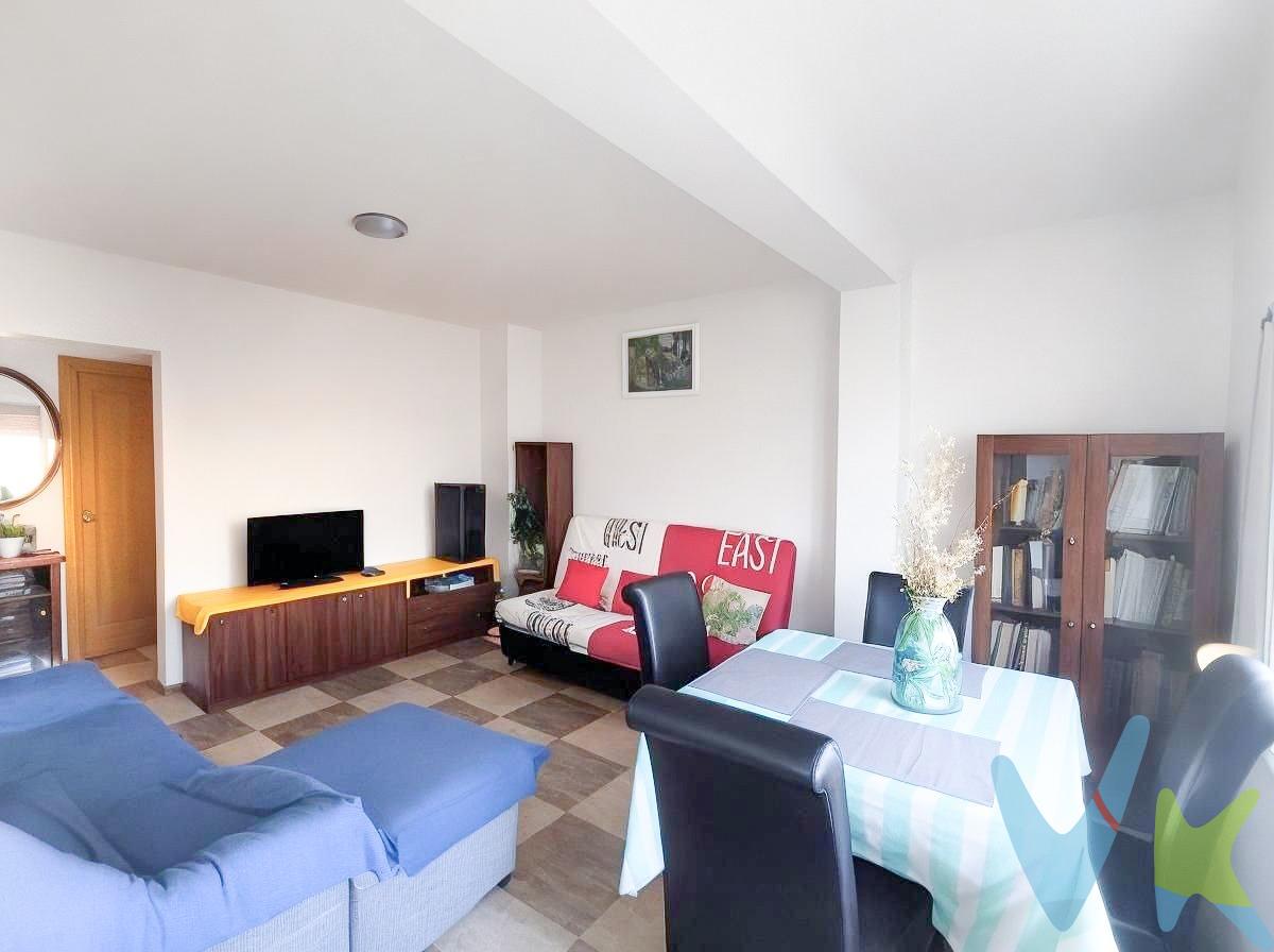 Piso luminoso en Puerto de Sagunto cerca de la playa. Se vende un estupendo piso en Puerto de Sagunto, muy luminoso, en buen estado y con excelente distribución. Ideal para familias, parejas o como segunda residencia cerca del mar; y si quieres empezar tu primera  inversión esta es una gran oportunidad. Características principales:. 2 habitaciones. Dormitorio principal con cama de matrimonio y acceso directo a terraza acristalada con vistas maravillosas. Dormitorio secundario con litera y espacio de almacenaje. 1 baño completo, con mueble de lavabo, espejo y ducha. Cocina amplia y luminosa, con zona de desayunador, perfecta para comidas informales en familia. Salón-comedor con salida a terraza acristalada que aporta mucha luz natural y puede usarse como comedor auxiliar o rincón de relax. Extras y entorno:. Piso exterior con excelente luminosidad en todas sus estancias. Suelos de gres cerámico, buena conservación general. Excelente ubicación, con todos los servicios a mano: colegios, supermercados, transporte público y a pocos minutos andando de la playa de Puerto de Sagunto. Perfecto tanto para vivienda habitual como para disfrutar de vacaciones cerca del mar. CARACTERÍSTICAS BÁSICAS:. Superficie aproximada: 62 m2 construidos. Habitaciones: 2. Baños: 1. Salón/ comedor. Terraza acristalada. Playa: a pocos minutos. Segunda mano/ buen estado. La descripción del presente inmueble e imágenes tienen mero carácter informativo y en ningún caso carácter contractual, pudiendo ser modificados por la inmobiliaria comercializadora sin que ello implique responsabilidad alguna frente a terceros. En el precio de venta a público, esta propiedad NO incluye los gastos de adquisición (Notario, registro, gestión, honorarios, etc..).