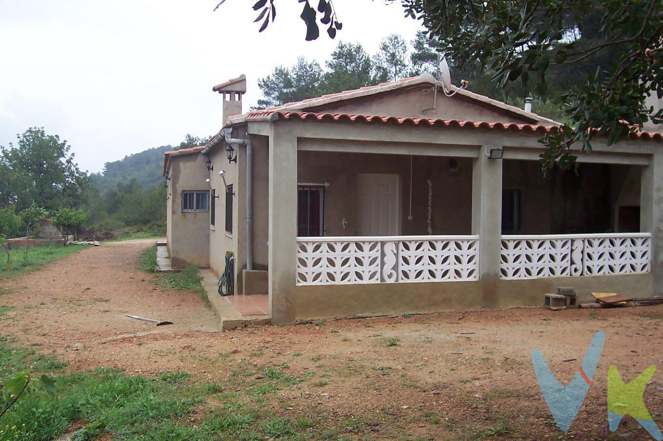 Presentamos una encantadora casa de campo en plena sierra de Buñol. Esta ubicada cerca del campo de entrenamiento del  Levante club de futbol,  de la depuradora  y polígono,. Esto podría ser  molesto para algunos  por el ruido de las fabricas pero a otros nos da igual. . IMORTANTE: Camino destruido x la dana, solo solo puede acceder caminando, se negociara el precio para poder asfaltar. Sus vistas despejadas, su paraje natural lleno de encanto , y su entorno proporciona una  calidad de vida envidiable. Casa de unos 77 metros,  2 habitaciones, cocina office junto a un salón  espacioso, baño con ducha,. suelo de gres, ventanas de aluminio todas con rejas.  Porche cerrado con Barbacoa. Dispone de un gran garaje de unos 100 metros con acceso desde la vivienda, algo muy cómodo  para no tener que salir al exterior, dentro de este gran espacio tienes la posibilidad de ampliar mas tu casa, tener espacio para garaje y ampliar habitaciones, sala de juego o simplemente lo que mas te guste. En el exterior tenemos 5.800 metros de terreno  de tierra de secano. con algarrobos, olivos, suficiente espacio para disfrutar de la naturaleza. Se desconoce la cantidad exacta de arboles y si estos mismos siguen produciendo.  La casa es rustica y no dispone de luz, pero eso no es un problema hoy en día con las placas solares ahorraras en energía.  Agua de aljibe de 22.000 litros. No esta vallada, puedes hacerlo tu a tu gusto y necesidades. No dudes mas y llámanos para  visitar esta oportunidad única . En el precio  del inmueble no van incluidos los gastos de la compraventa ni los honorarios de la agencia asi  como tampoco van incluidos los muebles y enseres del mismo. . Aviso importante de la propiedad: Actualmente la vivienda se encuentra vacía, sin ningún mueble y sin cortinas ni lámparas ni nada de lo que hay en el anuncio. Esta aseada, limpia y pintada pero la decoración .  la pones tu como mas te guste. 