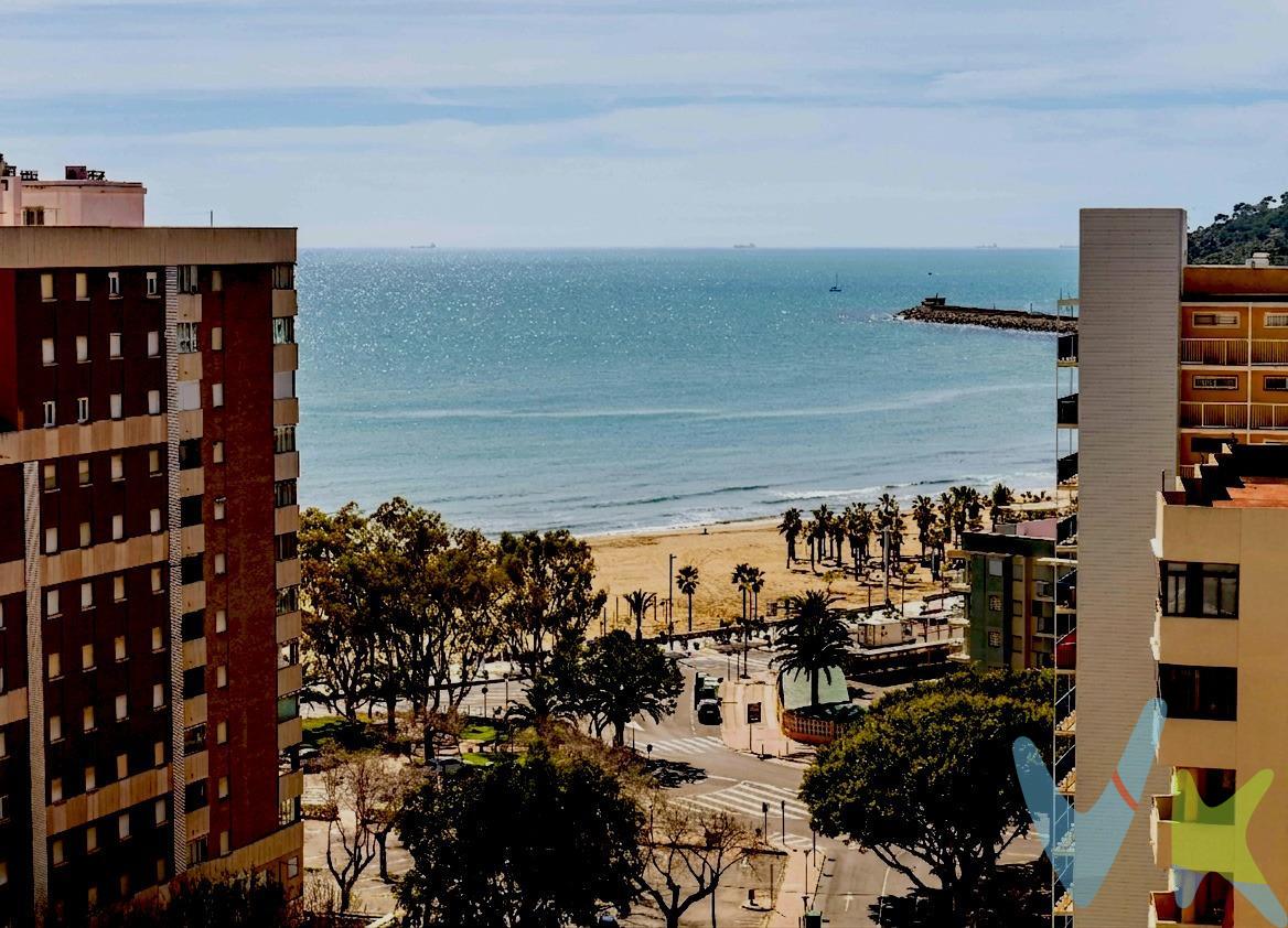 Ubicado en las plantas más altas del edificio, este espectacular ático dúplex en esquina redefine el concepto de privacidad y exclusividad. Su localización es perfecta: situado a tan solo 150m de la Playa de la Concha, permitiendo disfrutar de todos los servicios de la zona. . Tiene dos magníficas zonas exteriores independientes:. Terraza Principal (Planta Superior): Un espacio de 25,50m2 completamente diáfano, diseñado para actuar como un solárium privado o zona chill-out donde contemplar las mejores vistas de la costa. Terraza de Invierno/Verano (Planta Inferior): Un rincón de 13,52m2 equipado con un sofisticado sistema de cortinas de cristal plegables. Un espacio versátil y climatizado para disfrutar del exterior los 365 días del año. Distribución interior y sofisticación en dos alturas. El interior de la vivienda destaca por su excelente distribución, su imponente luminosidad natural y una cuidada selección de acabados. Planta Undécima (Zona Social y de Descanso): Tras cruzar una puerta acorazada de máxima seguridad certificada, se accede a un imponente salón-comedor de 42m2 que conecta directamente con la terraza acristalada. Esta planta alberga una cocina independiente que incorpora zona de galería-tendedero. Se completa con 2 dormitorios dobles con armarios empotrados y un baño con ducha. Todo el mobiliario de este nivel destaca por su calidad en maderas macizas y acabados artesanales en caña natural. Planta Duodécima (El Refugio Privado): Conectada por una elegante escalera, la planta superior ofrece un espectacular dormitorio principal de 17m2. Le acompaña una segunda estancia de otros 17m2, un tercer dormitorio doble de 10m2 y un cuarto de baño de gran formato (8,50m2). Aparcamiento Privado: en el precio le incluye 2 amplias plazas de garaje contiguas en la planta subterránea ideal para coches grandes. Ambas plazas constituyen fincas registrales independientes, con una superficie de 9,90m2 útiles cada una. Confort Térmico: Climatización integral mediante sistema de aire acondicionado. Bienestar: La propiedad se entrega completamente amueblada y dotada de electrodomésticos. El complejo residencial ofrece, además, acceso a su piscina comunitaria. VENTA:. PVP 638.000€. Gastos e impuestos no incluidos en el precio. La compra conlleva impuestos y gastos de formalización para el comprador. A título orientativo se informa que en segundas transmisiones el ITP con carácter general en Valencia es del 10%, pudiendo existir otros tipos impositivos atendiendo a las circunstancias personales del comprador u otras circunstancias previstas legalmente. Base imponible del impuesto el mayor valor entre el precio de compraventa, la tasación o el valor de referencia catastral. En cuanto a los gastos de notaría y registro, en su caso, suelen oscilar aprox. entre 1,5% y 2,5% (aranceles variables según precio, n.º de copias y complejidad). El comprador elige notario. Si el comprador precisase de hipoteca: tasación, condiciones y costes bancarios serán según entidad elegida por el comprador, así como los gastos de gestoría, y cualesquiera otros gastos inherentes a la formalización de la compraventa que legalmente correspondan a la parte compradora, salvo pacto expreso en contrario con el vendedor. El consumidor tiene, conforme a la normativa vigente, a su disposición información y documentación adicional relativa al inmueble y condiciones de la compraventa, que podrá ser consultada en C/Joaquín Costa 4, bajo 46005 Valencia o urbe2@remax.es. Honorarios de mediación inmobiliaria a cargo del COMPRADOR: (3% del precio final de venta más IVA (21%), salvo otro pacto.); y de VENDEDOR (según acuerdo con el mismo). Se informa al consumidor que la agencia actúa como intermediaria inmobiliaria en la operación, estando cualquier eventual compraventa y sus condiciones sujeta a la aceptación expresa del propietario-vendedor y a la posterior formalización del correspondiente contrato.