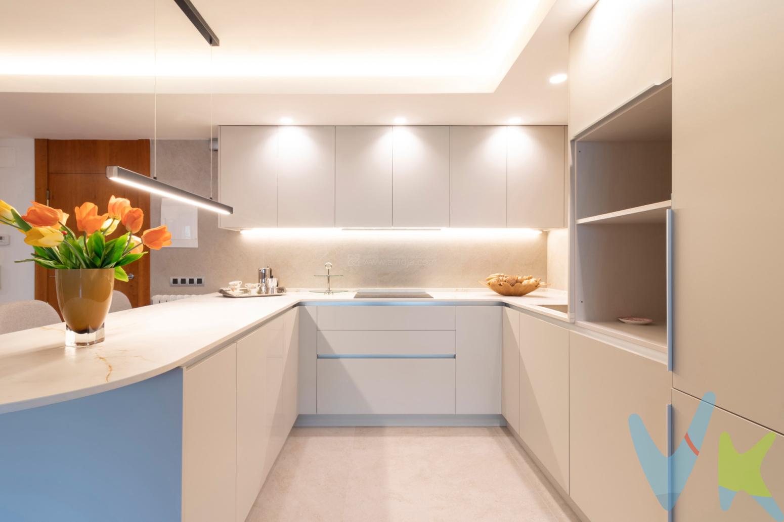 Piso recién reformado.Un Oasis de Diseño frente al Espolón: Donde el Lujo se Siente en Cada DetalleDescubre la oportunidad de vivir en un espacio único, donde el diseño de vanguardia y la funcionalidad más inteligente se fusionan para crear un hogar excepcional. Ubicada en un edificio emblemático junto al Paseo del Espolón, en el corazón latente de Logroño, esta propiedad en plena reforma representa la cumbre del estilo de vida urbano y sofisticado.El Arte de Vivir Bien,Este no es solo un piso; es un proyecto de autor. Cada rincón ha sido cuidadosamente intervenido por una interiorista experta, garantizando que la estética y el confort caminen de la mano. Al ser una primera planta, la vivienda cuenta con una terraza interior preciosa, un espacio íntimo y privado que se convierte en tu propio pulmón verde en el centro de la ciudad.Imagina despertar en un hogar con carácter, disfrutar de un café en tu terraza de 28 m² privada y vivir rodeado de los acabados más selectos.Este inmueble es perfecto para quienes no se conforman con lo convencional y buscan una inversión segura en una zona con alto potencial de revalorización.Dos habitaciones ahora... o 3 cuando quieras. Sin coste para que no tengas que sacrificar ni un metro. ¡No pierdas la oportunidad de estrenar esta joya arquitectónica! Contáctanos hoy mismo para conocer la memoria de calidades completa y concertar una visita exclusiva.Exclusividad Total: Posibilidad de disponer de garaje en el mismo edificio, un lujo escaso y valioso en el centro histórico.Luz y Amplitud: Gracias a una distribución inteligente, el salón-comedor fluye hacia una cocina moderna pensada para los amantes de la gastronomía, bañada por una luminosidad que resalta la nobleza de los materiales.Discreción y Funcionalidad: El gran baño principal esconde un secreto de orden: una zona de lavado integrada de forma discreta, permitiendo que la estética del espacio permanezca impecable sin renunciar a la practicidad diaria.Baños de Revista: La excelencia se palpa en los detalles. Hemos seleccionado grifería y sanitarios de la prestigiosa firma Hansgrohe, sinónimo de diseño ergonómico y durabilidad premium.Ubicación Prime: En la zona más cotizada de Logroño, rodeado de la elegancia del Espolón y la comodidad de tenerlo todo a un paso. Descubre la oportunidad de vivir en un espacio único, donde el diseño y la funcionalidad se fusionan para crear un hogar excepcional. ¡No pierdas la oportunidad de vivir en un espacio único! Contáctanos hoy mismo para conocer más detalles y concertar una visita¡.