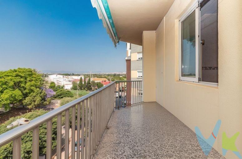 Este amplio piso de 123 m² construidos se encuentra en una zona tranquila y muy bien conectada, en el grao de Castellón. Cuenta con un salón lleno de luminoso de  21,8 m², además dispondrás de cuatro habitaciones dobles, ideales para familias, o personas que necesite espacio adicional para invitados o teletrabajo. La cocina está totalmente reformada y equipada. Uno de los  baños es muy espacioso con plato de ducha y un aseo adicional para mayor comodidad. . Desde su terraza privada podrás disfrutar del aire y las vistas despejadas en cualquier momento del día. La ubicación es excelente, con supermercados, colegios y zonas verdes a pocos pasos, todo lo que necesitas al alcance. Además, estarás muy cerca de Castellón, una ciudad dinámica que te ofrece todos los servicios: hospitales, centros comerciales, universidades, transporte público y una variada oferta cultural y de ocio. Aunque necesita algunas reformas, este piso es una gran oportunidad para diseñar un espacio a tu medida o convertirlo en una inversión rentable en una zona con alta demanda. Ven a visitarlo y visualiza todo lo que puedes crear aquí. 