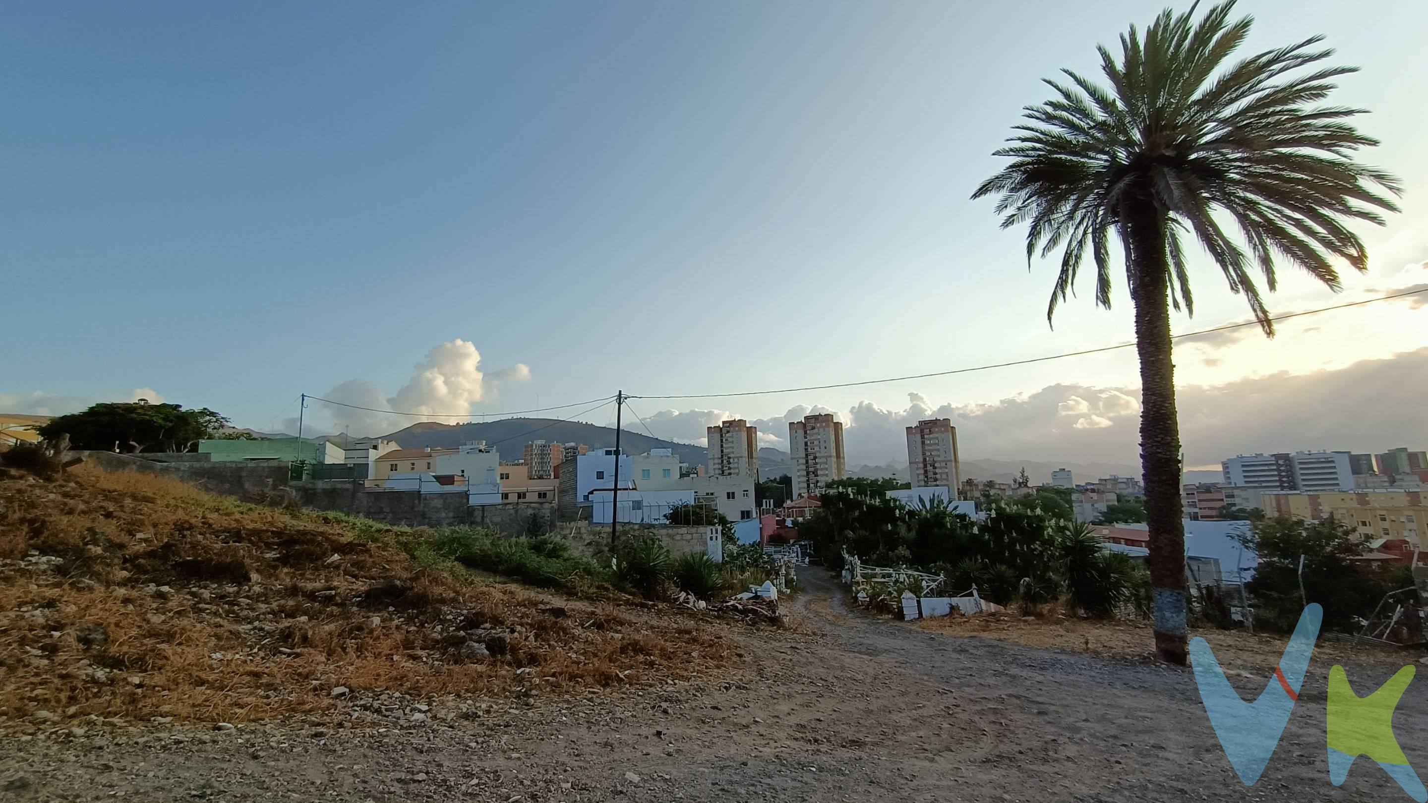 Solar Urbanizable en Santa Cruz de Tenerife. Con una Topografía plana, con acceso rápido desde la autopista TF-5 y muy cerca del Pabellón Pancho Camurria, las piscinas municipales y todos los servicios, lo hace ideal para desarrollo de viviendas.  . 