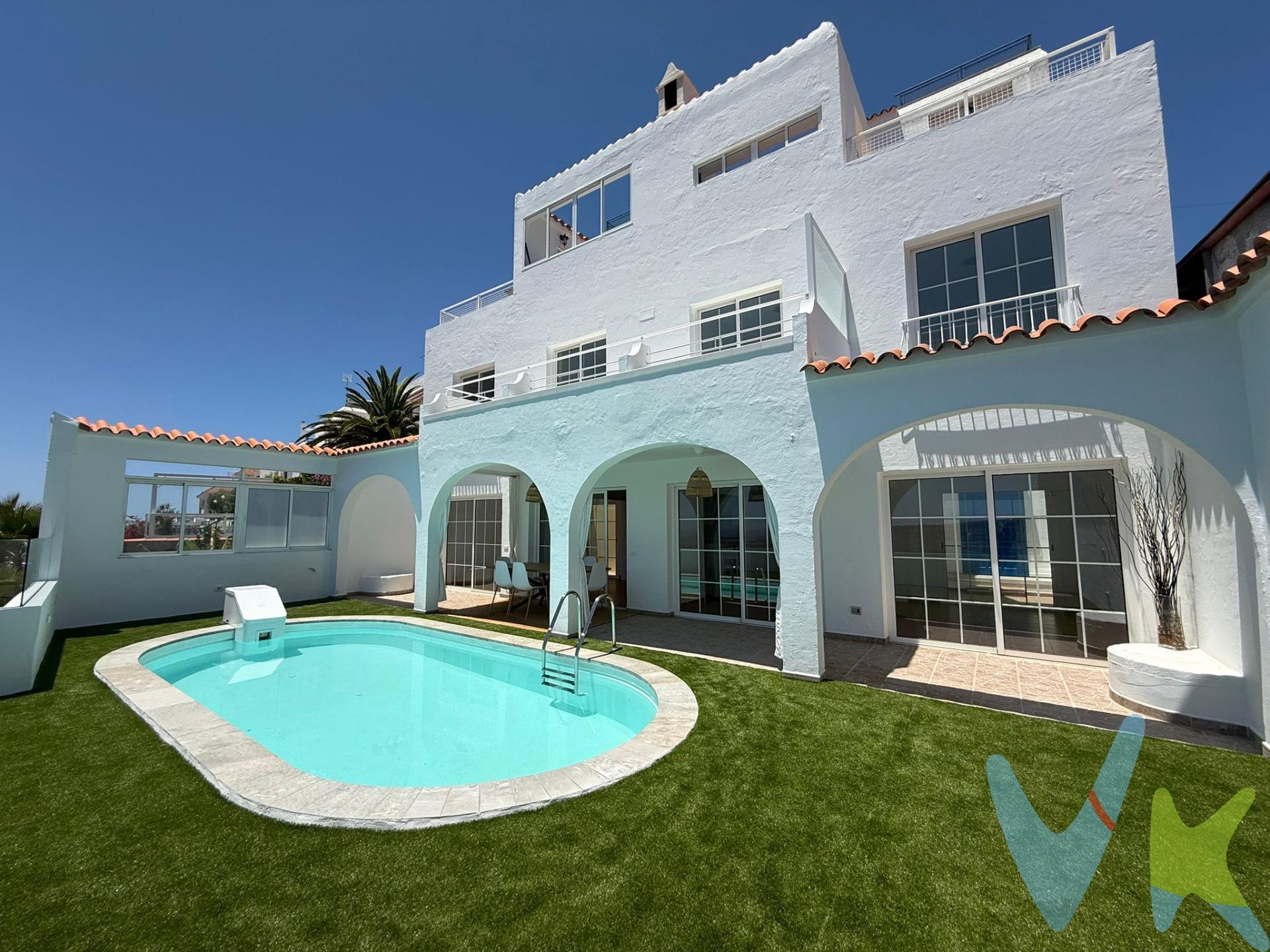 Chalet pareado con piscina privada en Montaña la Data:. Montaña la Data se está volviendo cada vez más popular a la hora de elegir una propiedad. Enclavada en un paisaje natural, esta privilegiada ubicación combina tranquilidad y privacidad con la proximidad a destinos turísticos como Playa del Inglés, Maspalomas y Meloneras, con sus paseos marítimos, el mar y las playas. La posición elevada garantiza vistas despejadas de las montañas canarias,  del océano azul en el horizonte y, a solo 10 minutos en coche del centro comercial El Tablero. Le ofrecemos la oportunidad de adquirir un inmueble en esta ubicación de ensueño. Imagina vivir en una casa que se adapta a tu estilo de vida, donde la independencia y la comodidad van de la mano. Esta exclusiva propiedad adosada de dos alturas ofrece la posibilidad de ser una gran casa familiar o dividirse en dos viviendas independientes, convirtiéndose en una excelente inversión. Diseñada para integrarse con la orografía del terreno, su distribución en diferentes niveles permite aprovechar al máximo la luz natural y las impresionantes vistas panorámicas. Desde cualquier rincón, los atardeceres pintan el horizonte con colores únicos. La comodidad es una prioridad: cuenta con un ascensor desde el garaje, facilitando el acceso a todas las plantas sin esfuerzo. Espacios amplios y luminosos garantizan un ambiente acogedor y funcional, ideal para quienes buscan privacidad sin renunciar a la amplitud. Ya sea para vivir con independencia, compartir con la familia o aprovechar su versatilidad como inversión, esta propiedad es una oportunidad única. ¡Ven a descubrirla y deja que sus vistas y posibilidades te conquisten!. El precio no incluye impuestos y gastos de la compraventa: Impuesto de Transmisiones Patrimoniales (6,5%), honorarios de Notario, Registro de la Propiedad y gestoría. La oferta se sujeta a errores, cambios de precio, omisión y/o retirada del mercado sin aviso previo.