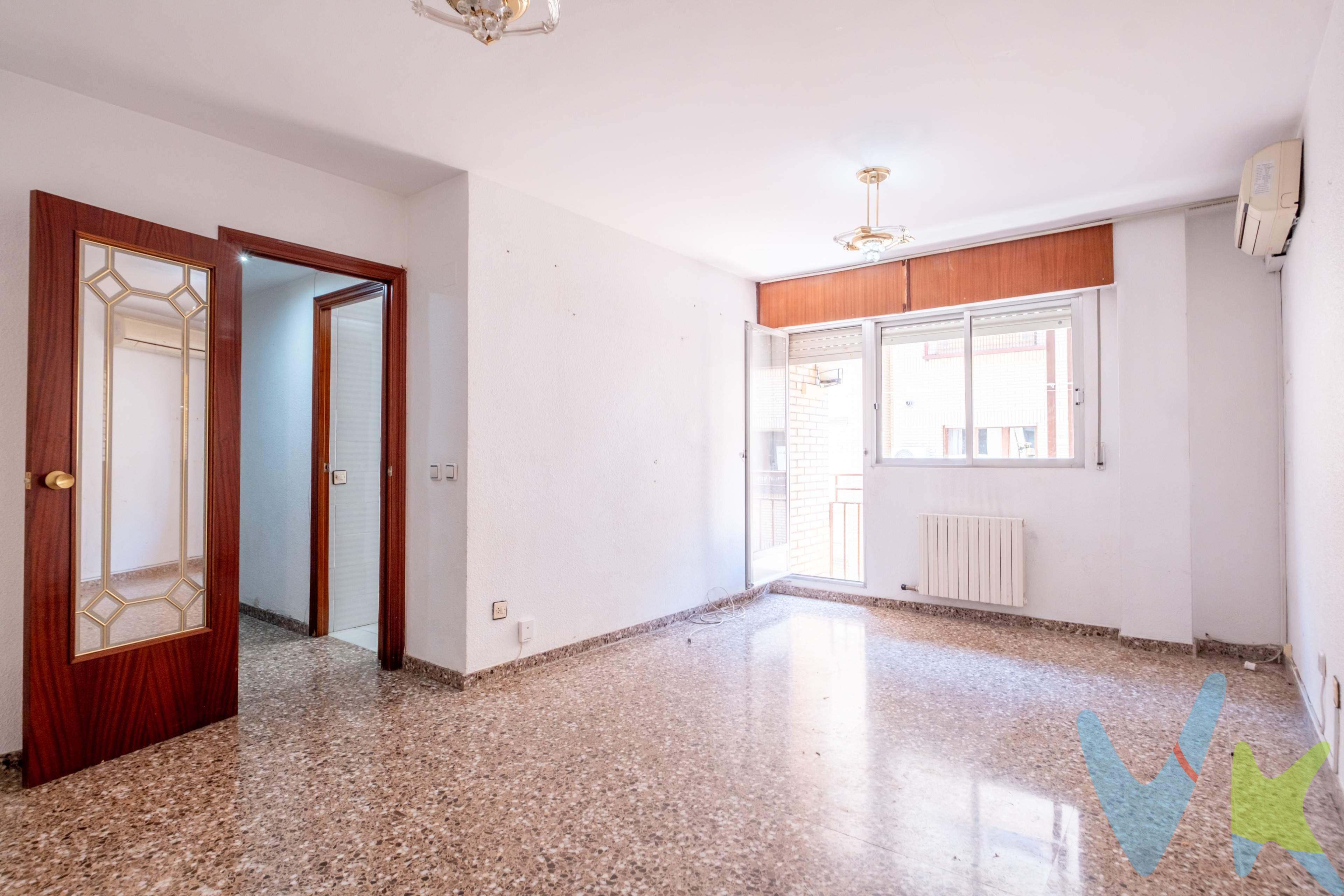 Si conoces Zaragoza, sabes que encontrar un piso donde no tengas que dar vueltas para aparcar, que sea totalmente exterior y que esté a cinco minutos andando de la zona universitaria es un auténtico unicornio. Este piso en la calle Díaz de Mendoza (La Bozada) es esa oportunidad que no sale todos los días. Diseñado para ofrecerte una vida cómoda, práctica y con una luz espectacular. Así es tu próximo hogar (o tu próxima inversión inteligente):. Luz a raudales: Al ser una vivienda totalmente exterior (salvo los baños), disfrutarás de luz natural durante todo el día. Adiós a los pisos oscuros con vistas a patios interiores sin vida. Espacio para todos: Cuenta con 3 dormitorios amplios y 2 baños completos, la distribución perfecta tanto para una familia como para asegurar una alta rentabilidad si decides alquilarlo a estudiantes o profesores. El corazón de la casa: Un salón acogedor que conecta con un pequeño balcón, el rincón ideal para tus plantas o para disfrutar del aire fresco por las mañanas. La cocina es independiente, perfecta para cocinar sin humos en el resto de la casa. Accesibilidad total: Olvídate de escalones incómodos o de cargar con la compra o el carrito del bebé. El edificio cuenta con ascensor a cota cero, garantizando el confort de toda la familia. - Adiós a los problemas de espacio: El precio incluye plaza de garaje y un cuarto trastero en la misma finca. Todo conectado y directo, para que tu día a día sea redondo. - Una ubicación estratégica en Zaragoza:  Ubicado en el tranquilo barrio de La Bozada, estarás a un paso de la Zona Universitaria, del Hospital Clínico y rodeado de todos los servicios que necesitas: supermercados, colegios, parques y excelentes conexiones de autobús con el centro de la ciudad. Una zona cotizada, segura y con una demanda constante. ¿Quieres verlo con tus propios ojos antes de que vuele? Contacta con nosotros hoy mismo para agendar tu visita. Los pisos con garaje y trastero en esta zona duran muy poco en el mercado. *** Gastos e impuestos no incluidos. A título orientativo, en segundas transmisiones, el comprador abonará: Impuesto sobre Transmisiones Patrimoniales (ITP), tipo general en Aragón al 8% (*). Base de cálculo: mayor valor entre precio de compraventa o valor de referencia catastral. Gastos de Notaría y Registro: Aranceles variables según precio, número de copias y complejidad; cálculo según tarifas normativas. Si se precisa hipoteca: Tasación, condiciones y costes bancarios según entidad elegida por el comprador; así como gastos de gestoría y cualesquiera otros inherentes a la compraventa. No se incluyen otros gastos o tributos que puedan por Ley corresponder al comprador. Operación sujeta a doble mediación. Existen honorarios a cargo del comprador, salvo pacto en contrario, no incluidos en PVP. El consumidor conforme a la normativa vigente podrá solicitar información y documentación adicional relativa al inmueble, sus características, condiciones de la operación y del servicio de mediación en la oficina y/o a través de nuestro teléfono de contacto o mail. La agencia actúa exclusivamente como intermediaria en la compraventa, cuyas condiciones, en todo caso, estarán sujetas a la aceptación expresa del vendedor del inmueble y posterior formalización del contrato. La información suministrada se corresponde con la disponible a la fecha de publicación, pudiening variar en función de las circunstancias o actualizaciones legales, contractuales y fiscales. Anuncio de carácter meramente informativo. Para una información exhaustiva sobre el funcionamiento, tipos impositivos y bonificaciones del ITP en Aragón, puede consultar el portal oficial de la Agencia Tributaria Autonómica. Tarifas notariales y registrales reguladas en el Anexo I del Real Decreto 1426/1989 y Anexo I del Real Decreto 1427/1989, respectivamente. Anuncio no vinculante, puede contener errores.
