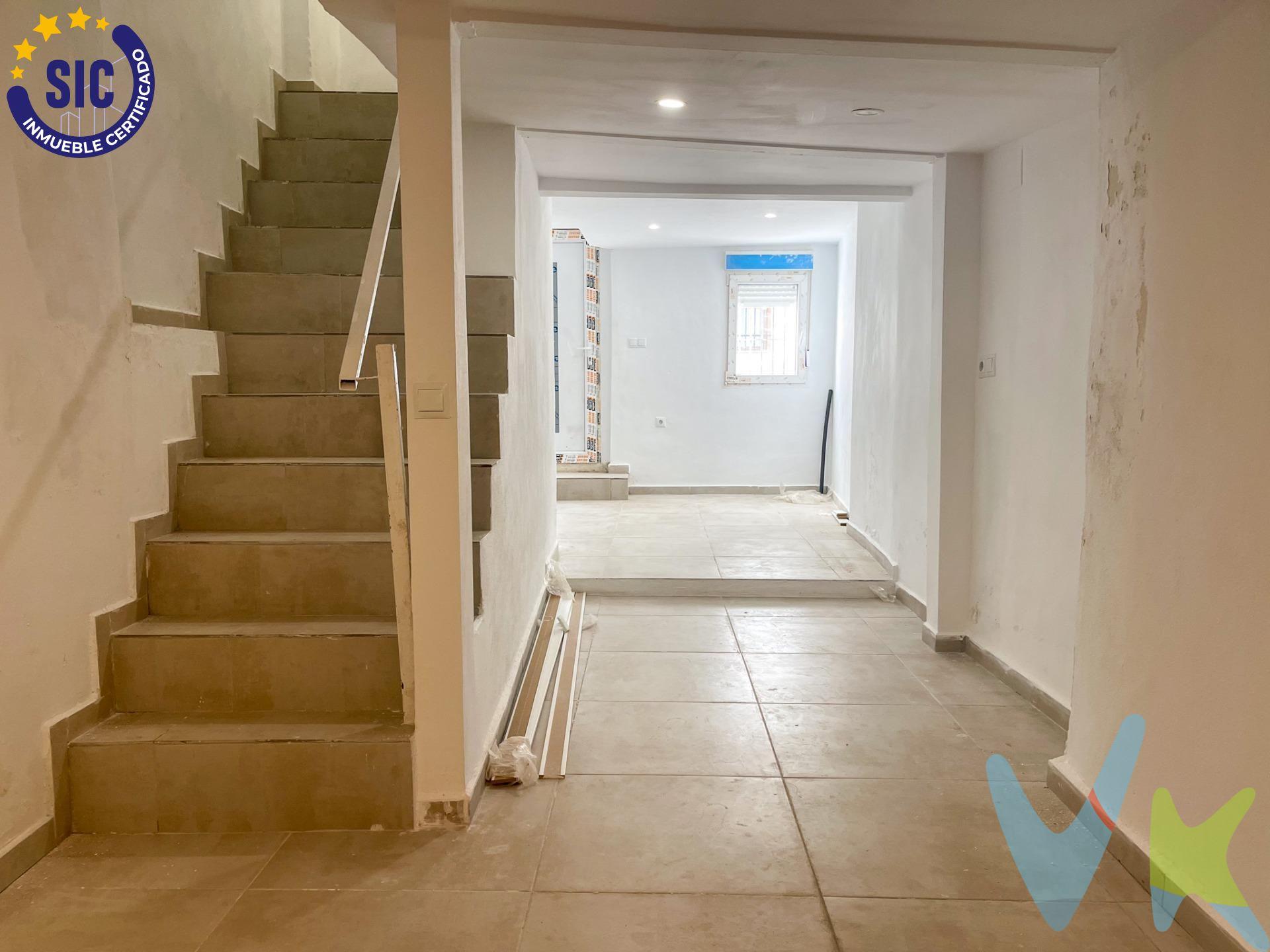 ¿Buscas algo más que una casa? Esta vivienda te ofrece mucho más: un hogar con historia, totalmente renovado, donde cada rincón cuenta una historia de mimo y buen gusto. Situada junto a la emblemática Iglesia del Carmen, en pleno centro histórico de Requena, esta encantadora casa de pueblo de 82 m² y tres alturas te invita a formar parte de la vida del barrio más auténtico y con más vida de la ciudad. Al cruzar la puerta, te recibe un acogedor vestíbulo que marca la entrada a una planta baja pensada para disfrutar. Una moderna cocina americana, abierta al salón, crea un espacio cálido y funcional, perfecto para compartir momentos. Bajo la escalera, un aseo completo bien aprovechado da un plus de comodidad al día a día. Subimos a la primera planta, donde la calma toma forma en una luminosa habitación principal con balcón a la fachada. Aquí despertarás con la luz del sol y las vistas a la vida del casco antiguo. En esta planta también encontramos un baño moderno con plato de ducha, y dos espacios que hoy son almacenes, pero mañana pueden convertirse en vestidor, despacho o habitación extra. En la buhardilla, una gran estancia diáfana te ofrece mil posibilidades: tu estudio soñado, una zona de relax, o un amplio dormitorio lleno de encanto bajo cubierta. La reforma es integral: electricidad, fontanería, carpintería.. todo nuevo. Ventanas de aluminio climalit, termo eléctrico y materiales actuales que combinan perfectamente con el alma de una casa con historia. Además, su ubicación es inmejorable: junto a la iglesia, rodeada de parques, a un paso del ayuntamiento y de bares con encanto. Perfecta como residencia habitual o segunda vivienda con alma. ¿Te imaginas viviendo aquí? No dejes pasar esta oportunidad! Contáctanos. VENTA:. PVP 69.000€.  Gastos e impuestos no incluidos en el precio. La compra conlleva impuestos y gastos de formalización para el comprador. A título orientativo se informa que en segundas transmisiones el  ITP  con carácter general en  Valencia  es del  10%, pudiendo existir otros tipos impositivos atendiendo a  las circunstancias  personales del comprador u otras circunstancias previstas legalmente. Base imponible del impuesto el mayor valor entre el precio de compraventa, la tasación o el valor de referencia catastral. En cuanto a los gastos de  notaría y registro, en su caso,  suelen oscilar aprox; entre 1,5% y 2,5% (aranceles variables según precio, n.º de copias y complejidad). El comprador elige notario. Si el comprador precisase de  hipoteca: tasación, condiciones y costes bancarios serán según entidad elegida por el comprador, así como los gastos de gestoría, y cualesquiera otros gastos inherentes a la formalización de la compraventa que legalmente correspondan a la parte compradora, salvo pacto expreso en contrario con el vendedor. El consumidor tiene,  conforme a la normativa vigente, a su disposición información y documentación adicional relativa al inmueble y condiciones de la compraventa, que podrá ser consultada en C/Joaquín Costa 4, bajo 46005 Valencia o urbe2@remax.es. Honorarios de mediación inmobiliaria a cargo del  COMPRADOR: (3% del precio final de venta más IVA (21%), salvo otro pacto.); y  de VENDEDOR (según acuerdo con el mismo). . Se informa al consumidor que la agencia actúa como intermediaria inmobiliaria en la operación, estando cualquier eventual compraventa y sus condiciones sujeta a la aceptación expresa del propietario-vendedor y a la posterior formalización del correspondiente contrato.