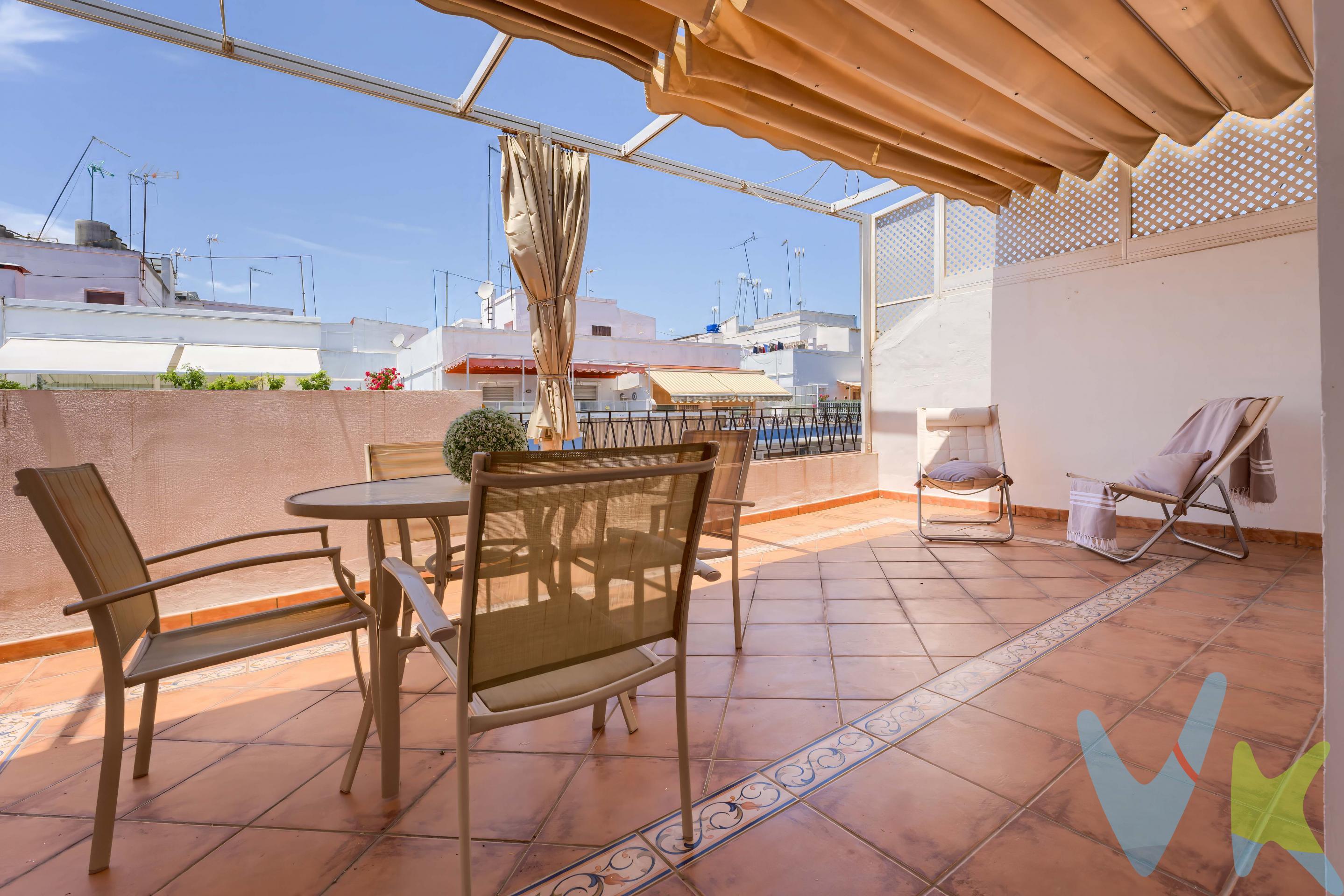 PRECIO DE VENTA: 680.000€ + GASTOS. Esta vivienda destaca desde el primer momento por su gran amplitud, su excelente distribución y una luz natural excepcional que inunda cada estancia. Es uno de esos pisos de los que ya cuesta encontrar, diseñado para ofrecer comodidad y espacio en el día a día. La propiedad cuenta con 5 amplias habitaciones, perfectas para familias numerosas, para habilitar un cómodo despacho de teletrabajo o una sala de juegos. Dispone además de 2 baños completos, un trastero integrado que resulta ideal como zona de desahogo y almacenamiento, y una estupenda terraza privada perfecta para relajarse y disfrutar del clima sevillano. Su ubicación es un auténtico privilegio. Situado en un entorno residencial cotizado, cuenta con todos los servicios a mano: colegios, comercios, ocio y transporte. Además, se encuentra a tan solo 7 minutos andando de la portada de la Feria de Abril, lo que te permitirá disfrutar de las fiestas y volver a casa dando un tranquilo paseo, sin preocuparte por el coche ni el transporte público. Una oportunidad única de ganar en calidad de vida. Si estás pensando en publicarlo y necesitas que se ajuste a un número concreto de caracteres o quieres añadir algún detalle específico (como la planta, si tiene ascensor o garaje), dime y lo perfilamos. En cumplimiento de la Ley 10/2025, de 28 de diciembre, de servicios de atención a la clientela y transparencia, el precio no incluye gastos e impuestos inherentes a la adquisición:. ITP: 7% (47.600€) s/ tipo general en Andalucía (o reducidos de 3,5%, 1,2% o 1% s/ comprador/inmueble), devengado sobre Valor de Referencia de Catastro o precio de venta (el mayor). Notaría y Registro: Según aranceles oficiales (RD 1426/1989 y RD 1427/1989). Gestoría: 545,00€ aprox. (IVA inc.) por tramitación e inscripción. Honorarios Agencia Vendedor: Incluidos. Honorarios Agencia Comprador: Si se contrata encargo de compra, existen honorarios por servicios de información, asesoramiento y acompañamiento (previstos en Encargo y D.I.A.). Servicios adicionales se informarán previamente por escrito. NO VINCULADOS AL PRECIO DE COMPRA. Para información sobre el ITP, consulte el portal de la Agencia Tributaria de la Junta de Andalucía. Documento D.I.A. disponible según Decreto 218/2005 Junta de Andalucía.
