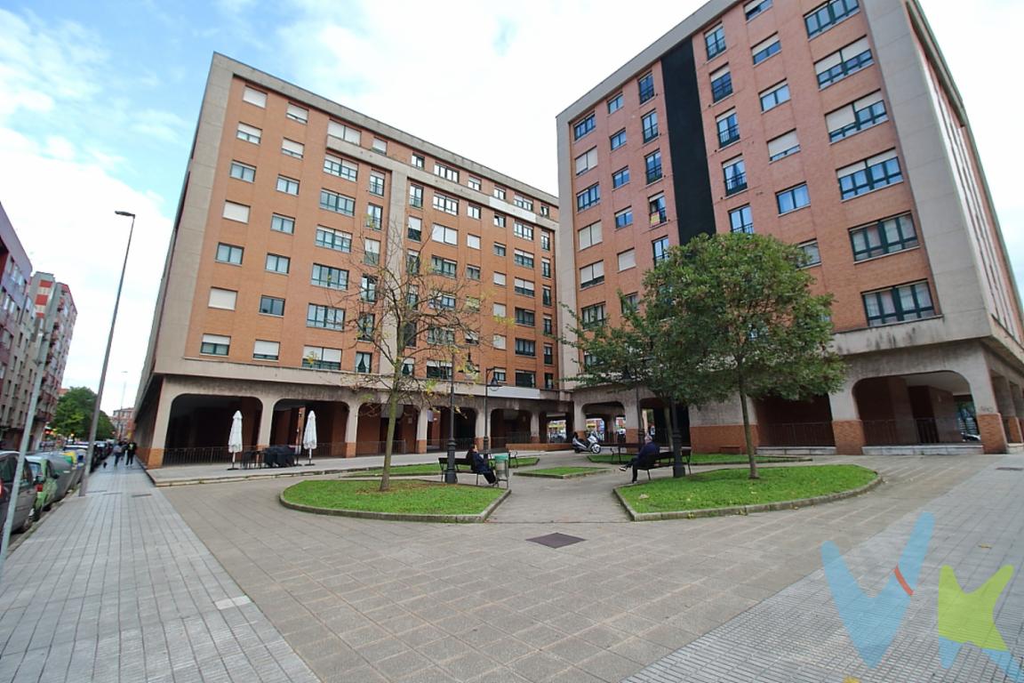 Exclusivo Piso en Venta en la zona de los Cines Yelmo.¿Buscas la vivienda perfecta en uno de los barrios más emblemáticos de Gijón? Te presentamos un magnífico piso en venta situado en la zona de La Calzada. Con una ubicación excepcional, este inmueble te ofrecerá la comodidad y calidad de vida que deseas para tu hogar.Ubicado en la segunda planta de un edificio único y con excelentes calidades, este piso combina modernidad y confort. Disfrutarás de un espacio útil de 73 metros cuadrados distribuidos eficientemente para tu máxima comodidad. Sus amplias estancias ofrecen un ambiente acogedor, ideal para disfrutar con familia y amigos.El inmueble cuenta con dos habitaciones espaciosas, proporcionando el ambiente adecuado para descansar y relajarse. Las buenas dimensiones de estas habitaciones permiten múltiples posibilidades de amueblamiento.La cocina amplia y totalmente equipada para el día a día. Salón grande con dos zonas: de comedor y sala de estar. Dos baños totalmente equipados. Y gran hall que da paso a las distintas estancias de la casa. Aprovecha su luminosidad natural. Es totalmente exterior a excepción de un dormitorio que da a una zona interna del edificio donde poder aprovechar como zona de tendido.Olvídate de las preocupaciones de estacionamiento ya que la propiedad incluye garaje. A este conjunto se suma un práctico trastero, ideal para almacenar todo aquello que desees mantener ordenado y sin ocupar espacio en el hogar.La comodidad forma parte de este inmueble,  ya que con el ascensor a parte de acceder a tu vivienda.  podrás llegar también a tu plaza de garaje y trastero, acceso fácil y sin esfuerzos a tu hogar. Vivir en esta zona de la ciudad  te brinda acceso a una extensa oferta de servicios y conexiones de transporte. Imagina tener la playa a pocos minutos, una amplia variedad de comercios y actividades culturales al alcance. Además, la cercanía con colegios e instalaciones deportivas hace de esta ubicación una elección inmejorable para familias.En todo momento sentirás la sólida construcción del edificio que te proporcionará seguridad y tranquilidad. Cada día disfrutarás de los excelentes acabados y la calidad de vida que mereces. Sin duda, en esta propiedad podrás encontrar el entorno que siempre has buscado para tu nuevo hogar. El precio de la propiedad no incluye impuestos, gastos de registro ni notariales.