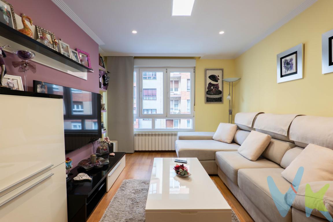 ¡Descubre tu nuevo hogar en la ciudad de Gijón! Ubicado a dos pasos del paseo de Begoña, se encuentra este magnífico piso en venta que, sin duda, será el lugar ideal para ti y tu familia. Con una ubicación privilegiada, es una oportunidad excepcional para adquirir una propiedad en una de las áreas más solicitadas de la ciudad.Este piso dispone de 84 metros cuadrados útiles, ofreciendo un diseño óptimo y confortable.Está distribuido en tres dormitorios, salón, cocina, despensa y dos baños, uno de ellos en suite. La disposición de este piso garantiza la máxima comodidad y funcionalidad para el día a día.El edificio, ha sido testigo de la evolución y modernización del barrio.Su fachada ha sido rehabilitada de manera integral, así como su portal que se ha renovado adaptándose a la normas de movilidad reducida, especialmente útil para personas mayores o familias con niños pequeños.Una de las características destacadas de esta propiedad es su cercanía a diversos medios de transporte, facilitando el acceso y la movilidad hacia cualquier punto de la ciudad y alrededores. La proximidad a paradas de tren y autobús asegura que el traslado al trabajo, la escuela o cualquier otra actividad diaria sea rápido y sencillo, aumentando así la calidad de vida de sus futuros residentes.Este piso está preparado para ser habitado de inmediato.Una cocina equipada y funcional, te permitirá realizar todo tipo de preparaciones culinarias, mientras que el resto de huecos, ofrecerán la posibilidad de disfrutar de un entorno completamente listo para vivir. Esta ventaja supone un ahorro considerable de tiempo y esfuerzo para el comprador.No pierdas la oportunidad de visitar esta maravillosa propiedad que combina ubicación, funcionalidad y confort en un solo lugar.Esta zona tan céntrica en Gijón, conocida por su ambiente acogedor y tranquilo, es ideal para quienes buscan un equilibrio entre la vida urbana y la serenidad de una zona consolidada. Con supermercados, colegios, y parques en las inmediaciones, dispone de todo lo necesario para una vida tranquila y cómoda.Este excepcional piso espera por tu visita para convertirse en el escenario de nuevos comienzos y recuerdos inolvidables. No dejes pasar esta oportunidad de inversión en un mercado inmobiliario floreciente.Queremos invitarte a conocer en persona las características que hacen de este hogar una elección perfecta. Contáctanos para programar una visita y descubre cómo este piso puede ser el hogar con el que siempre has soñado.En el precio no están incluidos los gastos de transmisión patrimonial,registro y notaría.