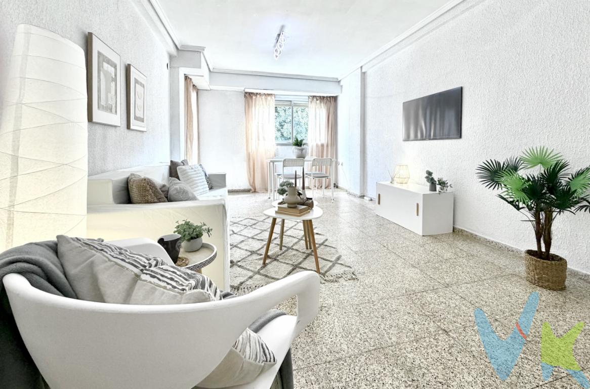 El próximo viernes 6 de noviembre ponemos a la venta en un nuevo Open Homes esta vivienda situada en calle campos crespo nº 90.La vivienda se distribuye en recibidor, cuatro habitaciones, un baño, salón-comedor con acceso a un balcón y cocina con acceso directo a una amplia terraza, además de la galería.El edificio fue construido en 1975, está equipado con ascensor a cota 0, lo que facilita el acceso diario, especialmente para cargas, personas mayores o movilidad reducida. La vivienda, situada en la primera planta, cuenta con 85,28 metros útiles y 101 metros construidos, cifras que se traducen en ambientes luminosos y bien aprovechados, sin rincones desaprovechados. La vivienda cuenta con una reforma en cocina y baño realizada recientemente y en perfecto estado para su uso.La localización en Patraix - Sant Isidre combina el encanto de una zona con vida de barrio y la conveniencia de servicios: supermercados, cafeterías, comercios y áreas recreativas están al alcance a poca distancia. Ubicado junto a la parada de metro Sant Isidre y la parada del autobús.Este piso es una oportunidad ideal para quienes buscan invertir o hacerse con una residencia espaciosa en Valencia, sin renunciar a una ubicación estratégica. Si desea saber más, le invitamos a concertar una visita que le permitirá identificar las posibilidades de reforma o de distribución que mejor se ajusten a sus gustos y a su modo de vida.En definitiva, este piso en Valencia, en la zona de Patraix - Sant Isidre, reúne todo lo necesario para vivir con comodidad y conveniencia. No deje pasar la oportunidad de conocerlo y valorar su potencial para convertirlo en su próximo hogar.------Agencia Registrada con el Nº 2960 en el Registro Obligatorio de Agentes Inmobiliarios de la Comunitat Valenciana, según el DECRETO 98/2022, de 29 de julio, del Consell, por el que se regula el Registro de Agentes de Intermediación Inmobiliaria de la Comunitat Valenciana.La documentación del inmueble ha sido revisada y estimamos que reúne todos los requisitos necesarios para ser comercializado.El precio del inmueble no incluye los honorarios de la agencia que ascienden a un 4% + IVA, ni los gastos de notaría y registro de la propiedad (que están sujetos a aranceles y varían dependiendo del precio de escrituración), ni los impuestos (que en la Comunitat Valenciana varían dependiendo del precio del inmueble y de las características personales del comprador). Si tramita la inscripción una gestoría, deberá abonar sus honorarios más iva ( en este caso suele oscilar entre los 250EUR y los 400EUR + iva).Las medidas aquí expuestas han sido obtenidas del Catastro.El anuncio no es vinculante, puede contener errores.¿Tienes alguna duda? Consúltanos.***Los vendedores han confiado en este equipo para gestionar la venta del inmueble de forma exclusiva. Como no puede ser de otra forma, garantizamos un servicio de calidad, actuando en todo momento de forma transparente, ética y profesional. Así pues, se ruega la no interferencia de terceros, y sobre todo, no molestar a los propietarios, a los ocupantes del inmueble o a los vecinos. Muchas gracias por tu comprensión.