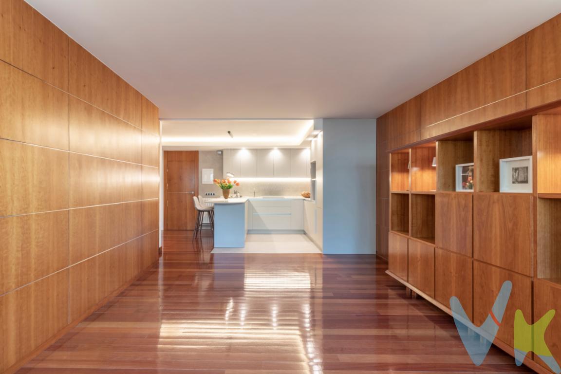 Piso recién reformado.Un Oasis de Diseño frente al Espolón: Donde el Lujo se Siente en Cada DetalleDescubre la oportunidad de vivir en un espacio único, donde el diseño de vanguardia y la funcionalidad más inteligente se fusionan para crear un hogar excepcional. Ubicada en un edificio emblemático junto al Paseo del Espolón, en el corazón latente de Logroño, esta propiedad en plena reforma representa la cumbre del estilo de vida urbano y sofisticado.El Arte de Vivir Bien,Este no es solo un piso; es un proyecto de autor. Cada rincón ha sido cuidadosamente intervenido por una interiorista experta, garantizando que la estética y el confort caminen de la mano. Al ser una primera planta, la vivienda cuenta con una terraza interior preciosa, un espacio íntimo y privado que se convierte en tu propio pulmón verde en el centro de la ciudad.Imagina despertar en un hogar con carácter, disfrutar de un café en tu terraza de 28 m² privada y vivir rodeado de los acabados más selectos.Este inmueble es perfecto para quienes no se conforman con lo convencional y buscan una inversión segura en una zona con alto potencial de revalorización.Dos habitaciones ahora... o 3 cuando quieras. Sin coste para que no tengas que sacrificar ni un metro. ¡No pierdas la oportunidad de estrenar esta joya arquitectónica! Contáctanos hoy mismo para conocer la memoria de calidades completa y concertar una visita exclusiva.Exclusividad Total: Posibilidad de disponer de garaje en el mismo edificio, un lujo escaso y valioso en el centro histórico.Luz y Amplitud: Gracias a una distribución inteligente, el salón-comedor fluye hacia una cocina moderna pensada para los amantes de la gastronomía, bañada por una luminosidad que resalta la nobleza de los materiales.Discreción y Funcionalidad: El gran baño principal esconde un secreto de orden: una zona de lavado integrada de forma discreta, permitiendo que la estética del espacio permanezca impecable sin renunciar a la practicidad diaria.Baños de Revista: La excelencia se palpa en los detalles. Hemos seleccionado grifería y sanitarios de la prestigiosa firma Hansgrohe, sinónimo de diseño ergonómico y durabilidad premium.Ubicación Prime: En la zona más cotizada de Logroño, rodeado de la elegancia del Espolón y la comodidad de tenerlo todo a un paso. Descubre la oportunidad de vivir en un espacio único, donde el diseño y la funcionalidad se fusionan para crear un hogar excepcional. ¡No pierdas la oportunidad de vivir en un espacio único! Contáctanos hoy mismo para conocer más detalles y concertar una visita¡.