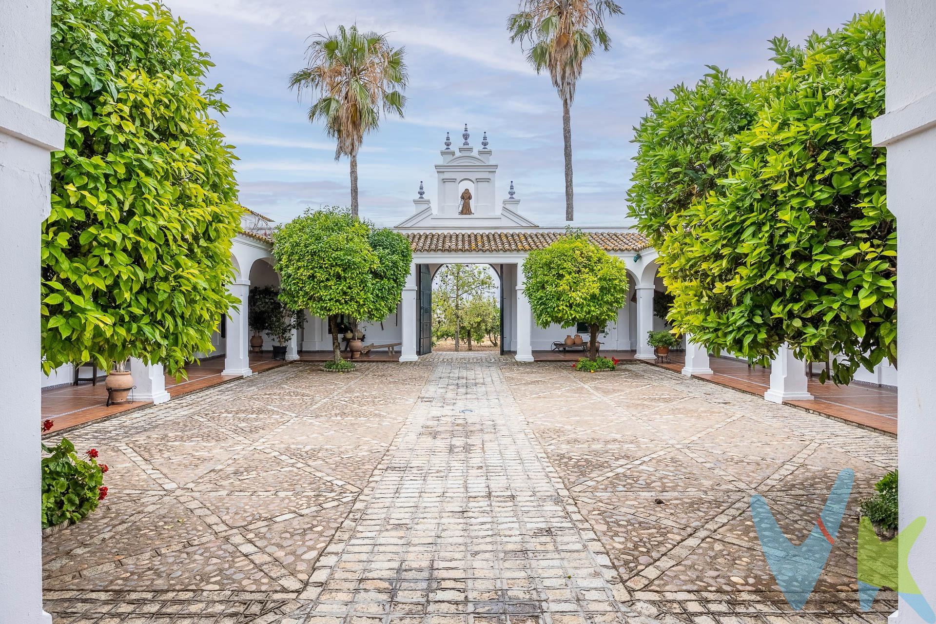 Finca de recreo con espectacular caserío e instalaciones para caballos en Valencina de la Concepción, a 15 minutos de Sevilla capital. Sobre una finca de cuatro hectáreas situada en un alto junto al pueblo, la hacienda fue construido en 2002 con excelentes calidades y terminaciones, y tiene muchísimo encanto. Destacan el patio central empedrado con galería de columnas, el espléndido salón, la amplitud de las estancias, el magnífico porche y el cuidado jardín. Su estado de conservación es excelente. El señorío tiene un gran salón principal, comedor independiente, sala de estar, amplia cocina-office, despensa, cuarto de aseo, espectacular suite principal, despacho, cuatro amplísimos dormitorios y otros dos cuartos de baño. Todo está orientado al sensacional jardín con piscina y al fabuloso patio central. Tiene además las siguientes instalaciones:. Casa guardeses con salón, cocina americana, dos dormitorios y 1 baño. Apartamento independiente con salón, cocina, 3 dormitorios y 2 baños. Salón-bodega para reuniones. Boxes, guadarnés e instalaciones para caballos. Nave y almacén. Merendero con barbacoa. Luz eléctrica. Placas solares. Agua de Aljarafesa y de pozo. Placas solares (5 Kw). 1 hectárea de naranjos con riego y 2 de tierra calma. Algunos olivos y frutales (limoneros, ciruelos, melocotoneros, caquis, almendros, granados, perales e higueras). Informamos a nuestros clientes que el precio de venta no incluye lo siguiente: Honorarios de la agencia inmobiliaria, impuestos (el Impuesto de Transmisiones Patrimoniales, I. V. A. o A. J. D. , en su caso), otros gastos de la compraventa (gastos de registro de la Propiedad, Notaría, gestoría ni de posible financiación). Documento F. I. A. a disposición del consumidor según Decreto 218/2005 Junta de Andalucía.