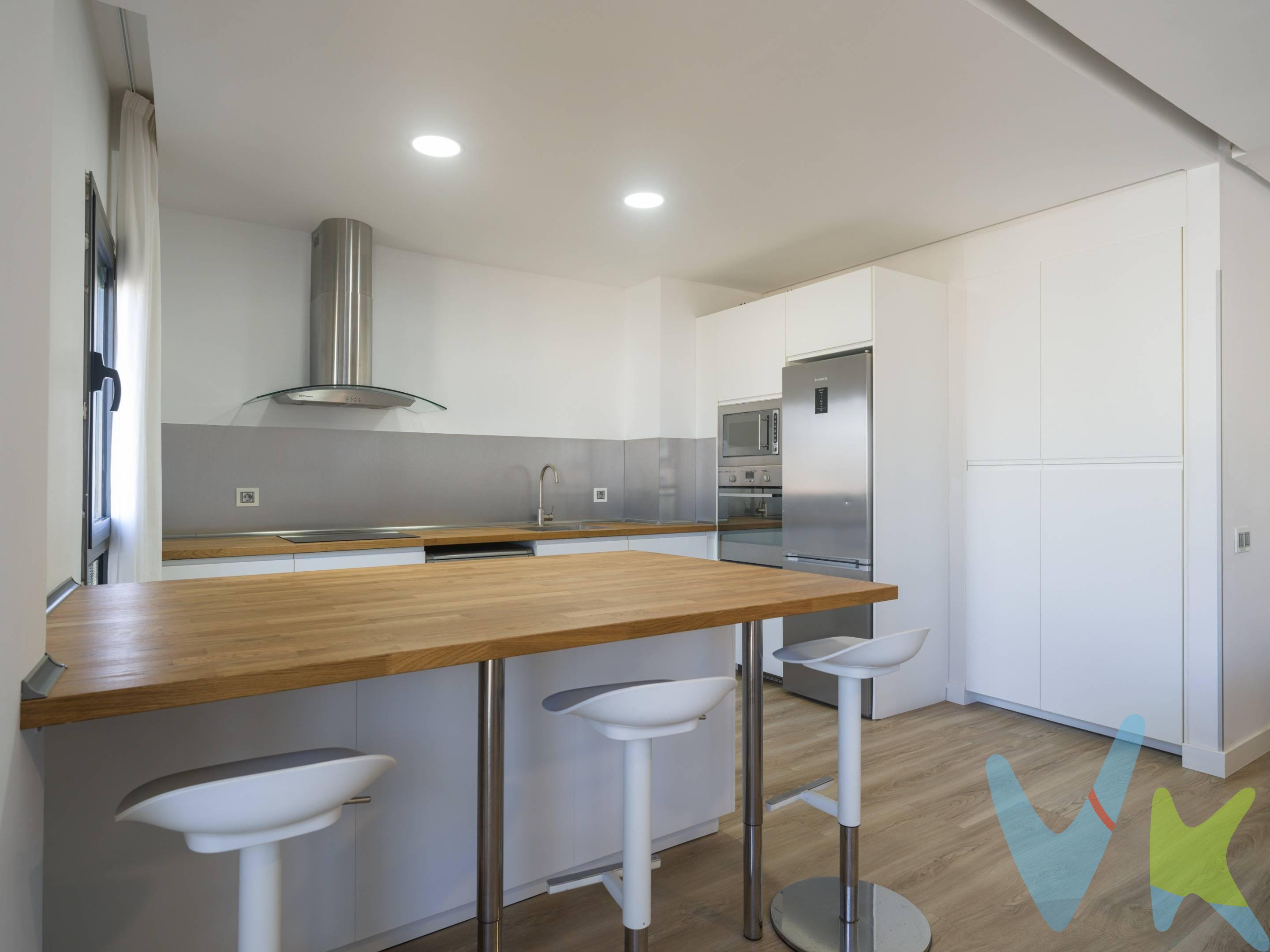 Exclusiva vivienda prácticamente en primera línea de la Playa de Las Canteras. A tan solo unos pasos de la arena y con vistas al mar, esta magnífica vivienda de aproximadamente 120 m² disfruta de una ubicación privilegiada, prácticamente en primera línea de la Playa de Las Canteras, una de las mejores playas urbanas de Europa. Salir de casa y estar paseando junto al mar en apenas unos segundos es un auténtico lujo. Ubicada en un edificio moderno y de reciente construcción, la vivienda combina diseño contemporáneo, excelentes calidades y una distribución muy funcional. Cuenta con un amplio y luminoso salón-comedor con cocina de concepto abierto, ideal para disfrutar del día a día. Dispone de dos amplios dormitorios, destacando una elegante master suite con baño en suite, además de un segundo dormitorio de gran tamaño. La vivienda está equipada con aire acondicionado en todas las estancias y se vende completamente amueblada y equipada, lista para entrar a vivir. Incluye trastero. Aunque no dispone de plaza de garaje, existen varios aparcamientos a escasos metros donde es posible alquilar una plaza. Una oportunidad única tanto como residencia habitual, segunda vivienda o inversión, en una de las ubicaciones más cotizadas de Las Palmas de Gran Canaria. Disponible:. * Segunda planta: 545.000 €. * Tercera planta: 549.000 €. Vivir en Las Canteras no es solo vivir junto al mar; es disfrutar de un estilo de vida único, con el paseo marítimo, restaurantes, cafeterías, comercios y todos los servicios a solo unos pasos de casa.