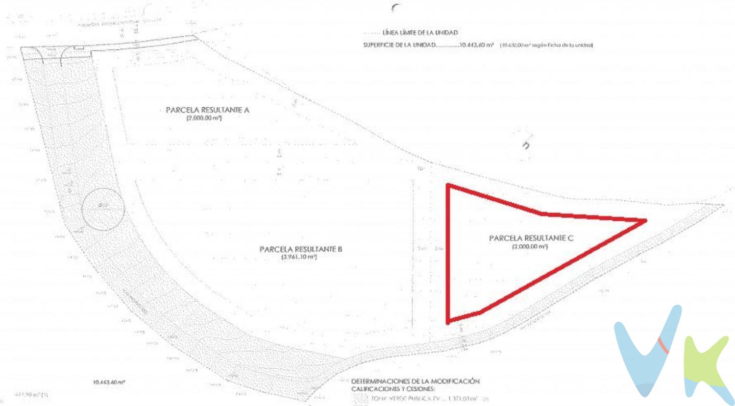 PARCELA C de 2.000 metros cuadrados, totalmente urbanizada, con acceso rodado, completamente cerrada, con pre-instalación de luz, agua y gas, farolas y aceras. Situada en Mijares (Santillana de Mar). Tiene una edificabilidad de 424,60 metros cuadrados. Hay posibilidad de poder construir tanto una como dos viviendas. Próxima a la autovía, al cercanías de FEVE de Puente San Miguel, colegios de la zona y al hospital de Sierrallana. P. V. P. : Gastos de notaria, registro e impuestos no incluidos.