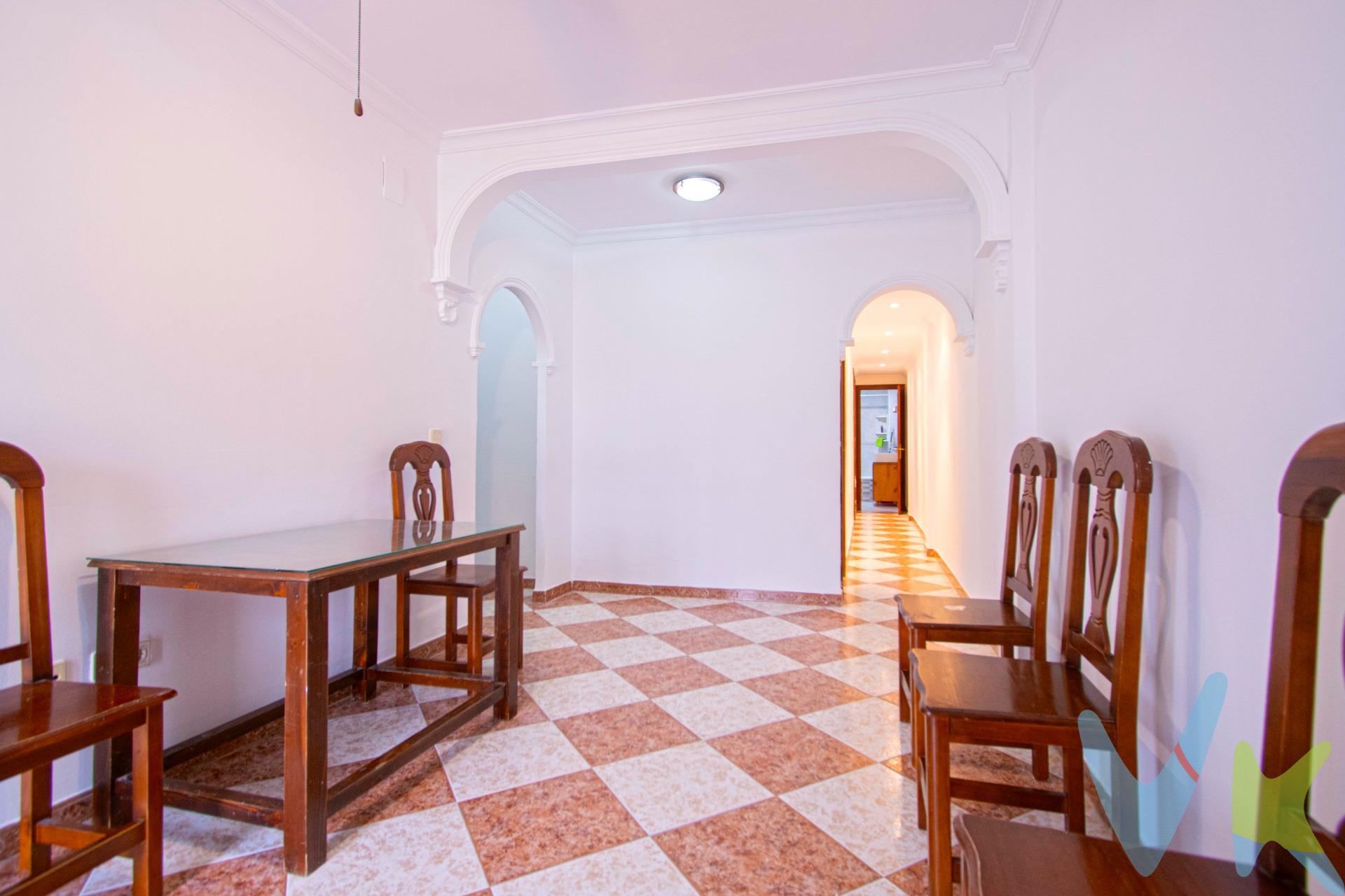 IDEAL COMO INVERSIÓN!! Situado en Torreblanca, zona LAS LUMBRERAS!!. Tiene 70m2 construidos distribuidos en acogedor salón de paso con salida a una bonita terraza, cocina independiente vacía, tres estupendos dormitorios, uno de ellos con armario empotrado y un cuarto de baño completo con bañera. Solería de gres, ventanas de aluminio, puertas de madera y dos splits de aire acondicionado. Situado en edificio sin ascensor. No dejes escapar esta oportunidad y ponte en contacto con nosotros para visitarlo!!. Informamos a nuestros clientes compradores que el precio de venta no incluye lo siguiente: Honorarios de la agencia inmobiliaria, Impuestos (I.T.P., I.V.A. o A.J.D., en su caso) ni otros gastos de la compraventa (gastos de Registro de la Propiedad, Notaría, Gestoría ni de posible Financiación). Documento F.I.S. a disposición del consumidor según Decreto 218/2005 Junta de Andalucía. 