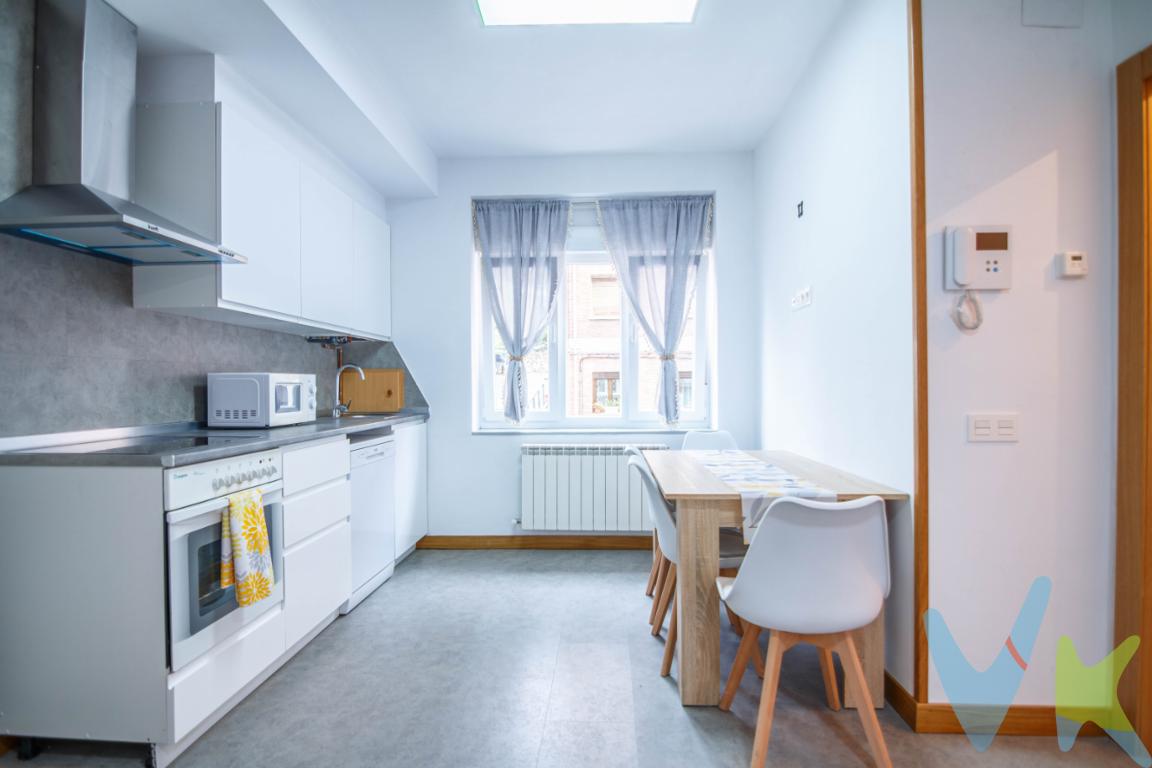 Si busca una vivienda  con múltiples posibilidades, este piso en Langreo es una oportunidad que merece la pena conocer. Con 61 metros cuadrados útiles y 77 metros construidos, esta propiedad ofrece espacios bien aprovechados y una distribución perfecta tanto para convertirla en su hogar como para destinarla a inversión.Ubicado en la primera planta SIN ASCENSOR de un edificio construido en 1972, el inmueble proporciona un acceso cómodo y cuenta con una distribución práctica, pensada para facilitar el día a día.Al acceder a la vivienda encontramos un ambiente acogedor y funcional. El salón ofrece un espacio versátil, con posibilidades para crear diferentes zonas destinadas al descanso, las comidas o las reuniones con familiares y amigos.La vivienda dispone de una amplia habitación, concebida como un espacio tranquilo y confortable para el descanso. Sus dimensiones permiten incorporar diferentes soluciones de mobiliario y almacenamiento, adaptándose fácilmente a las necesidades de su futuro propietario.La cocina presenta una distribución funcional y cuenta con el espacio necesario para desarrollar cómodamente las tareas cotidianas. Se trata de una estancia con numerosas posibilidades de personalización, ideal para quienes desean adaptar la vivienda a su propio estilo.El cuarto de baño completa la distribución interior del inmueble y ofrece la posibilidad de ser actualizado o personalizado según las preferencias del comprador.Además, la propiedad dispone de un trastero, un elemento especialmente útil que permite ampliar la capacidad de almacenamiento y mantener la vivienda organizada sin renunciar a espacio en las estancias principales.Otro de los grandes atractivos de este piso es su ubicación en Langreo. La vivienda se encuentra próxima a los servicios necesarios para el día a día, como comercios, supermercados, centros educativos, transporte público, zonas verdes y espacios de ocio.Por sus dimensiones, su distribución y su ubicación, esta propiedad representa una interesante alternativa para quienes buscan su primera vivienda, desean independizarse o quieren realizar una inversión inmobiliaria con potencial.Este piso es más que una vivienda funcional; es una oportunidad para crear un hogar adaptado a sus necesidades o incorporar un inmueble versátil a su patrimonio. Le invitamos a conocer personalmente sus espacios y descubrir todas las posibilidades que ofrece.Si quiere visitar este inmueble no dude en contactarnos.PRECIO DE VENTA SIN GASTOS NI IMPUESTOS INCLUIDOS: El precio de venta no incluye los gastos e impuestos derivados de la operación. Corresponden al comprador el pago del Impuesto sobre Transmisiones Patrimoniales (ITP), calculado sobre el valor más alto entre el precio de venta y el valor de referencia catastral, así como los honorarios de notaría y registro según aranceles oficiales, teniendo el comprador libertad para elegir notario. Para consultar los porcentajes del ITP en Asturias puede hacerlo a través de la web oficial de servicios tributarios del Principado de Asturias https://sede.tributasenasturias.es/sites/sede/default/es_ES/Que-quiereshacer/Transmisiones-Patrimoniales-y-AJD. HONORARIOS: Asimismo, el comprador asumirá los gastos de tasación y costes bancarios si precisa hipoteca, junto con unos honorarios de mediación del 2% más IVA, con un minimo de 2.000,00 mas IVA. Por su parte, el vendedor asumirá el pago de la plusvalía municipal y los honorarios de intermediación. Este anuncio es meramente informativo y los interesados tienen derecho a solicitar la documentación adicional del inmueble conforme a la normativa vigente.  