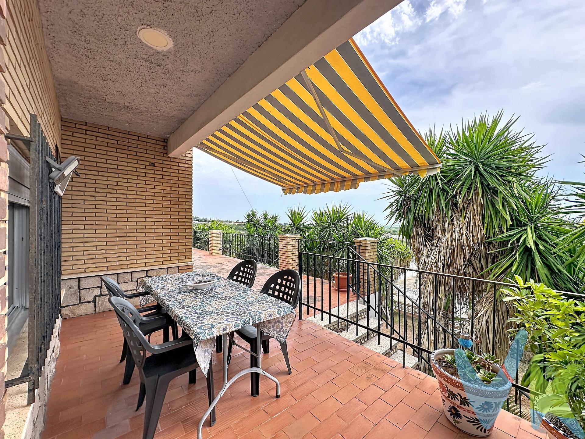 Si buscas una vivienda independiente en un entorno tranquilo, con parcela privada y amplias posibilidades, esta propiedad, ubicada en la consolidada y apacible urbanización San Patricio de Alginet, puede ser una excelente oportunidad. Una opción perfecta para quienes valoran el. espacio, la privacidad y el potencial de transformar una vivienda en un hogar con personalidad propia. La propiedad se asienta sobre una parcela de 525 m² y cuenta, según Catastro, con una superficie construida de 256 m², de los cuales 90 m² corresponden a la vivienda principal y el resto a garaje y zonas de almacenaje. La casa se distribuye en una cómoda planta principal en la que encontramos cocina independiente, un amplio salón-comedor con salida directa a una agradable terraza y tres dormitorios, dos de ellos dobles y uno individual. Desde la terraza se disfrutan bonitas vistas despejadas hacia Albufera Natural Park y el puerto, convirtiéndose en un rincón perfecto para disfrutar del aire libre y la tranquilidad del entorno. En el exterior, la vivienda ofrece una agradable zona ajardinada y piscina desmontable, un espacio ideal para disfrutar en familia o con amigos. Además, dispone de un práctico lavadero independiente y varios espacios auxiliares que aportan funcionalidad y valor añadido. Uno de sus puntos fuertes es la zona semisótano, abierta a modo de porche, donde encontramos varios espacios de almacenaje, un cuarto de herramientas y una zona habilitada como paellero, equipada con fregadero, despensa, nevera y lavadora. Un espacio versátil que amplía considerablemente las posibilidades de uso de la vivienda. La propiedad necesita reforma y actualización, ya que conserva elementos de origen como la cocina, parte de las carpinterías y el sistema de agua caliente mediante termo. Precisamente esta circunstancia la convierte en una interesante oportunidad para quienes buscan una vivienda con parcela, carácter y potencial de revalorización. Ubicada en una zona residencial tranquila, es una opción muy atractiva tanto como vivienda habitual como segunda residencia. VENTA:. PVP 245.000€. Gastos e impuestos no incluidos en el precio. La compra conlleva impuestos y gastos de formalización para el comprador. A título orientativo se informa que en segundas transmisiones el ITP con carácter general en Valencia es del 9%, pudiendo existir otros tipos impositivos atendiendo a las circunstancias personales del comprador u otras circunstancias previstas legalmente. Base imponible del impuesto el mayor valor entre el precio de compraventa, la tasación o el valor de referencia catastral. En cuanto a los gastos de notaría y registro, en su caso, suelen oscilar aprox. entre 1,5% y 2,5% (aranceles variables según precio, n.º de copias y complejidad). El comprador elige notario. Si el comprador precisase de hipoteca: tasación, condiciones y costes bancarios serán según entidad elegida por el comprador, así como los gastos de gestoría, y cualesquiera otros gastos inherentes a la formalización de la compraventa que legalmente correspondan a la parte compradora, salvo pacto expreso en contrario con el vendedor. El consumidor tiene, conforme a la normativa vigente, a su disposición información y documentación adicional relativa al inmueble y condiciones de la compraventa, que podrá ser consultada en C/Joaquín Costa 4, bajo 46005 Valencia o. Honorarios de mediación inmobiliaria a cargo del COMPRADOR: (3% del precio final de venta más IVA (21%), salvo otro pacto.); y de VENDEDOR (según acuerdo con el mismo). Se informa al consumidor que la agencia actúa como intermediaria inmobiliaria en la operación, estando cualquier eventual compraventa y sus condiciones sujeta a la aceptación expresa del propietario-vendedor y a la posterior formalización del correspondiente contrato.