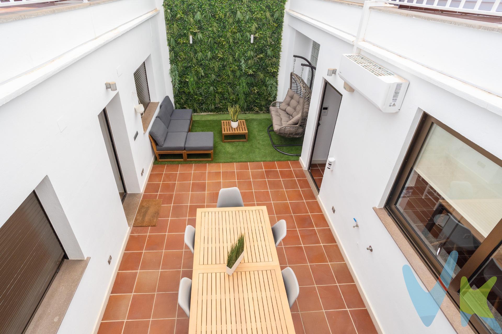 Una joya arquitectónica en entorno tranquilo: LUZ, DISEÑO Y PRIVACIDAD EN CADA RINCÓN. En una calle serena, se alza esta vivienda única, concebida para quienes buscan EXCELENCIA, CONFORT Y PRIVACIDAD. Distribuida en tres alturas más un solárium, ofrece una EXPERIENCIA DE VIDA INIGUALABLE, donde el DISEÑO se fusiona con la FUNCIONALIDAD más refinada. La LUZ NATURAL  fluye desde una majestuosa claraboya central, iluminando cada estancia de la casa —incluso los baños— y generando una atmósfera cálida y envolvente. Las persianas eléctricas en toda la vivienda, junto con luces LED regulables, radiadores centrales, sistema de alarma, ventanas de alta eficiencia y puertas de seguridad, conforman un HOGAR DE ALTA GAMA. Las paredes con doble cámara aseguran un AISLAMIENTO ACÚSTICO sobresaliente, garantizando privacidad y serenidad en el interior. Desde diciembre de 2023, esta casa cuenta además con una instalación de PLACAS SOLARES que no solo reduce considerablemente el consumo eléctrico, sino que también te permite vivir de forma más sostenible y eficiente. Ahorra en tus facturas mientras cuidas del planeta, aprovechando al máximo la energía del sol que baña tu terraza cada día. El sótano, de generosas dimensiones, alberga capacidad para aproximadamente seis vehículos y permite incorporar un gimnasio privado o espacio de recreo personalizado, además de un aseo. . Tanto la vivienda como el garaje tienen salida a dos calles. . La planta principal acoge un elegante recibidor que da paso a un salón con VINOTECA y una sala de descanso independiente. La cocina office, de líneas limpias y modernas, dispone de encimera Silestone, frigorífico doble, armarios empotrados en toda una pared, sistema de osmosis y electrodomésticos de alta calidad. En esta misma planta, encontramos tres dormitorios dobles, todos con armarios empotrados, televisores y un alto nivel de confort. Se disponen también dos baños completos de grandes dimensiones: uno de uso general y otro integrado en la suite principal, que además cuenta con un ESPACIOSO VESTIDOR y acceso a una TERRAZA cuidadosamente amueblada que se convierte en una prolongación del dormitorio: un rincón ideal para el descanso, la lectura o una copa al atardecer, gracias a sus detalles decorativos que invitan a disfrutar del exterior en total intimidad. Completan esta planta una zona de LAVANDERIA INDEPENDIENTE, equipada con lavadora y secadora de primeras marcas, y ZONA GOURMET CON PAELLERO. La segunda planta de 80m2 diáfana y versátil, incluye una estancia con un despacho versátil, ideal para trabajar desde casa o convertirse en el lugar que siempre has soñado según tus necesidades, con armarios a medida y salida a un espectacular solárium con vistas despejadas, equipado con hamacas de diseño, ducha exterior y aseo: un espacio pensado para desconectar y disfrutar del entorno con total privacidad. Una vivienda singular, donde la estética, la calidad constructiva y el bienestar se unen para ofrecer un estilo de vida excepcional. Contáctanos para agendar una visita y estaremos encantados de atenderte! 🏡✨. La descripción y los datos del presente inmueble tienen carácter meramente informativo y en ningún caso contractual. En el precio de la vivienda no están incluidos los honorarios de agencia, gastos de compraventa y/o financiación. Por mandato expreso del propietario, comercializamos este inmueble en exclusiva compartida, lo que garantiza un servicio de calidad, un trato fácil y personalizado, una gran difusión en nuestras redes compartidas y sin interferencias de terceros. Por este motivo se ruega no molestar al propietario, a los ocupantes de la propiedad, a los vecinos o conserjes del edificio si los hubiera. Si eres una agencia, llámanos colaboraremos contigo. Muchas gracias. 