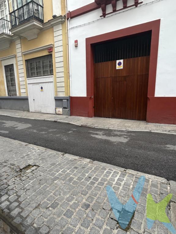 PRECIO DE VENTA: 57.000 €+ GASTOS. Oportunidad Única: Plaza de Garaje en el Corazón de Sevilla. Se vende cómoda plaza de aparcamiento situada en una ubicación privilegiada, en pleno centro de Sevilla, situado detras del Hotel Inglaterra, a pocos pasos de la Plza Nueva y el Ayuntamiento. Olvídese de las vueltas interminables por el Casco Antiguo y asegure su vehículo en una de las zonas más demandadas de la ciudad. Características Principales:. Ubicación Premium: Situada en pleno centro histórico, con accesos rápidos a las principales vías comerciales. Accesibilidad: Puerta automática con mando a distancia y amplios viales de maniobra. Seguridad: Parking vigilado con cámaras de seguridad y excelente iluminación nocturna. Dimensiones: Espacio apto para coche estándar y facilidad para estacionar sin complicaciones. Nota: Ideal tanto para residentes que buscan comodidad diaria como para profesionales que trabajen en la zona centro y necesiten optimizar su tiempo. . • Impuesto sobre Transmisiones Patrimoniales (ITP): Se aplicará el tipo impositivo vigente en la Comunidad Autónoma de Andalucía, generalmente el 7% (3.990 €), sin perjuicio de tipos reducidos del 3,5%, 1,2% o 1% aplicables según las circunstancias personales del comprador o las características del inmueble). El impuesto se devenga sobre el Valor de Referencia de Catastro o el precio de venta, aquel que resulte superior. • Gastos de Notaría: Los honorarios notariales se calcularán conforme al arancel oficial regulado en el Anexo I, del Real Decreto 1426/1989, de 17 de noviembre, por el que se aprueba el arancel Notarial. • Gastos de Registro: La inscripción en el Registro de la Propiedad se facturará según el arancel oficial establecido en el ANEXO I, del Real Decreto 1427/1989, de 17 de noviembre, por el que se aprueba el arancel Notarial. • Gastos de Gestión (Gestoría): Los honorarios por la tramitación administrativa, liquidación de impuestos e inscripción registral ascienden aproximadamente a [545] € (IVA incluido). • Honorarios Agencia del Vendedor: incluidos en el PVP. • Honorarios Agencia del comprador: La agencia prestará los servicios de información, asesoramiento y acompañamiento previstos en el Encargo de Servicios y en el D.I.A. Si solicita servicios adicionales o personalizados, sus honorarios serán informados previamente, de forma individualizada y por escrito, conforme a la libertad de pactos y a la normativa vigente. NO VINCULADOS AL PRECIO DE COMPRA. Para una información exhaustiva sobre el funcionamiento, tipos impositivos y bonificaciones del ITP en Andalucía, puede consultar el portal oficial de la Agencia Tributaria de la Junta de Andalucía en el siguiente enlace:. https://www.juntadeandalucia.es/organismos/economiahaciendayfondoseuropeos/areas/tributos-juego/tributos/paginas/impuestos-cedidos-transmisiones.html;. Documento D. I. A. a disposición del consumidor según Decreto 218/2005 Junta de. Andalucía. 