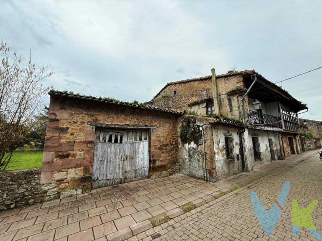 Ubicada en el Camino Real de Cartes, una de las calles con más encanto e historia de la villa, se encuentra esta propiedad con un enorme potencial tanto residencial como de inversión. El Camino Real es conocido por su carácter medieval, sus casas montañesas de piedra y su ambiente tranquilo, convirtiéndose en uno de los conjuntos históricos mejor conservados de Cantabria.Cartes es una localidad con gran tradición y belleza, situada a escasos minutos de Torrelavega y muy bien comunicada con la costa y con Santander. Su casco histórico, declarado conjunto histórico-artístico, atrae cada año a visitantes que buscan disfrutar de su arquitectura tradicional, sus eventos culturales y su excelente oferta gastronómica.La propiedad cuenta con aproximadamente 515 m² de superficie, distribuidos entre la vivienda principal, un anexo a la propiedad que antiguamente funcionaba como cocina o almacén y una huerta situada en la parte posterior de la casa, que aporta un espacio exterior muy valioso y difícil de encontrar en pleno casco histórico.La vivienda se encuentra totalmente para reformar, lo que abre un amplio abanico de posibilidades para diseñar un proyecto a medida. Gracias a su ubicación privilegiada y a sus dimensiones, resulta ideal tanto para desarrollar un proyecto de alojamiento turístico, hotel con encanto o casa rural, como para transformarla en una espectacular vivienda unifamiliar con jardín en uno de los enclaves más especiales de Cantabria.Una oportunidad única para quienes buscan invertir en un entorno histórico con gran proyección turística o crear una vivienda singular con carácter y autenticidad.¡¡¡Pídenos más información y no pierdas la ocasión de VIVIR EN UNA VILLA CON MUCHA HISTORIA!!!Gastos e Impuestos no incluidos en el precio. Compra sujeta a ITP. El comprador se hará cargo de los costes de la escritura e inscripción en el Registro de la Propiedad. 