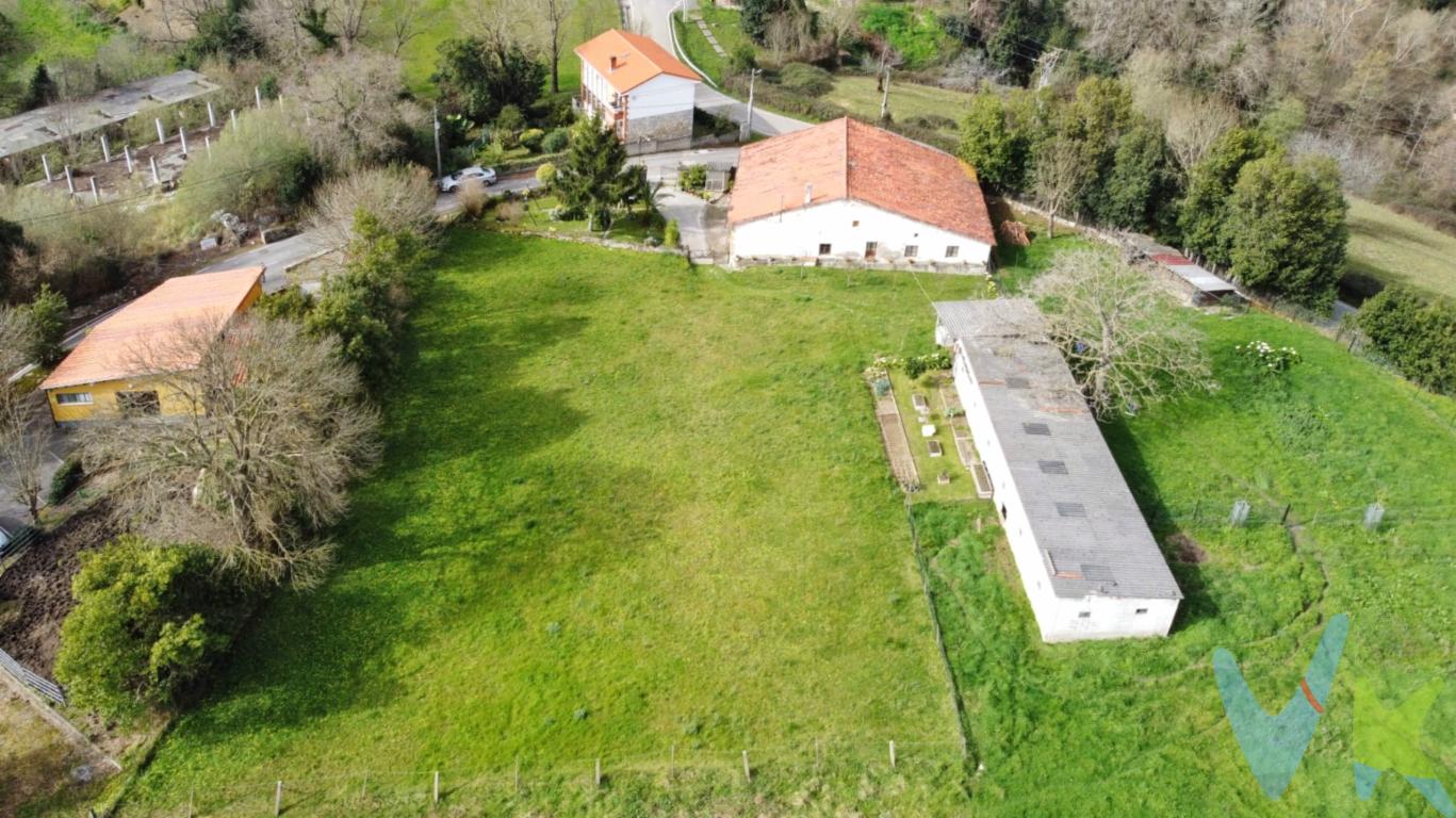 Esta Finca urbana para construcción de chalets en Cartes es mucho más que una parcela: es la oportunidad de construir una urbanización en un entorno privilegiado, en plena naturaleza, respirando tranquilidad y con todos los servicios a solo unos minutos.Ubicada en Sierra Elsa, muy cerca del casco histórico de Cartes y a un paso del encantador Riocorvo, en este enclave se disfruta de la esencia de los pueblos con historia, pero con la comodidad de tener cerca Santillana del Mar, las playas de Suances y Comillas, además de todos los servicios de Torrelavega y Cabezón de la Sal. Una ubicación estratégica que combina calidad de vida y excelente conexión.En sus más de 5.400 m² de terreno urbano se encuentra enclavada una vivienda típica montañesa de piedra, un detalle con carácter, que aporta autenticidad y abre la puerta a un proyecto único con encanto tradicional, espacio, privacidad y un enorme potencial.Naturaleza, amplitud, ubicación y posibilidades reales de desarrollo. Si buscas una inversión segura o el lugar perfecto para construir sin renunciar a nada, esta Finca urbana para construcción de chalets en Cartes puede ser el comienzo de tu próximo gran proyecto.Según las Normas Subsidiarias de Cartes está calificada como Suelo Urbano Residencial de II alturas. Se pueden construir dos plantas más bajo cubierta. La edificabilidad máxima es de 1m2/m2 y la ocupación máxima es del 40%.