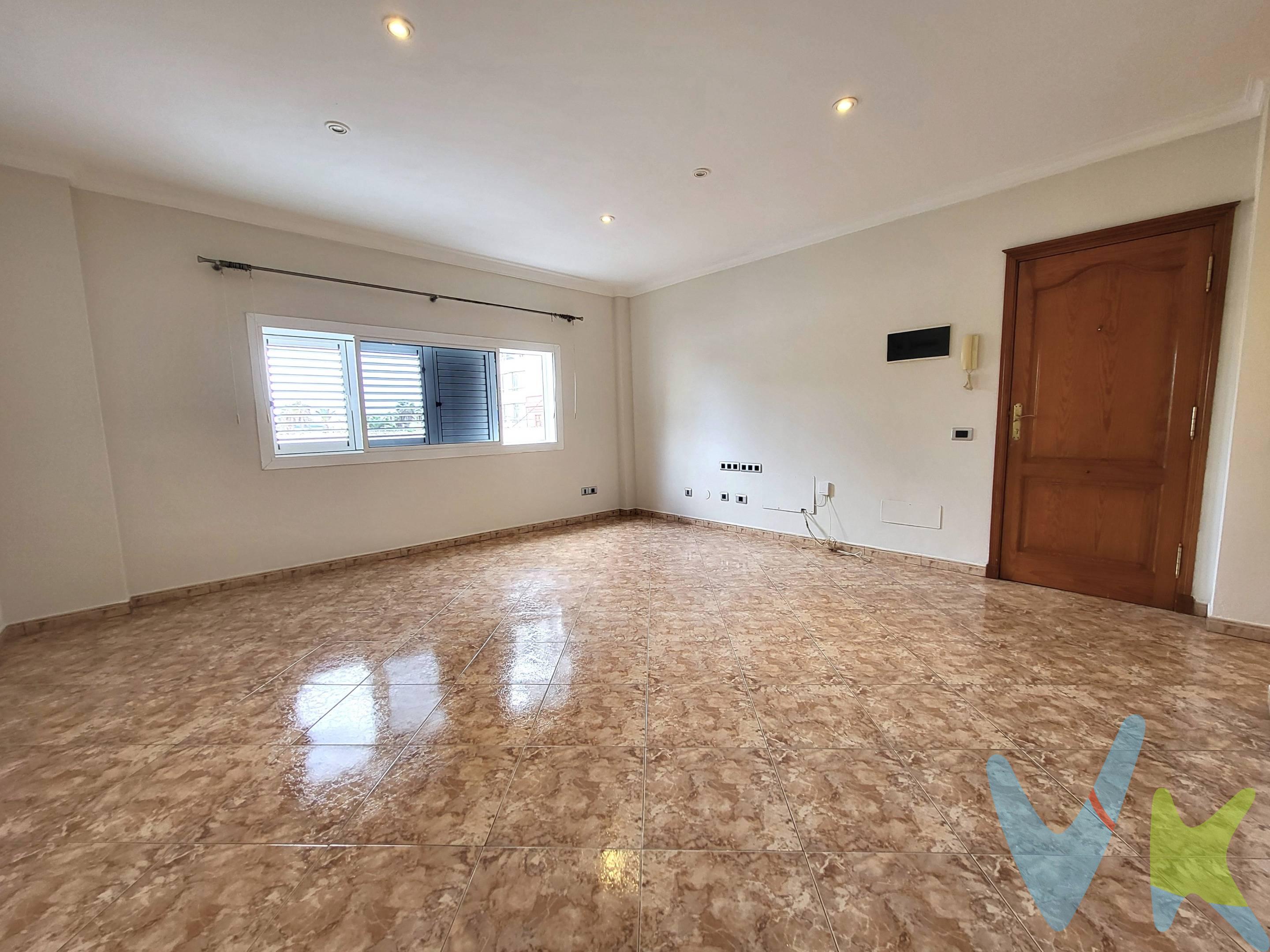 ¡BAJADA DE PRECIO! A la venta estupendo piso de 84 m2 (superficie catastral) en La Isleta, con bellas vistas al Puerto de la Luz y a pocos minutos de la Playa de las Canteras, considerada una de las mejores playas urbanas del mundo. El inmueble se distribuye en 3 dormitorios (uno de ellos con armario empotrado), amplio salón-comedor, cocina equipada con electrodomésticos y acceso al patio y baño con plato de ducha. Además cuenta con una cómoda plaza de garaje y un trastero en la azotea. La vivienda es muy luminosa dando al exterior y también cuenta con ventanas al patio interior. El edificio no cuenta con ascensor y la vivienda se encuentra en una entreplanta y solo hay que subir 9 escalones. Sin lugar a dudas, esta propiedad representa una opción segura para aquellos que buscan lo mejor en una de las zonas más cotizadas de la ciudad de Las Palmas de Gran Canaria. Cuenta con todos los servicios a su alcance (centro de salud, farmacia, supermercados, playa, mercado, restaurantes, colegios, centro comercial, Acuario Poema del Mar, paradas de guagua, etc). ¡APROVECHE ESTA OPORTUNIDAD PARA CONVERTIR ESTA PROPIEDAD EN SU VIVIENDA! ¡MUY INTERESANTE TAMBIÉN PARA INVERSORES!. Información: en el precio de venta no se incluyen gastos de notaría, registro e impuestos derivados de la misma. Los datos expuestos son meramente orientativos y se encuentran sujetos a errores u omisiones involuntarias. 