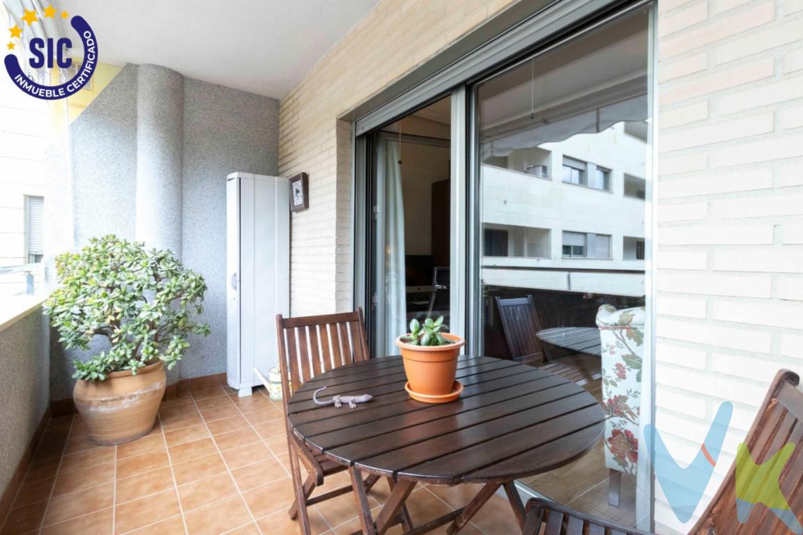 Exclusiva vivienda en una de las mejores zonas de Torrent  Frente al Centro Comercial Las Américas. Ubicada en una de las zonas más demandadas de Torrent, junto al Centro Comercial Las Américas, esta magnífica vivienda libre destaca por su excelente estado de conservación, su luminosidad y su estratégica orientación este-oeste, que permite disfrutar de luz natural durante todo el día. Situada en una planta alta, la propiedad ofrece vistas despejadas a la avenida principal de Torrent y cuenta con una amplia terraza, perfecta para relajarse o compartir momentos con familiares y amigos, convirtiéndose sin duda en uno de los espacios más especiales de la vivienda. La distribución interior es ideal para quienes valoran amplitud y funcionalidad. Dispone de tres dormitorios dobles, todos con ventanas al exterior, lo que garantiza ventilación y una agradable entrada de luz. El dormitorio principal cuenta con baño en suite, aportando un plus de confort y privacidad. La cocina, espaciosa y luminosa, permite incorporar una zona para comer gracias a su gran amplitud, siendo perfecta para el día a día. Esta disposición permite reservar el salón-comedor para ocasiones especiales, manteniéndolo siempre ordenado y acogedor. Además, la vivienda incluye una estancia adicional, versátil y multifuncional, ideal como despacho, zona de trabajo, cuarto de plancha o espacio de almacenaje, según las necesidades del propietario. Entre sus calidades destacan las paredes lisas, aire acondicionado centralizado por conductos, de frio y calor, suelos de parquet, carpintería de calidad y una cuidada distribución que optimiza cada metro cuadrado del inmueble. La propiedad se completa con una plaza de garaje extralarga en el mismo edificio, con capacidad para dos vehículos en línea, lo que supone un importante valor añadido en esta zona. Una oportunidad única para quienes buscan una vivienda amplia, luminosa y bien ubicada en el corazón de Torrent No deje pasar la ocasión de vivir en una de las mejores zonas de la ciudad.Por mandato expreso del propietario, comercializamos este inmueble EN EXCLUSIVA, lo que le garantiza un servicio de calidad, un trato fácil, sencillo y sin interferencias de terceros. Por este motivo, se ruega no molestar al propietario, a los ocupantes de la propiedad, a los vecinos. Muchas gracias por su comprensión. El precio NO incluye los gastos de notaría, ni impuestos, ni gastos de registro de la propiedad, ni gastos de gestoría, ni honorarios de la inmobiliaria, ni cualquier otro gasto que no este especificado. Los datos e información contenida en este anuncio es meramente informativa, por lo que no tiene carácter contractual, pudiendo contener errores, reservándose la inmobiliaria a poder modificarla en cualquier momento. Para saber más sobre el mismo no dude en ponerse en contacto con nosotros.