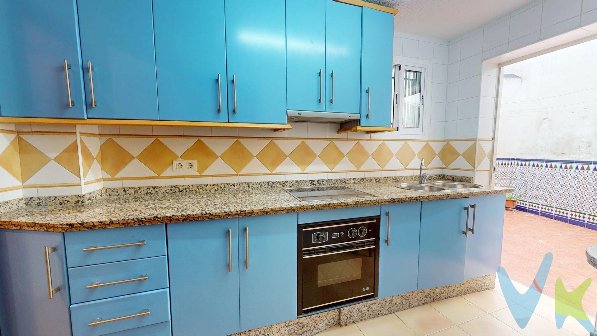 Presentamos este encantador piso ubicado en el histórico barrio de Judería, Córdoba. Con una superficie construida de 90 m² y situado en planta baja, esta propiedad es ideal para quienes buscan confort y accesibilidad. El inmueble cuenta con tres habitaciones sencillas que ofrecen armarios empotrados, maximizarando así el espacio disponible. La cocina está completamente amueblada y tiene acceso a un amplio patio privado de 10 m²; perfecto para disfrutar al aire libre o realizar reuniones familiares. Además, su ubicación privilegiada garantiza cercanía a centros comerciales y colegios locales, brindando comodidad adicional tanto para familias como profesionales. A pesar de ser una vivienda 'de origen', ofrece grandes posibilidades para personalización según las necesidades del comprador. Cláusula de Transparencia y Desglose de Gastos (Ley 10/2025). PRECIO DE VENTA + GASTOS. En cumplimiento de las obligaciones de información previstas en la Ley 10/2025, de 28 de diciembre, de servicios de atención a la clientela y transparencia, así como en la normativa sectorial vigente, se hace constar que el precio indicado no incluye los gastos e impuestos inherentes a la adquisición, los cuales se desglosan a continuación:. * Honorarios Agencia del comprador: 3.500 € más el 21% de IVA. * Impuesto sobre Transmisiones Patrimoniales (ITP): Se aplicará el tipo impositivo vigente en la Comunidad Autónoma de Andalucía (generalmente el 7% (CÁLCULO 10.430 €), sin perjuicio de tipos reducidos del 3,5%, 1,2% o 1% aplicables según las circunstancias personales del comprador o las características del inmueble). El impuesto se devenga sobre el Valor de Referencia de Catastro o el precio de venta, aquel que resulte superior. * Gastos de Notaría: Los honorarios notariales se. En cumplimiento de las obligaciones de información previstas en la Ley 10/2025, de 28 de diciembre, de servicios de atención a la clientela y transparencia, así como en la normativa sectorial vigente, el precio indicado no incluye los gastos e impuestos inherentes a la adquisición, los cuales se desglosan estimados o con posibilidad de calcularlos a continuación; los gastos más ajustados serán dados en el D.I.A. en la visita a inmuebles, o antes. *Gastos de Notaría: La Minuta se calculará según al arancel notarial oficial: Anexo I, del Real Decreto 1426/1989, de 17 de noviembre. Enlace: https://notariared.com/calculadora-gastos-compra-vivienda/. *Gastos de Registro de la Propiedad: La inscripción se facturará según el arancel oficial: ANEXO I, del Real Decreto 1427/1989, de 17 de noviembre. Igual enlace anterior . *Gastos de Gestión (Gestoría): Los honorarios por la tramitación administrativa, liquidación de impuestos e inscripción registral ascienden de forma estimativa a [363 € aprox.] (IVA incluido), aunque depende de cada caso, y su dificultad. *Honorarios Agencia del Vendedor: incluidos en el PVP. *Honorarios Agencia del comprador: La agencia prestará los servicios de información, asesoramiento y acompañamiento previstos en el Encargo de Servicios y en el D.I.A. Si solicita servicios adicionales o personalizados, sus honorarios serán informados previamente, de forma individualizada y por escrito, conforme a la libertad de pactos y a la normativa vigente. Siendo actualmente la cantidad de 3.500 € más el 21 % de I.V.A. *Si necesita Financiación, su banco le informará. *Impuesto sobre Transmisiones Patrimoniales (ITP): Se aplicará el tipo impositivo vigente en Andalucía (generalmente el 7%, sin perjuicio de tipos reducidos del 6%. 3,5%,  etc,  aplicables según las circunstancias personales del comprador o las características del inmueble). El impuesto se devenga sobre el superior entre: 1.- Valor de Referencia de Catastro; y  2.- Precio de venta. Puede calcular su situación personal en el portal oficial de la A.T. de Andalucia. enlace: https://www.juntadeandalucia.es/organismos/economiahaciendayfondoseuropeos/areas/tributos-juego/tributos/paginas/impuestos-cedidos-transmisiones.html; 