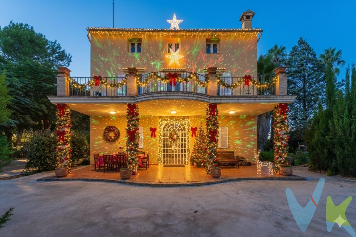 MARAVILLOSO CHALET INDEPENDIENTE EN CARCAIXENT. Si estás buscando un hogar rodeado de naturaleza, con amplios espacios y todas las comodidades, este impresionante chalet es tu opción ideal. Con 580 m² construidos sobre una vasta parcela de 23.800 m², esta propiedad única ofrece el equilibrio perfecto entre confort y conexión con el entorno natural. Características principales de la vivienda:. 3 TERRAZAS . PISCINA Y SAUNA. POZO PROPIO. GRAN PATIO INTERIOR Y EXTERIOR. 2 CHIMENEAS . 4 amplias habitaciones, llenas de luz natural y espacio. GARAJE Y TRASTERO. Cocina semi conectada al salón, ideal para quienes buscan comodidad y un espacio abierto para compartir. 2 baños , diseñados para ofrecer funcionalidad y estilo. BUENAS VISTAS y RODEADO DE NATURALEZA. Con naranjos ecológicos en producción. UBICACIÓN: . -5 MINUTOS ANDANDO: PISCINA MUNICIPAL, INSTITUTO Y POLIDEPORTIVO. -5 MINUTOS EN COCHE: ESTACIÓN DE TREN , EL MAGATZEM DE RIBERA . -10 MINUTOS ANDANDO: CENTRO COMERCIAL, CON TODO TIPO DE TIENDAS Y SERVICIOS COMO SUPERMERCADO. -20 MINUTOS EN COCHE: LA PLAYA DE TAVERNES. -30 MINUTOS DE VALENCIA. Carcaixent tiene todos los servicios que puedas necesitar y cerca: piscina municipal, polideportivo, conservatorio ,guarderías, institutos y colegios, servicios de transporte público, veterinarios, hornos, cafeterías, bares, restaurantes como el origen, que acaba de recibir su primera estrella michelin, tiendas, centro comercial, escuela de fútbol, pabellón deportivo, zonas de ocio como el paseo, el mercado o la plaza mayor. La parcela:. Esta propiedad no solo es un hogar, sino también una finca en producción de naranjas ecológicas, con un sistema de riego por goteo eficiente que garantiza la sostenibilidad de los cultivos. La parcela está doblemente vallada para mayor seguridad y cuenta con un pozo de agua propio, lo que te da una independencia adicional y un suministro de agua sostenible. Un espacio lleno de luz y naturaleza:. Cada rincón de este chalet ha sido diseñado para aprovechar al máximo la luz natural que inunda cada estancia, creando un ambiente cálido y acogedor. Rodeado de naturaleza, disfrutarás de una privacidad inigualable y la tranquilidad que solo una finca de estas características puede ofrecer.  🌱Una inversión en calidad de vida y sostenibilidad 🌱. Este chalet ofrece mucho más que metros cuadrados: es un estilo de vida. Con sus amplias áreas de recreo, la producción ecológica de naranjas y todos los extras de lujo como la sauna y piscina, vivir aquí significa disfrutar de una calidad de vida superior. Si buscas un hogar que te ofrezca comodidad, privacidad y conexión con la naturaleza, no dejes pasar esta oportunidad. La descripción del presente inmueble e imágenes tienen mero carácter informativo y en ningún caso carácter contractual, pudiendo ser modificados por la inmobiliaria comercializadora sin que ello implique responsabilidad alguna frente a terceros. En el precio de venta a público, esta propiedad NO incluye los gastos de adquisición (Notario, registro, gestión, honorarios, etc…). 