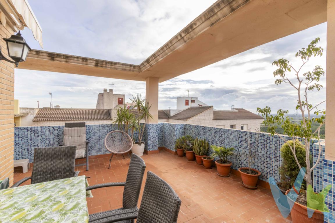  Luz, amplitud y vistas despejadas en un entorno tranquilo y naturalTe presentamos este acogedor y funcional ático en Faura, ideal para quienes buscan comodidad, espacios exteriores y luz natural durante todo el día. Ubicado en una cuarta planta con ascensor, esta vivienda es perfecta para quienes desean vivir en una zona tranquila sin renunciar a la accesibilidad.La propiedad está distribuida en una única planta y destaca por su excelente aprovechamiento del espacio: 82 m² construidos y 77 m² útiles, sin pasillos, lo que permite disfrutar de una distribución práctica y funcional. Además, es completamente exterior, salvo los dos baños, lo que aporta una sensación de amplitud y luminosidad en cada rincón.El ático se orienta al sur con vistas directas a la huerta, regalando sol y luz natural durante todo el día. Por el lado norte, también disfruta de vistas completamente despejadas, lo que garantiza ventilación cruzada y una atmósfera muy agradable en cualquier época del año.Una de sus grandes joyas es la terraza de 24 m², perfecta para desconectar, recibir invitados, disfrutar de cenas al aire libre o simplemente contemplar el paisaje. En este mismo espacio se ha integrado una zona de lavandería independiente, muy práctica para el día a día.La vivienda cuenta con tres habitaciones, dos dobles y una individual perfecta como despacho o habitación infantil y dos baños completos, uno de ellos en suite en el dormitorio principal con plato de ducha recién reformado. La cocina es independiente y cuenta con espacio suficiente para organizarla cómodamente, y además, se han incluido cuatro armarios empotrados distribuidos por la vivienda, facilitando el almacenamiento sin ocupar espacio útil.Otra ventaja importante es que se trata de una vivienda que fue de protección oficial (VPO) pero ya ha sido liberada, por lo que puedes adquirirla libremente y sin limitaciones, tanto como vivienda habitual como inversión.En definitiva, un ático completo, bien orientado, con ascensor, gran terraza y una distribución cómoda y luminosa en una zona muy tranquila como es Faura, con la huerta como vecina y con todos los servicios cerca.¿Te imaginas viviendo aquí?No dejes pasar esta oportunidad. Contacta con nosotros y agenda tu visita. ¡Este ático te está esperando!