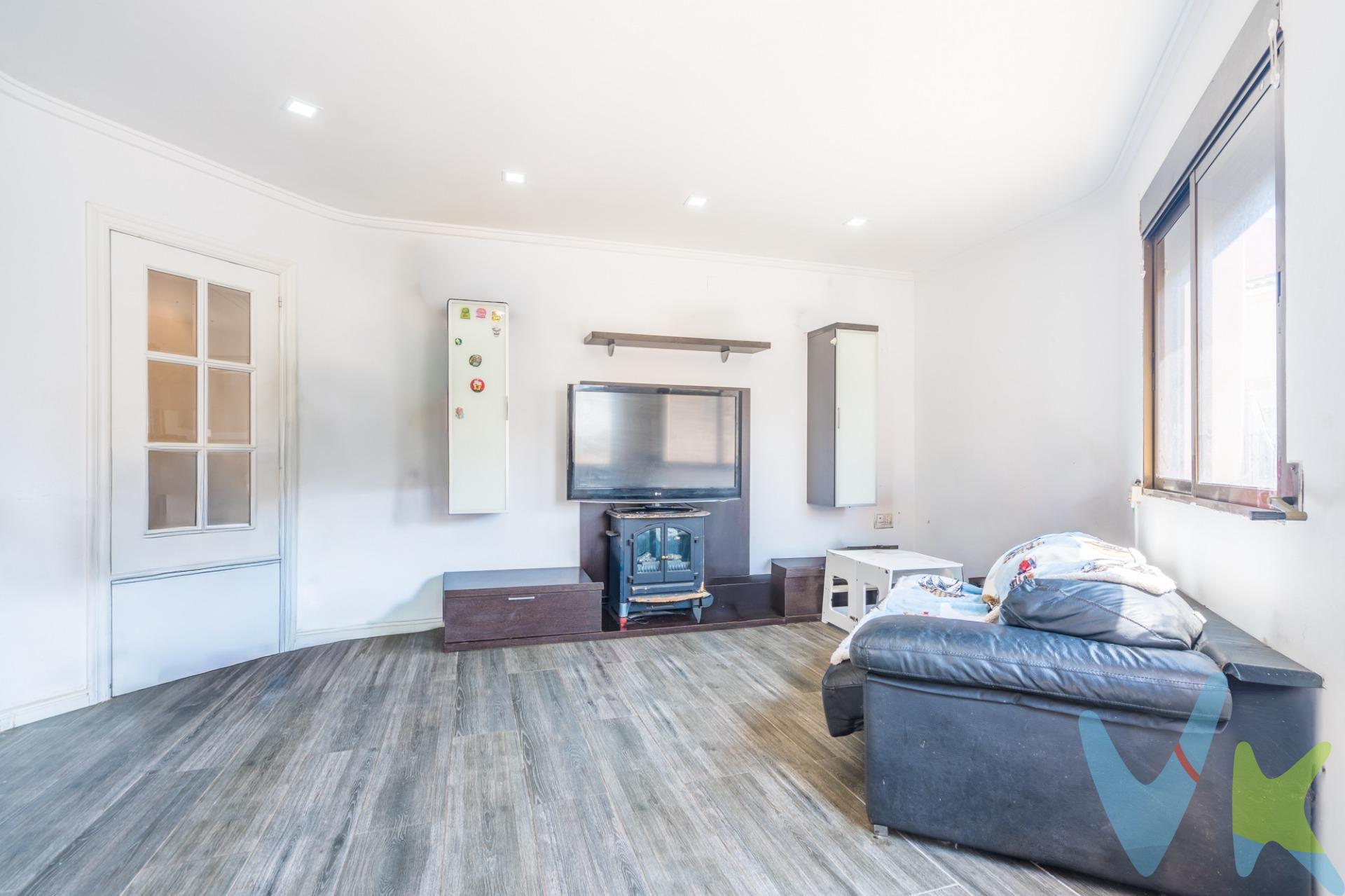 Si buscas una vivienda lista para entrar a vivir, luminosa y en una ubicación excelente, esta es tu oportunidad, un segundo piso sin ascensor en Tavernes Blanques. La vivienda cuenta con 2 habitaciones, un amplio salón-comedor, cocina office, galería, baño completo con ducha y mampara y un trastero, ofreciendo un espacio cómodo, moderno y funcional para el día a día. Ha sido reformada con materiales de calidad y dispone de aire acondicionado, ventanas Climalit e iluminación con ojos de buey, creando un ambiente actual, confortable y eficiente durante todo el año. Uno de sus grandes atractivos es su extraordinaria luminosidad. Se trata de un segundo piso esquinero, con orientación sur-este, donde todas las estancias son exteriores, permitiendo disfrutar de abundante luz natural durante todo el día y de unas agradables vistas despejadas a una zona residencial muy tranquila. Además, esta vivienda ofrece un importante ahorro en los gastos de suministro, ya que la finca dispone de pozo propio, por lo que el gasto de agua es de aproximadamente 120 € al año, una ventaja económica muy poco habitual. La finca se encuentra en una calle con muy poco tráfico, lo que proporciona un ambiente agradable y silencioso, además de contar con facilidad para aparcar justo en la puerta. Su ubicación es excelente: junto a la Ronda Norte, muy cerca del Campo del Levante y del Centro Comercial Arena, con supermercados, colegios, guardería, centro de salud, gimnasio, comercios y parada de autobús a pocos minutos. Además, las universidades se encuentran a tan solo 7 minutos en coche y la playa a 8 minutos, con excelentes conexiones con Valencia. Una vivienda ideal tanto para vivir como para invertir, gracias a su excelente estado de conservación, su magnífica orientación, su luminosidad, sus bajos gastos de mantenimiento y la comodidad de tener todos los servicios al alcance. ¡No dejes pasar esta oportunidad! Viviendas con estas características, gastos tan reducidos y una ubicación tan buena duran muy poco en el mercado. ¡Llámanos y ven a visitarla!. . 