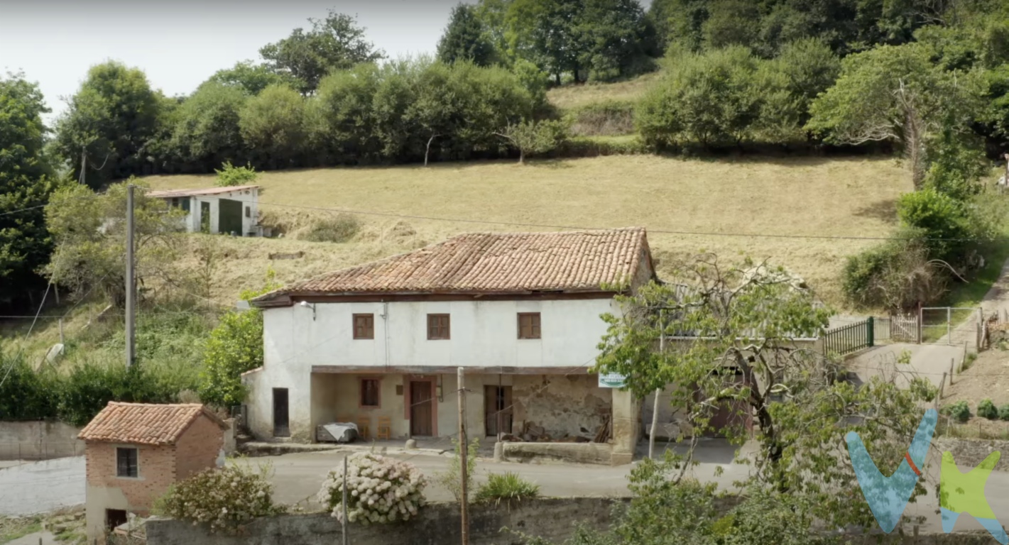abayes, Bimenes: un rincón donde soñar y vivir

Imagina despertar cada mañana con el canto de los pájaros, el aire fresco de la montaña y la calma que solo un pequeño pueblo asturiano puede ofrecer.
Imagina abrir la ventana y contemplar prados verdes, rodeado de montes y de esa paz que parece haberse detenido en el tiempo.

En Tabayes, un lugar donde la tradición y la naturaleza se abrazan, te espera esta joya rural:

Una casa de 160 m², lista para ser rehabilitada y convertida en el hogar con el que siempre soñaste.

Una cuadra adosada de 46 m², perfecta para usos complementarios o para integrarla en tu proyecto.

Y un terreno frontal de 491 m², ideal para una huerta, un jardín donde tomar el sol o un rincón donde los niños puedan jugar y crecer libres.

No es solo una propiedad, es un lienzo en blanco donde crear tu proyecto de vida.

Un hogar con alma y posibilidades infinitas

Esta vivienda respira la esencia de la arquitectura tradicional asturiana, con sus muros de piedra y detalles en madera. Su historia se percibe en cada rincón, esperando que alguien la devuelva a la vida con una rehabilitación llena de ilusión y respeto por su carácter.

Aquí puedes crear un hogar acogedor y saludable, donde vivir rodeado de naturaleza, o darle un enfoque turístico, aprovechando la creciente demanda de turismo rural y sostenible.

El terreno frontal es mucho más que metros cuadrados: es la posibilidad de cultivar tus propios alimentos, plantar flores que alegren tu día o disfrutar de las noches de verano bajo un cielo estrellado.

Ubicación perfecta: paz y conexión

Tabayes es un pequeño pueblo lleno de encanto, donde la vida discurre despacio, pero con la comodidad de estar bien conectado:

15 minutos hasta Nava, la capital de la sidra, con todos los servicios.

20-25 minutos hasta Pola de Siero y la autovía que te lleva a Oviedo o Gijón.

30 minutos hasta las playas de la costa asturiana.

Una ubicación perfecta para quienes quieren disfrutar de la tranquilidad rural sin renunciar a las comodidades de la ciudad.

Más que una casa, un proyecto de vida

En Inmobiliaria Green creemos en el valor de las casas con historia y en la importancia de devolver vida y futuro a nuestros pueblos.
Por eso, te acompañamos en cada paso:

Te orientamos sobre ayudas y subvenciones para la rehabilitación.

Estudiamos la viabilidad y financiación de tu proyecto.

Te ayudamos a transformar esta propiedad en una inversión segura y con alma.

Vive experiencias, crea recuerdos

El concejo de Bimenes es naturaleza, tradición y calidad de vida:

Senderos y rutas para perderte entre montes y bosques.

Ríos y pozas donde refrescarte en verano.

Una gastronomía auténtica, con la sidra como protagonista y recetas tradicionales que saben a hogar.

Aquí encontrarás mucho más que una vivienda:
un hogar donde tus sueños echen raíces, un lugar para disfrutar de lo sencillo, lo verdadero y lo duradero.

📌 Nota: El precio no incluye los gastos de impuesto de transmisiones patrimoniales, notaría ni registro.