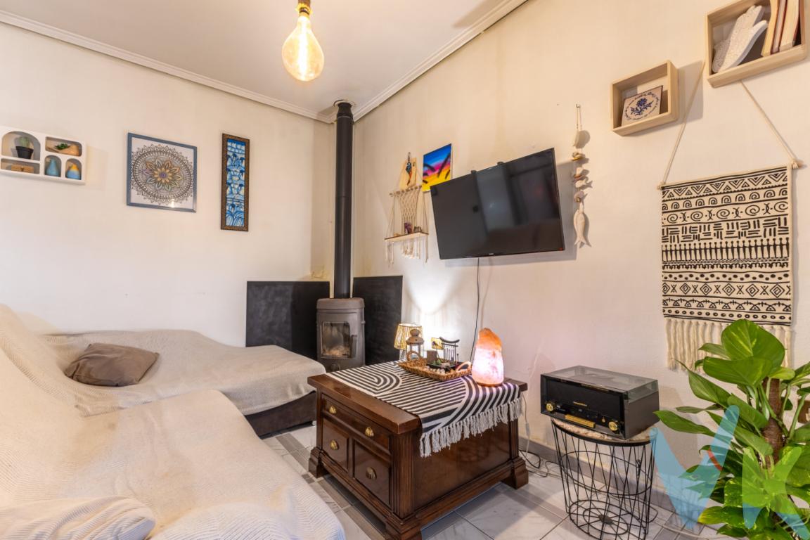  Casa en Venta en Puerto de Sagunto, Zona Avenida de Abril - 9 de OctubreDescubra esta maravillosa oportunidad de adquirir una casa amplia y acogedora situada en el encantador barrio de Avenida de Abril - 9 de Octubre, en el vibrante Puerto de Sagunto. Esta propiedad es ideal para aquellos que buscan establecer su hogar en un ambiente tranquilo y accesible, con todas las comodidades necesarias al alcance de la mano.La casa, construida en el año 1956, conserva una estructura sólida que se complementa perfectamente con las comodidades modernas. Ofrece un generoso espacio habitable con 93 metros útiles y un total de 112 metros construidos, distribuidos inteligentemente para maximizar cada rincón. Podrá disfrutar de cuatro espaciosas habitaciones, perfectas para acomodar a toda la familia o para utilizar como oficinas personales, estudios, o espacios de recreación.Uno de los aspectos más destacados de esta propiedad es su impresionante terraza, un lugar ideal para disfrutar del clima mediterráneo, tomar el sol o simplemente relajarse al final del día. Además, la casa cuenta con un trastero conveniente, proporcionando espacio adicional para almacenamiento y asegurando que sus pertenencias estén siempre organizadas y al alcance.La ubicación de esta casa es simplemente inmejorable. El barrio está bien comunicado, con una parada de autobús cercana que facilita el acceso al resto de la ciudad y sus alrededores. Ya sea que necesite desplazarse por motivos laborales o disfrutar de las atracciones locales, la movilidad nunca será un problema.La infraestructura de la zona incluye servicios de alcantarillado modernos, asegurando que su hogar sea lo más cómodo y eficiente posible. Además, la comunidad ofrece una gama de servicios y comodidades locales, desde supermercados y tiendas hasta instalaciones educativas, centros de salud y opciones de ocio.La casa es perfecta para establecer su residencia en un entorno donde la historia y la modernidad se entrelazan de manera armoniosa. El Puerto de Sagunto es conocido por su rico patrimonio cultural y su vibrante escena social, proporcionando una calidad de vida excepcional tanto para familias como para individuos.No pierda la oportunidad de explorar esta propiedad única en persona. Las visitas son altamente recomendadas para apreciar plenamente lo que esta casa tiene para ofrecer. Al caminar por sus espacios bien diseñados y al sentirse el ambiente que rodea la propiedad, podrá imaginar su nueva vida en este encantador hogar.Este es el momento ideal para invertir en una propiedad que ofrece tanto historia como potencial futuro. La combinación de ubicación privilegiada, espacio generoso y características modernas hacen de esta casa una elección excepcional.Para obtener más información o para concertar una visita, no dude en ponerse en contacto. Asegúrese de considerar esta oportunidad de experimentar el confort y la calidez de un hogar diseñado para satisfacer todas sus necesidades. Haga de esta encantadora casa el lugar donde construir su futuro y crear recuerdos inolvidables.El precio indicado no incluye gastos ni otros conceptos. A tal efecto, se informa que al referido precio habrá que añadirle los gastos propios de la transmisión inmobiliaria, entre los que cabe enumerar los siguientes: honorarios notariales, impuesto al que se encuentre sujeta la transmisión (Impuesto sobre el Valor Añadido o Impuesto sobre Transmisiones Patrimoniales ), gastos de inscripción en el Registro de la Propiedad y honorarios de intermediación de la agencia inmobiliaria.Por mandato expreso del propietario, comercializamos este inmueble en exclusiva, por lo que garantizamos un servicio de calidad, un trato fácil, sencillo y sin interferencias de terceros. Por este motivo, se ruega no molestar al propietario, a los ocupantes de la propiedad, a los vecinos, o conserjes del edificio o urbanización si los hubiera. Muchas gracias por su comprensión. La oferta está sujeta a cambios de precio o retirada del mercado sin previo aviso. Este anuncio en su conjunto, incluyendo textos, fotos, imágenes o cualquier otro contenido del mismo, no es vinculante dado que la información es ofrecida por terceros y puede contener errores. Se muestra a título informativo y no contractual.Este inmueble se vende en cuerpo cierto y las medidas expuestas en el anuncio son aproximadas.Agencia Registrada con el N.º 1844 en el Registro Obligatorio de Agentes Inmobiliarios de la Comunidad Valenciana. Puede consultar en la web de la GVA. 