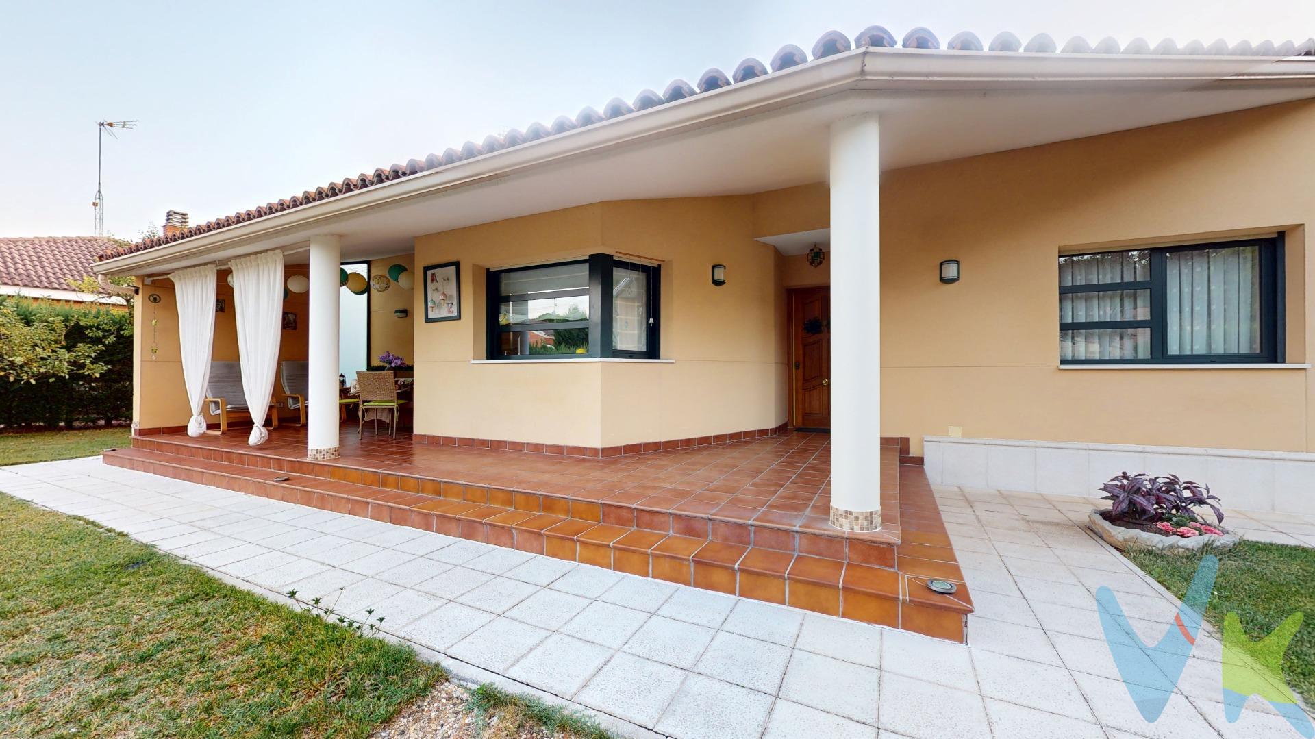Hay momentos en los que no buscas simplemente cambiar de casa. Buscas cambiar tu forma de vivir. Tener jardín, desayunar al sol, encender la chimenea en invierno, organizar una barbacoa con amigos y disfrutar de espacio e intimidad sin alejarte demasiado de Valladolid. En Parque Romeral, Traspinedo, encontramos esta vivienda individual de una sola planta sobre una parcela urbana de 798 m², completamente vallada, con césped, jardín consolidado y riego automático. La vivienda cuenta registralmente con 164 m² construidos, incluidos sus dos porches, y dispone además de un garaje cerrado de aproximadamente 40 m². Su distribución resulta especialmente cómoda. La casa se organiza en dos zonas diferenciadas unidas por un distribuidor: una zona social, formada por cocina independiente y un amplio salón con chimenea, y otra más privada donde se encuentran sus 3 dormitorios y 2 baños completos. El dormitorio principal dispone de armario empotrado totalmente forrado y vestido. Uno de los baños cuenta con bañera y el otro con ducha. El salón es uno de los protagonistas de la casa. Su doble orientación Este-Oeste permite disfrutar de sol y luz natural durante prácticamente todo el día y, junto con las distintas orientaciones de la vivienda, favorece una agradable ventilación cruzada. Y la relación entre interior y exterior está especialmente bien resuelta. Desde el salón accedemos al porche Este, perfecto para disfrutar del sol de la mañana. Junto a la cocina encontramos el segundo porche orientado al Oeste, comunicado con una zona de barbacoa fija con fregadero, pensada para comidas, reuniones y largas tardes de verano. La parcela ofrece muchísimo espacio exterior y permite plantear incluso una futura piscina, condicionada a la correspondiente autorización urbanística. La vivienda cuenta con calefacción individual de gasóleo, ventanas de aluminio anodizado con Climalit y rotura de puente térmico y agua de la red municipal. Se encuentra en muy buenas condiciones y lista para entrar a vivir. Se vende vacía y la cocina se entrega sin electrodomésticos. El acceso principal a Parque Romeral está asfaltado; actualmente la calle Uno no lo está. Y después está Traspinedo. Para muchos vallisoletanos es mucho más que una localidad próxima a la ciudad: es un tradicional lugar de encuentro de familias y amigos, conocido por sus restaurantes y sus famosos pinchos de lechazo al sarmiento. Además, su ubicación permite disfrutar del entorno vitivinícola de la Ribera del Duero vallisoletana y de algunas de las bodegas más reconocidas de la provincia. Esta propiedad puede ser una magnífica vivienda habitual para quien quiere sustituir un piso por jardín, chimenea, garaje y casi 800 m² de parcela sin alejarse excesivamente de Valladolid. De hecho, numerosos vecinos del entorno residen allí durante todo el año. Pero también puede ser esa segunda casa cerca de Valladolid que realmente puedas utilizar cualquier fin de semana, cualquier tarde o siempre que quieras cambiar la ciudad por tu propio jardín. Precio: 139.900 €. No incluidos impuestos y gastos de compraventa, notaría y Registro. Honorarios de intermediación inmobiliaria a cargo del comprador: 8.000 € + IVA, no incluidos en el precio. Las superficies expresadas en esa página tienen carácter descriptivo y son aproximadas. Los precios pueden ser susceptibles de modificación sin previo aviso. Quizá no estés buscando simplemente otra casa. Quizá estés buscando otra forma de vivir. 