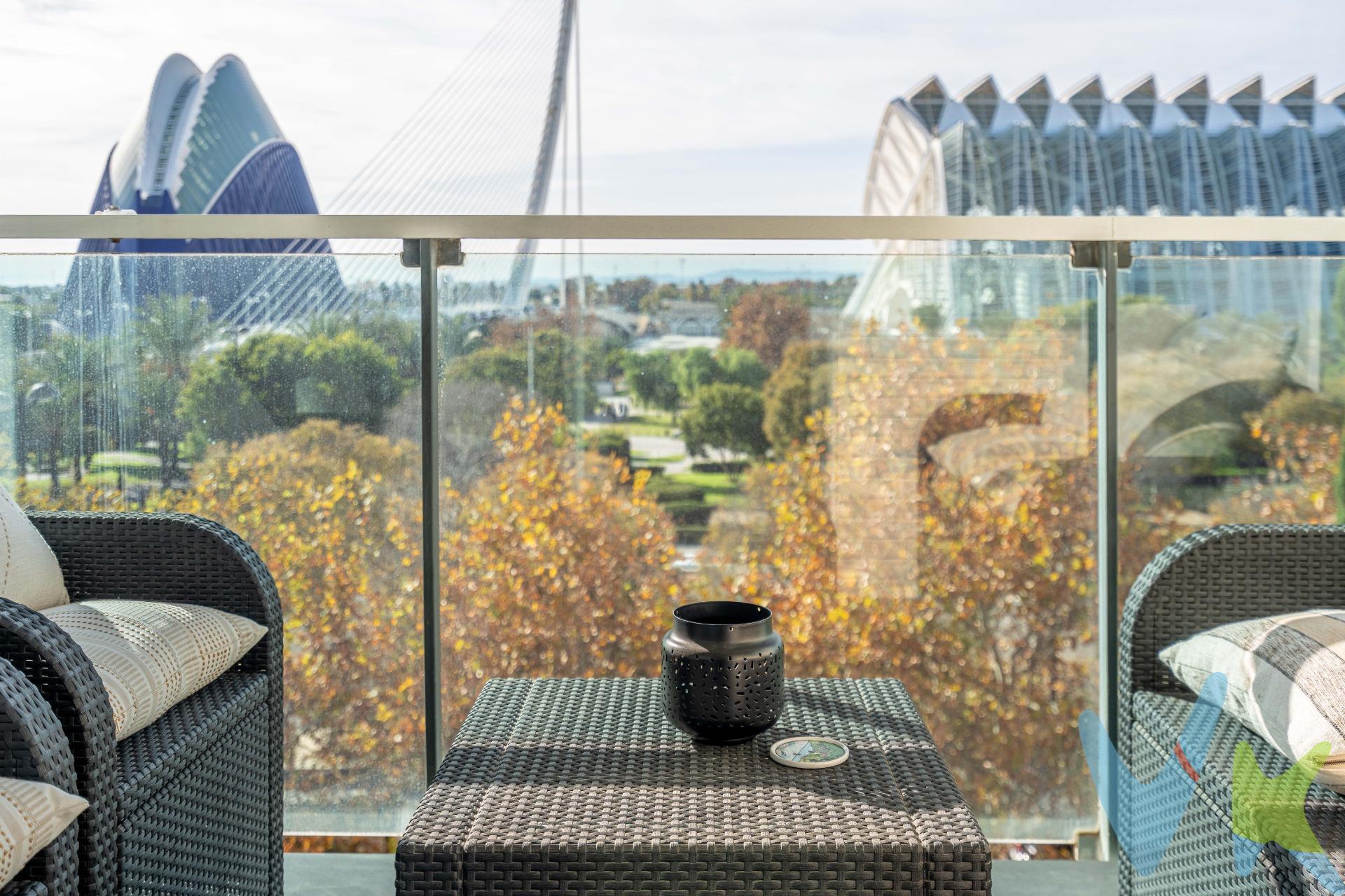 EL BALCÓN SOÑADO DE VALENCIA Vivienda de Lujo con Vistas Privilegiadas a la Ciudad de las Ciencias. . Imagínese despertar cada mañana con la arquitectura futurista de Calatrava como telón de fondo. Esto no es solo un piso, es un palco privado, una experiencia sensorial única, situado en el corazón residencial más exclusivo y deseado de Valencia. Vistas que Cortan la Respiración. Este es, sencillamente, el lienzo que siempre quiso contemplar. Disfrute de unas vistas panorámicas e inalterables sobre el majestuoso complejo de la Ciudad de las Artes y las Ciencias. Desde la serenidad del amanecer hasta el brillo nocturno de sus estanques, cada momento es una obra de arte. Un Hogar de Lujo y Luminosidad Luz y Diseño: Una vivienda diseñada para capturar la luz mediterránea. Su disposición totalmente exterior a dos fachadas garantiza una luminosidad excepcional en cada rincón y una agradable brisa cruzada. Espacios Abiertos: Disfrute de la vida al aire libre con su  balcón y la joya de la corona: una terraza perfecta para su momento de relax con las luces de la ciudad a sus pies. Amplitud Exquisita: Generosas dimensiones y una distribución fluida que potencia el confort y la sensación de espacio infinito. Calidad Superior: Los materiales hablan por sí solos. Acabados de primeras calidades elegidos con gusto y durabilidad, creando un ambiente de discreto y atemporal. Confort Elevado : La comodidad es absoluta: Parking Incluido: Olvídese de buscar aparcamiento con su plaza de garaje, un privilegio esencial en esta área. Vida de Barrio Premium: Rodeado de las mejores dotaciones de Valencia: gastronomía de alto nivel, servicios gourmet, colegios y el pulmón verde del antiguo cauce del Turia a un paso. Tiene absolutamente todo lo que necesita. Esta es su oportunidad de elevar su calidad de vida y adquirir uno de los miradores más deseados de Valencia. Un hogar donde la exclusividad se encuentra con el horizonte. ¡No compre solo un piso, compre un horizonte! Permítanos mostrarle su futuro hogar. ------------------------------------------------------------------------------------------------------------------ . ------------------------------------------------------------------------------------------------------------------. Por mandato expreso del propietario, comercializamos este inmueble en exclusiva, lo que le garantiza el acceso a toda la información. Por este motivo, se ruega no molestar al propietario, a los ocupantes de la propiedad o a los vecinos. Muchas gracias por su comprensión. Si usted es agente inmobiliario y tiene un cliente para este inmueble, llámenos: estaremos encantados de colaborar.