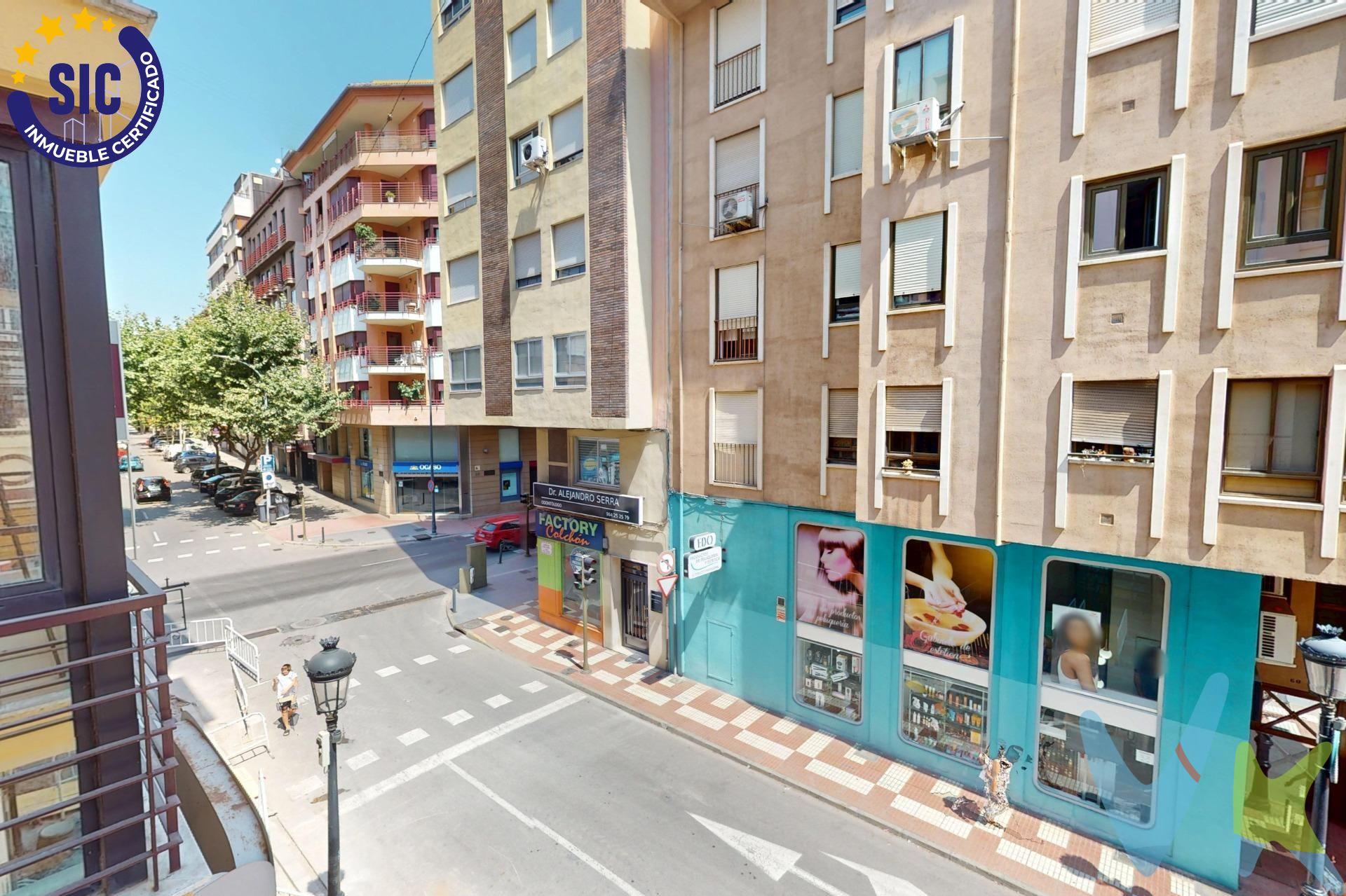 Oportunidad única en pleno centro de Castellón. Te presentamos esta amplia vivienda de 161 m² actualmente adaptada como consulta médica, pero con infinitas posibilidades para convertirla en tu hogar o en un despacho profesional. 📍 Ubicación privilegiada: en el corazón de Castellón, rodeada de todos los servicios esenciales —farmacias, colegios, comercios, cafeterías y transporte— y con fácil acceso a pie a cualquier punto del centro. Este inmueble es en exclusiva, con lo que le facilitamos cualquier información sobre la vivienda. Por este motivo, solicitamos no molesten al propietario, ocupantes de la propiedad, vecinos o conserje de la comunidad. En todos los casos los precios expuestos son más impuestos y gastos derivados de la transmisión del inmueble. . 🛋 Distribución espaciosa y funcional:. Gran recibidor que da paso a una luminosa sala principal. 4 amplias estancias que pueden convertirse en dormitorios, despachos o salas de trabajo. Cocina independiente. Baño completo y aseo adicional. Patio interior. 🚗 Extras que marcan la diferencia:. Plaza de garaje (opcional + 20.000) y trastero. . Ascensor, aire acondicionado y puerta blindada. Orientación noroeste que aporta luz y ventilación natural. Hilo musical y acabados cuidados. ✅ Perfecta para familias que buscan amplitud y comodidad, o para profesionales que necesiten un espacio céntrico y bien comunicado. No dejes escapar la oportunidad de vivir o trabajar en una de las zonas más demandadas de Castellón. Llámanos y agenda tu visita hoy mismo. . 