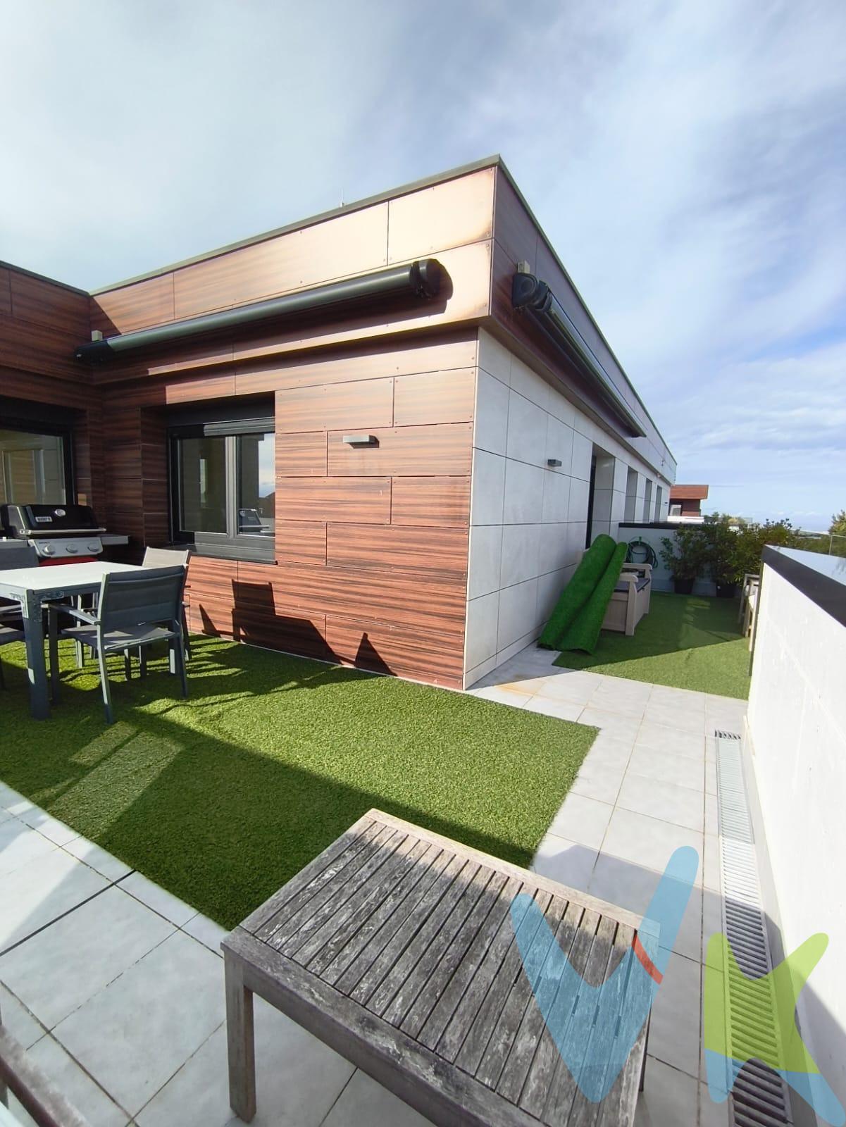 Te aseguro que HAS SOÑADO esta casa: ÁTICO, CONSTRUCCIÓN SEMINUEVA, METROS PARA TODOS, TERRAZA DE 70M2, FRENTE AL MAR Y CERCA DE TODO. Ya te dije que la habías imaginado ¿o no? Prepárate para conocer todos los detalles:. - UBICACIÓN: Soto de la Marina, en un entorno residencial, a 600m de la Playa de la Virgen del Mar, con preciosos paseos por la Costa Quebrada a tu alcance y siendo prácticos: a 10 minutos del centro de Santander, a 7 del Parque Tecnológico y a 5 de la autovía, con supermercado y servicios a 2 minutos. - URBANIZACIÓN: Construida en el año 2020, con calidades modernas: fachada ventilada, suelo radiante, aerotermia y una eficiencia energética A. Y ahora vamos ya a lo importante, TU CASA SOÑADA, TU NUEVO HOGAR:. - 4 HABITACIONES, todas pueden ser dobles. La principal, con un bonito armario a medida estilo vestidor y baño privado. Dos dormitorios se encuentran actualmente comunicados con una puerta corredera, IDEAL si tienes niños y quieres que jueguen juntos pero mantengan su independencia, si quieres diferenciar en zona de dormir y juegos/estudio, despacho-dormitorio o lo que tu familia necesite. Todas tienen orientación SUR y salida a la espectacular terraza. - 3 BAÑOS completos, los 3 con ducha y uno dentro de la habitación principal. - SALÓN con maravillosos ventanales y comunicado con la terraza, al SUR y al ESTE. - COCINA completamente equipada y con capacidad para comer si lo prefieres, colindante al salón y también con salida a la terraza para que te sea más fácil disfrutar de ambos espacios con familia o amigos. Si eres de los que te gustan abiertas únicamente tendrás que tirar un tabique. - Además cuenta con un espacio súper interesante y necesario, habitación habilitada como LAVADERÍA + TENDEDERO convertido en una galería, perfecta para tener un espacio de servicio tan necesario, ambos suman 8m2. - Y ahora la JOYA de la casa, LA TERRAZA, más de 70m2 de disfrute con total privacidad, con vistas al mar y a la montaña, con capacidad para crear diferentes zonas, y con orientación principal al SUR, ¿podrás salir en algún momento de esta maravilla? Sino, siempre puedes invitar a los demás a disfrutarla contigo, aquí hay sitio para todos. - Para rematar, cuenta con PLAZA DE GARAJE situada en el mismo edificio y trastero. ¿Ves como no falta de nada para que puedas mudarte? Incluso podrás ampliar la familia o invitar a tus hijos y nietos a disfrutar de Cantabria en vacaciones. ¡No te pierdas esta magnífica inversión! Llámame 610 23 41 55. *Impuestos y gastos de notaría y Registro no incluidos en el precio de venta. 