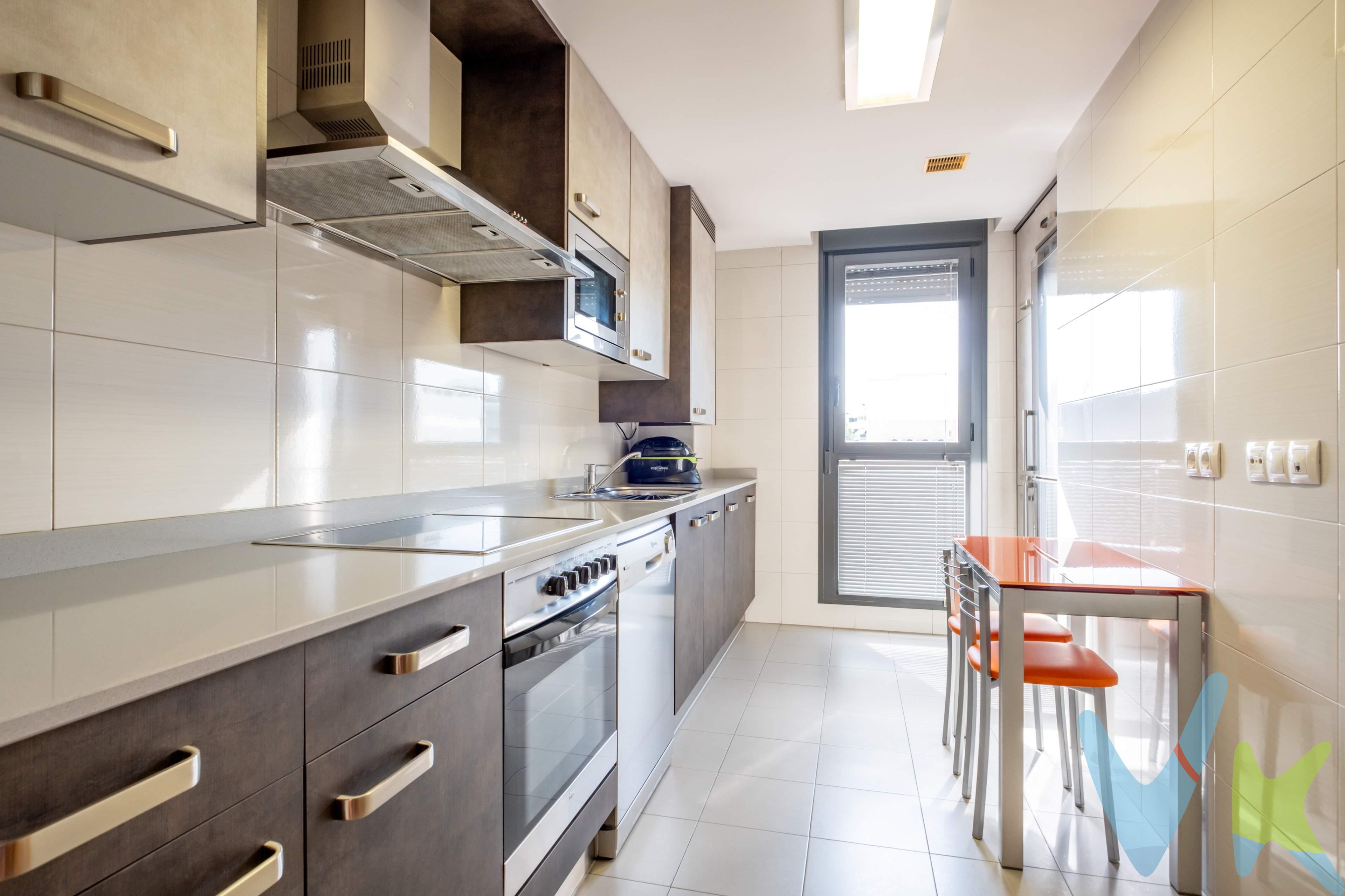 Si buscas un hogar cómodo, listo para entrar a vivir y en una de las zonas más tranquilas y valoradas de Cuarte de Huerva, este piso seminuevo en Calle Vía Parque es una excelente opción. Situado junto al Parque del Ayuntamiento, destaca por ser totalmente exterior, lo que le aporta una magnífica luminosidad natural y una agradable sensación de amplitud en todas sus estancias. Distribución y características principales:. -	Salón-comedor: Un espacio amplio y confortable con acceso directo a la terraza, ideal para el descanso diario o para compartir momentos en familia. -	Terraza privada: Un rincón exterior despejado perfecto para disfrutar del aire libre y del buen tiempo. -	Cocina independiente: Moderna, práctica y funcional, con buena capacidad de almacenamiento y espacio bien aprovechado y aire acondicionado en toda la casa por conductos. -	3 Dormitorios: Dormitorio principal en suite: Especialmente amplio y con su propio baño completo privado. Dos dormitorios adicionales: Ideales como habitaciones infantiles, espacio para adolescentes, zona de invitados o un cómodo despacho para teletrabajar. -	2 Baños completos: Uno incorporado en el dormitorio principal y un segundo baño familiar completo para dar servicio al resto de la casa. -	Plaza de garaje incluida: Para la máxima comodidad en tu día a día, olvidándote de buscar aparcamiento al llegar a casa. -	Trastero privado: Un espacio extra indispensable para almacenamiento y desahogo de la vivienda. Urbanización y equipamiento:. La vivienda se encuentra en un residencial cerrado y muy cuidado que incluye:. -	Piscina comunitaria y zonas infantiles recreativas. -	Edificio con ascensor a cota cero, totalmente accesible. Ubicado a un paso de todos los servicios esenciales (colegios, supermercados, transporte público y zonas deportivas) y con excelente comunicación con Zaragoza. Una vivienda cuidada al detalle, lista para entrar a vivir y disfrutar de una gran calidad de vida. Contáctanos para concertar una visita sin compromiso. *** Gastos e impuestos no incluidos. A título orientativo, en segundas transmisiones, el comprador abonará: Impuesto sobre Transmisiones Patrimoniales (ITP), tipo general en Aragón al 8% (*). Base de cálculo: mayor valor entre precio de compraventa o valor de referencia catastral. Gastos de Notaría y Registro: Aranceles variables según precio, número de copias y complejidad; cálculo según tarifas normativas. Si se precisa hipoteca: Tasación, condiciones y costes bancarios según entidad elegida por el comprador; así como gastos de gestoría y cualesquiera otros inherentes a la compraventa. No se incluyen otros gastos o tributos que puedan por Ley corresponder al comprador. Operación sujeta a doble mediación. Existen honorarios a cargo del comprador, salvo pacto en contrario, no incluidos en PVP. El consumidor conforme a la normativa vigente podrá solicitar información y documentación adicional relativa al inmueble, sus características, condiciones de la operación y del servicio de mediación en la oficina y/o a través de nuestro teléfono de contacto o mail. La agencia actúa exclusivamente como intermediaria en la compraventa, cuyas condiciones, en todo caso, estarán sujetas a la aceptación expresa del vendedor del inmueble y posterior formalización del contrato. La información suministrada se corresponde con la disponible a la fecha de publicación, pudiendo variar en función de las circunstancias o actualizaciones legales, contractuales y fiscales. Anuncio de carácter meramente informativo. Para una información exhaustiva sobre el funcionamiento, tipos impositivos y bonificaciones del ITP en Aragón, puede consultar el portal oficial de la Agencia Tributaria Autonómica. Tarifas notariales y registrales reguladas en el Anexo I del Real Decreto 1426/1989 y Anexo I del Real Decreto 1427/1989, respectivamente. Anuncio no vinculante, puede contener errores. 