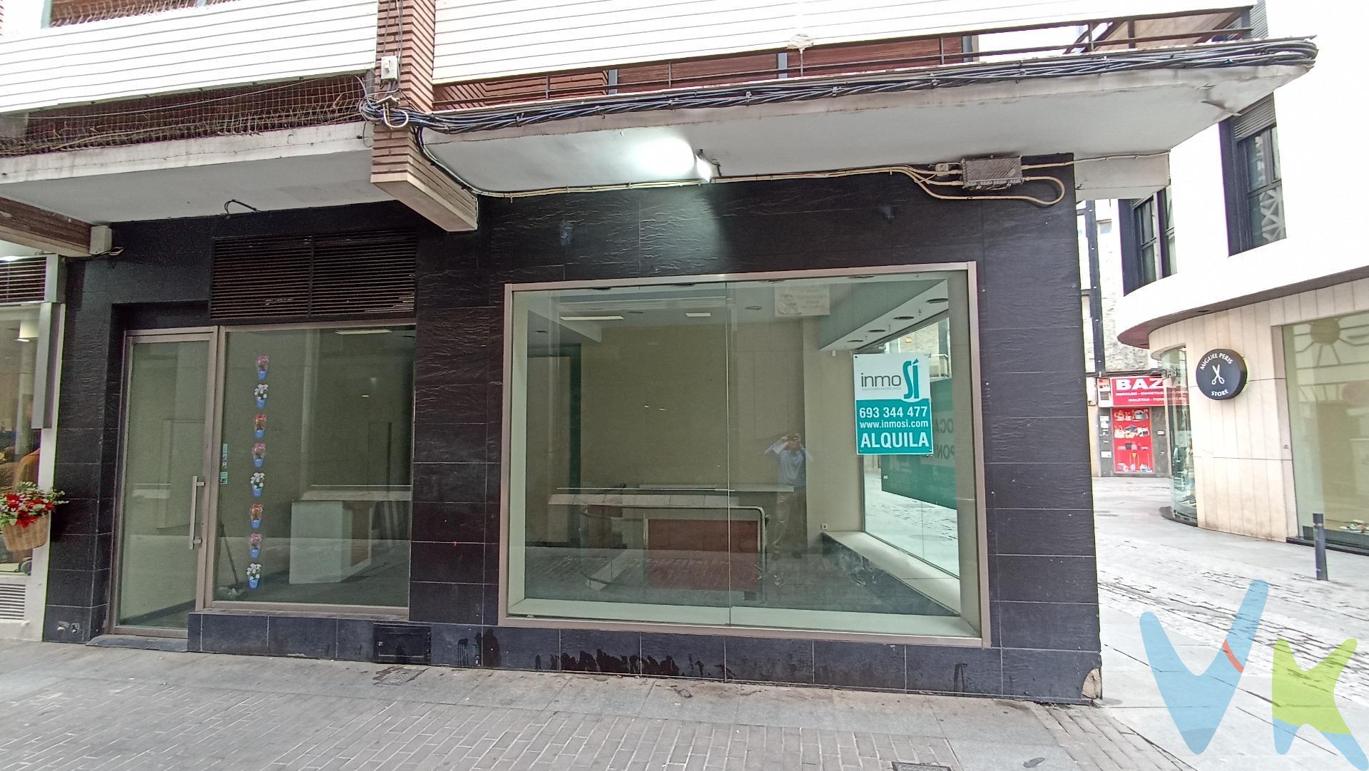 Visibilidad, tránsito y posibilidades sin límites. 📍 Situado en pleno centro de Córdoba, en Calle Conde de Robledo, una de las vías que conecta Cruz Conde con Bulevar Gran Capitán, este local ofrece una ubicación estratégica en una de las zonas más transitadas y comerciales de la ciudad, con gran afluencia peatonal y rodado día tras día. ⭐ Lo que hace único a este local. 🔹 Fachada de impacto: Más de 12 m de exposición en esquina con dos grandes escaparates que aseguran una presencia visual potente. 🔹 Cristales blindados: Seguridad y durabilidad para tu actividad. 🔹 Mucha visibilidad: Frente al garaje de Edaco y el histórico Bingo Zahira, en una calle con constante paso de personas y vehículos. 🔹 Amplias dimensiones:. 38 m² a pie de calle, ideal para atención al público o exposición. Más de 130 m² en sótano, distribuidos en almacén, despacho y aseo, ofreciendo espacio extra para gestión, stock o instalaciones internas. 🛠️ Funcional, visible y listo para tu idea. Aunque su última actividad fue una tienda de moda y ropa, este local no está limitado a una sola actividad: su formato abierto, su posición en esquina y los amplios escaparates lo convierten en un espacio adaptable para una tienda propia, showroom, servicios profesionales, galería, centro de estética, oficina de atención al cliente o cualquier concepto comercial que necesite visibilidad y flujo constante de público. 👉 Nota importante: el local no dispone de salida de humos. 📌 Por qué esta zona es top. Calle Conde de Robledo forma parte de la estructura física del corazón comercial de Córdoba, transcurriendo desde Cruz Conde hasta Boulevar Gran Capitán, dentro del Centro Comercial Abierto de Córdoba, una de las áreas económicas más activas y con mayor densidad de comercio urbano. Estar aquí significa tener al alcance no solo clientes locales, sino también visitantes y turistas que se mueven por el centro, lugares emblemáticos y rutas comerciales principales de la ciudad. 📈 Oportunidad para emprender o expandir negocio. Este local es mucho más que un espacio:. ✅ Visibilidad constante desde la calle. ✅ Gran fachada y escaparates que atraen clientes. ✅ Zona de moda comercial consolidada. ✅ Distribución funcional con espacio extra en sótano. ✅ Adaptable a múltiples tipos de negocios. 👉 ¡Una fórmula ideal tanto para quien inicia un proyecto como para quien busca ampliar su presencia en Córdoba!. 📲 ¿Listo para dar vida a tu idea comercial aquí?. Contáctanos, agenda tu visita y descubre cómo este espacio puede convertirse en tu próximo éxito empresarial. El comprador tendrá un coste adicional de un 2,5% más IVA del precio de venta final, por el servicio de gestión, asesoramiento y formalización del proceso de compra. Este importe no está incluido en el precio publicado en venta. INFORMACIÓN ADICIONAL.  Los precios indicados pueden sufrir alteraciones sin previo aviso. Los GASTOS DE LA COMPRA serán según ley (Notaria, Registro e Impuestos) y no están incluidos en el precio señalado. 