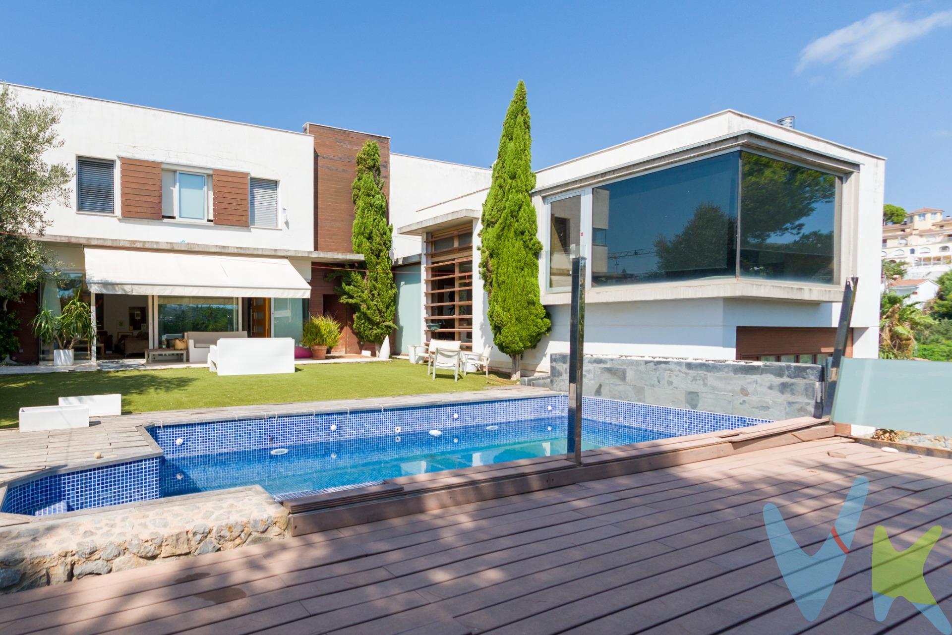 Hay lugares donde vivir se convierte en una experiencia. Esta villa es uno de ellos. Ubicada en la prestigiosa urbanización Playetas, en Oropesa del Mar, esta magnífica villa combina a la perfección arquitectura contemporánea, amplitud, privacidad y el privilegiado entorno natural del Mediterráneo. Su espectacular ubicación permite disfrutar de unas impresionantes vistas abiertas al mar, que se convierten en uno de los grandes protagonistas de la vivienda. El paisaje, la vegetación y la luz mediterránea forman parte de cada estancia gracias a sus grandes superficies acristaladas. La vivienda destaca por sus espacios amplios y luminosos, su cuidada arquitectura y una combinación de materiales que aporta elegancia y, al mismo tiempo, una extraordinaria sensación de calidez. La madera, los grandes ventanales y la conexión visual con el exterior crean ambientes acogedores y llenos de personalidad. Cuenta con 5 habitaciones y 4 baños, además de amplias zonas de estar y comedor concebidas para disfrutar cómodamente tanto del día a día como de momentos especiales con familia y amigos. Pero si hay un lugar donde esta villa alcanza todo su esplendor es en el exterior. Un jardín perfectamente integrado en un entorno natural consolidado, con árboles y vegetación que aportan privacidad, una magnífica piscina privada y diferentes espacios donde relajarse, tomar el sol o simplemente dejarse llevar por la tranquilidad del entorno. Y para disfrutar de uno de los grandes placeres de la vida mediterránea, la propiedad cuenta además con un espacioso paellero/barbacoa, un lugar perfecto para largas comidas, reuniones con amigos y esas sobremesas que no tienen ninguna prisa por terminar. La villa dispone también de una planta inferior, con salida al jardín, ofreciendo un espacio adicional con múltiples posibilidades. Una propiedad especial en uno de los enclaves más exclusivos de la costa de Oropesa del Mar, donde el diseño, la naturaleza, la privacidad y el Mediterráneo conviven en un entorno para vivirlo y unas vistas que nunca dejan de ser especiales. Por mandato expreso del propietario comercializamos este inmueble mediante contrato de multi-exclusiva, por el cual numerosas agencias colaboradoras, nacionales e internacionales, ofrecen esta vivienda a sus potenciales compradores, todo ello garantizando un servicio de calidad, un trato fácil, sencillo y sin interferencias de terceros, ya que la gestión es a través de nuestra agencia. *Impuestos, gastos de compraventa tales como honorarios agencia y financiación no incluidos. 