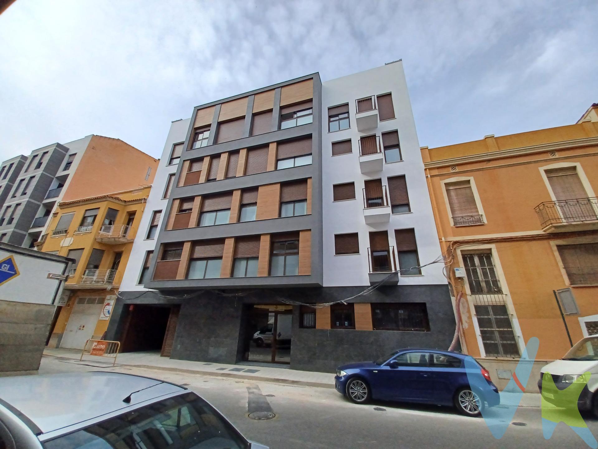 La promoción Edificio Cervantes es un edificio plurifamiliar . El edificio se situa en Castellón teniendo fachada tanto en la C / Joaquín  Costa nº 10 y la c/ Dean Marti nº 8, en un entorno consolidado en  Castellón, con todos los servicios urbanos cerca, como colegios, hospitales , supermercados, etc. El edificio está ubicado a 5 min caminando del centro de la ciudad. El edificio dispone de viviendas de dos, tres y cuatro habitaciones con dos baños. Cada vivienda cuenta con amplias terrazas, una plaza de garaje y un trastero por vivienda. En cuanto a las divisiones entre habitaciones, se ha optado por un sistema de tabiquería de placa de yeso laminado de 15 mm de espesor que aseguran un perfecto acabado en toda su superficie, con aislamiento acústico entre los tabiques interiores y estructura portante de acero galvanizado. El pavimento y revestimiento de cocina y baños de  todas las viviendas serán de azulejo porcelánico de primera calidad marca PORCELANOSA.Las paredes del baño y cocina irán revestidas hasta el techo en material cerámico de primera calidad marca PORCELANOSA. El pavimento general del resto de la vivienda será de PARKET LAMINADO AC5 de 1 LAMA de la casa PORCELANOSA, a elegir entre 5 modelos, sobre lámina anti impacto. Y el rodapié de toda la vivienda será en acabado blanco, a juego con la carpintería interior de la vivienda.Las escaleras de la vivienda tendrán un  acabado en Mármol Nacional y la  Barandilla de la misma será de hierro. Ventanas, balconeras, fijos y puertas de salida a la terraza y/o balcón de aluminio lacado en color con rotura de puente térmico. Vidrio tipo Doble CLIMALIT, vidrio incoloro bajo emisivo. Que garantiza el aislamiento acústico de los ruidos procedentes de la calle y, mejorando también el aislamiento térmico con apertura de carpintería sistema corredero, apertura batiente y apertura oscilobatiente donde la medida lo requiera. Cocina totalmente amueblada (muebles a medida), con un diseño actual de muebles altos y bajos de la marca GAMADECOR PORCELANOSA. Los sanitarios son de la marca NOKEN Porcelanosa. La vivienda llevará la instalación completa de aire acondicionado (frio y caliente) en toda la casa excepto baños y cocina, mediante conductos. Los CONDUCTOS serán CLIMAVER PLUS de 25 mm de espesor o similar. Las viviendas irán provistas de CAJA FUERTE de tamaño mediano empotrada en obra. Cada vivienda lleva vinculada una plaza de garaje y un cuarto trastero. El ASCENSOR es de 6 personas, con puertas automáticas, dispositivo telefónico para caso de avería y cabinas decoradas. Los elementos comunes guardaran el estilo y personalidad del edificio cuidando especialmente el zaguán en dónde se emplearan materiales cerámicos de gran formato y diseño exclusivo, combinados con la cerrajería de la puerta de entrada, los revestimientos de los paramentos y demás elementos. En el zaguán se cuidará igualmente la iluminación, empleando para ello luces indirectas automatizadas de bajo consumo y con encendido progresivo que optimice además el consumo energético. El resto de zonas de paso, en especial en los distribuidores de planta, se emplearan downlights de led que estarán conectados a un sistema de encendido automático mediante detectores de presencia. En cada una de las escaleras se dispone en la última planta de un espacio común destinado a TENDEDERO COMUNITARIO, con acceso directo desde el ascensor. Cada edificio, dispondrá de un sistema de DESCALCIFICADOR DE AGUA POTABLE COMUNITARIO. Por mandato expreso de la propiedad comercializamos este inmueble mediante contrato de exclusiva o multi-exclusiva, por el cual numerosas agencias colaboradoras,nacionales e internacionales,ofrecen esta vivienda a sus potenciales compradores, todo ello garantizando un servicio de calidad, un trato fácil, sencillo y sin interferencias de terceros. * Impuestos, gastos de compraventa y financiación no incluidos