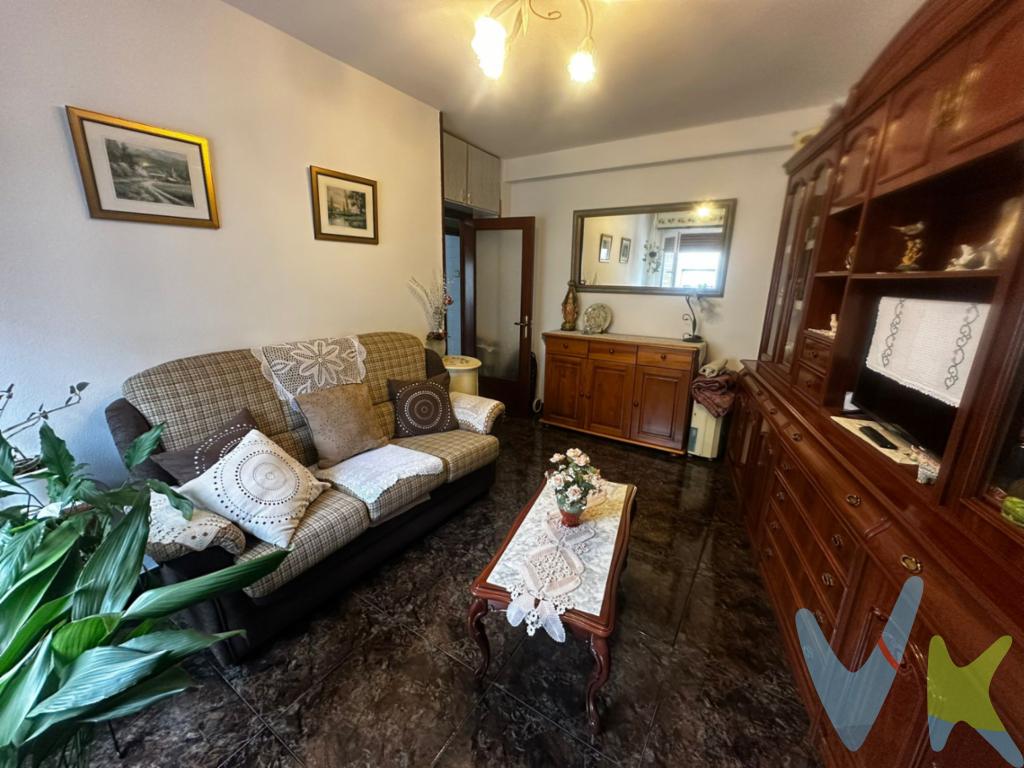 Piso en venta en la calle Daniel Cerra, en el barrio de La Calzada (cuarta planta sin ascensor). Una vivienda práctica, cuidada y lista para entrar a vivir o actualizar a tu gusto.Distribuida en salón, cocina, dos habitaciones y baño.Sobre la zona:Ubicado en el barrio de La Calzada, una zona muy cómoda con todos los servicios a pie de calle: supermercados, comercios locales, transporte público, colegios y centros de salud. Además, se encuentra muy cerca de la Playa del Arbeyal, ideal para pasear y disfrutar del entorno. Cuenta con excelente conexión con el centro de Gijón y rápida salida a las principales autovías.El precio de venta no incluye impuestos ni gastos de notaría y registro. 