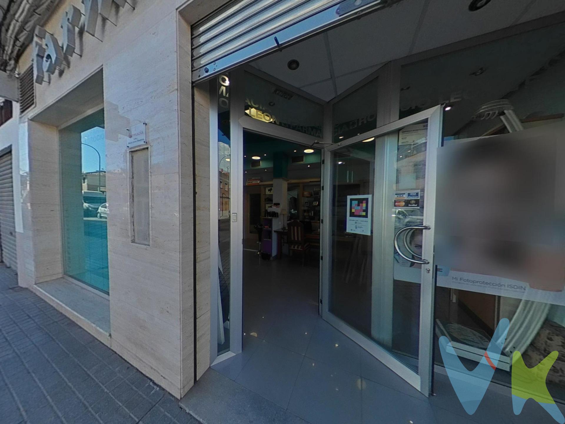 En el mercado existen locales comerciales… y existen oportunidades. Este inmueble reúne una de las características más difíciles de encontrar: una ubicación estratégica junto a la estación de tren y de autobuses de Córdoba, en una zona de gran tránsito, rodeada de comercios, restauración y todos los servicios que hacen que cada día pasen por delante cientos de personas. Si estás pensando en abrir tu propio negocio, este local te ofrece la visibilidad y la comodidad que toda actividad necesita para empezar con buen pie. Pero su potencial no termina ahí. Por sus características, también puede ser una excelente opción para quienes buscan un inmueble con posibilidades de adaptación a otros usos. Existe la posibilidad de estudiar su transformación en vivienda, siempre sujeta a la viabilidad técnica y a la obtención de las autorizaciones y licencias que correspondan. Esa versatilidad convierte esta propiedad en una interesante oportunidad tanto para emprendedores como para inversores que saben reconocer el valor de una buena ubicación. ✍🏼 ¿Por qué merece la pena?. ✔ Ubicación premium junto a la estación de tren y autobuses. ✔ Zona consolidada y con gran afluencia de personas. ✔ Rodeado de restauración, comercios y servicios. ✔ Ideal para desarrollar una actividad comercial o profesional. ✔ Posibilidad de valorar un cambio de uso a vivienda, conforme a la normativa aplicable. Hay decisiones que se toman por el precio. Y otras que se toman por la ubicación. Porque una buena ubicación no pasa de moda, no pierde valor y siempre abre nuevas posibilidades. 📞 Solicita más información y descubre todo el potencial que puede ofrecer este inmueble. . Cláusula de Transparencia y Desglose de Gastos (Ley 10/2025).  PRECIO DE VENTA + GASTOS.  En cumplimiento de las obligaciones de información previstas en la Ley 10/2025, de 28 de diciembre, de servicios de atención a la clientela y transparencia, así como en la normativa sectorial vigente, se hace constar que el precio indicado no incluye los gastos e impuestos inherentes a la adquisición, los cuales se desglosan a continuación:.  * Honorarios Agencia del comprador: 2,5 % del precio final de venta más el 21% de IVA (con un mínimo de 3.600 € más el 21% de IVA).  * Impuesto sobre Transmisiones Patrimoniales (ITP): Se aplicará el tipo impositivo vigente en la Comunidad Autónoma de Andalucía (generalmente el 7%, sin perjuicio de tipos reducidos del 3,5%, 1,2% o 1% aplicables según las circunstancias personales del comprador o las características del inmueble). El impuesto se devenga sobre el Valor de Referencia de Catastro o el precio de venta, aquel que resulte superior.  * Gastos de Notaría: Los honorarios notariales se calcularán conforme al arancel oficial regulado en el Anexo I, del Real Decreto 1426/1989, de 17 de noviembre, por el que se aprueba el arancel Notarial.  * Gastos de Registro: La inscripción en el Registro de la Propiedad se facturará según el arancel oficial establecido en el ANEXO I, del Real Decreto 1427/1989, de 17 de noviembre, por el que se aprueba el arancel Notarial.  * Gastos de Gestión (Gestoría): Los honorarios por la tramitación administrativa, liquidación de impuestos e inscripción registral ascienden a [600 aprox.] € (IVA incluido). * Para cumplir con la normativa vigente tenemos a disposición del cliente la Ficha de segundas y ulteriores transmisiones de inmuebles. El precio anunciado no tiene caducidad, pero puede sufrir alteraciones sin previo aviso.  Para una información exhaustiva sobre el funcionamiento, tipos impositivos y bonificaciones del ITP en Andalucía, puede visitar la página: https://www.juntadeandalucia.es/organismos/economiahaciendayfondoseuropeos/areas/tributos-juego/tributos/paginas/impuestos-cedidos-transmisiones.html. 