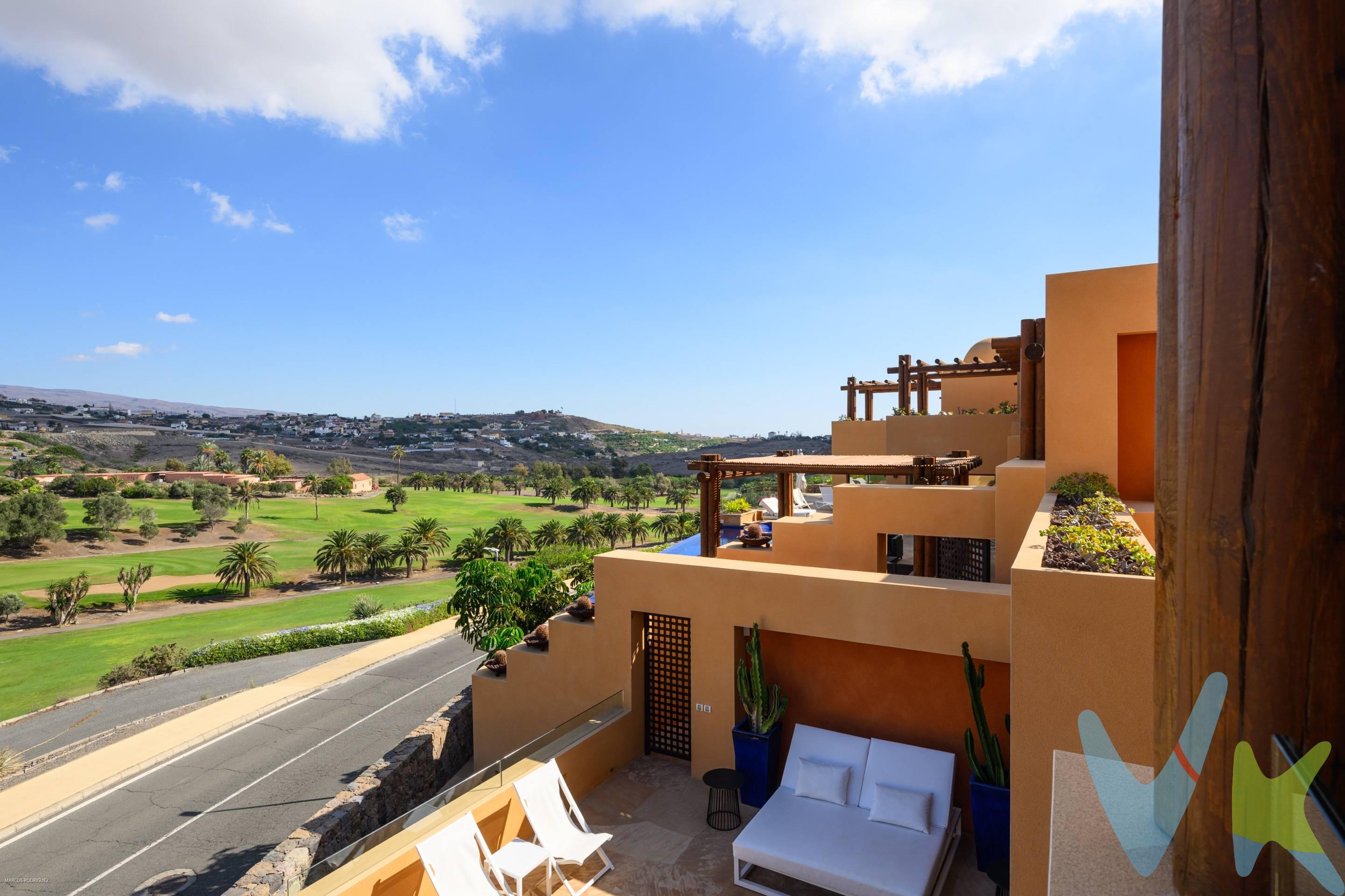 . Extraordinario chalet de lujo ubicado en un enclave muy especial  del sur de Gran Canaria como es  la urbanización  de Salobre Golf.  . La construcción se terminó en el año 2016 realizada por el arquitecto mexicano Jacinto Ávalos Raz de Guzmán. En ella prevalece un concepto arquitectónico lineal. Corona el diseño unas cúpulas con ojos de buey que de forma eficiente mantiene el calor en la parte superior. Los muros, de hormigón armado sirven como aislamiento térmico manteniendo una temperatura constante durante todo el año y libre de humedades. Y para que el ahorro energético sea mayor, existe en la cubierta una instalación de cúpulas solares para la climatización de la piscina y el agua caliente sanitaria de la casa. . Destaca de esta propiedad respecto al resto de villas, sus acabados:. Suelo de piedra de Arizona ipermeabilizada que se reproduce también en los lavabos de los cuartos de baño y paredes de la ducha. Todos los escalones están tallados a mano, la carpintería exterior es "technal" con cristal de 5 mm., cámaras aislantes de 6 mm y otros 5 mm de cristal. . Construido en una parcela de 600 metros cuadrados y vistas directas al campo de golf con orientación noroeste, dispone de 3 alturas. Planta alta se distribuye en 3 habitaciones dobles, una tipo suite , todas con armarios empotrados revestidos, 1 baño y un aseo. Planta baja, donde nos encontramos con la zona de estar con un amplio salón todo acristalado, porche con jardín, cocina completamente equipada, comedor y cuarto de lavado con pequeño patio para tender y un aseo. Tanto el salón como la cocina se abren a la zona de la piscina de concepto infinity con su propio solárium donde podrás gozar de plena tranquilidad y privacidad. Y por ultimo, el piso inferior donde están localizadas otras dos habitaciones individuales cada una con su propio baño. Dispone de plaza de aparcamiento en el exterior para 2 coches y garaje cubierto con capacidad para otros dos coches. En el interior del garaje se encuentra la sala de máquinas. . Actualmente la propiedad se encuentra en régimen de alquiler vacacional con alta rentabilidad. Para mayor información no dude en contactar. Los datos expuestos son meramente orientativos y están sujetos a errores u omisiones involuntarias. Los gastos derivados de la compra no están incluidos en el precio.  . 